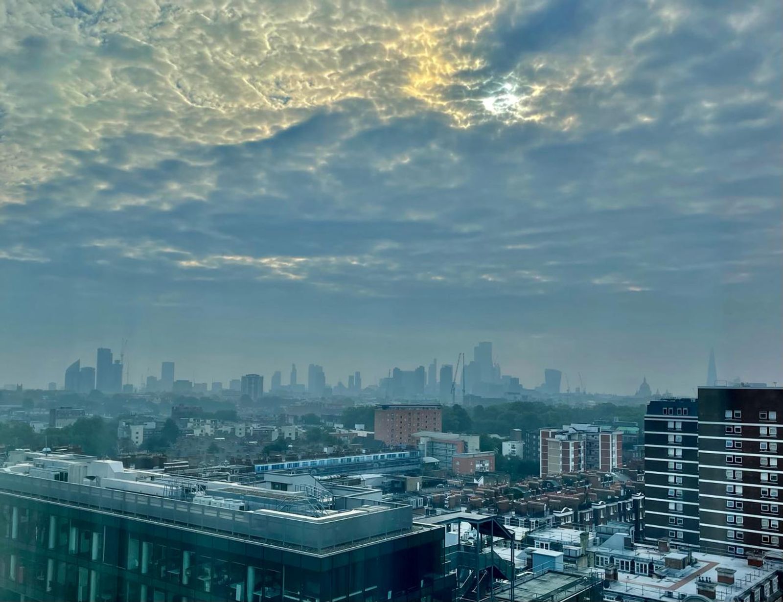 Londres sous un ciel nuageux : toits et tours du centre dans la brume