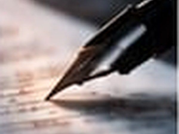 Stylo plume posé sur une feuille