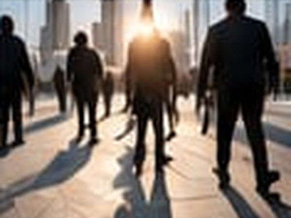 Jeunes actifs marchant à contre-jour dans un quartier d’affaires