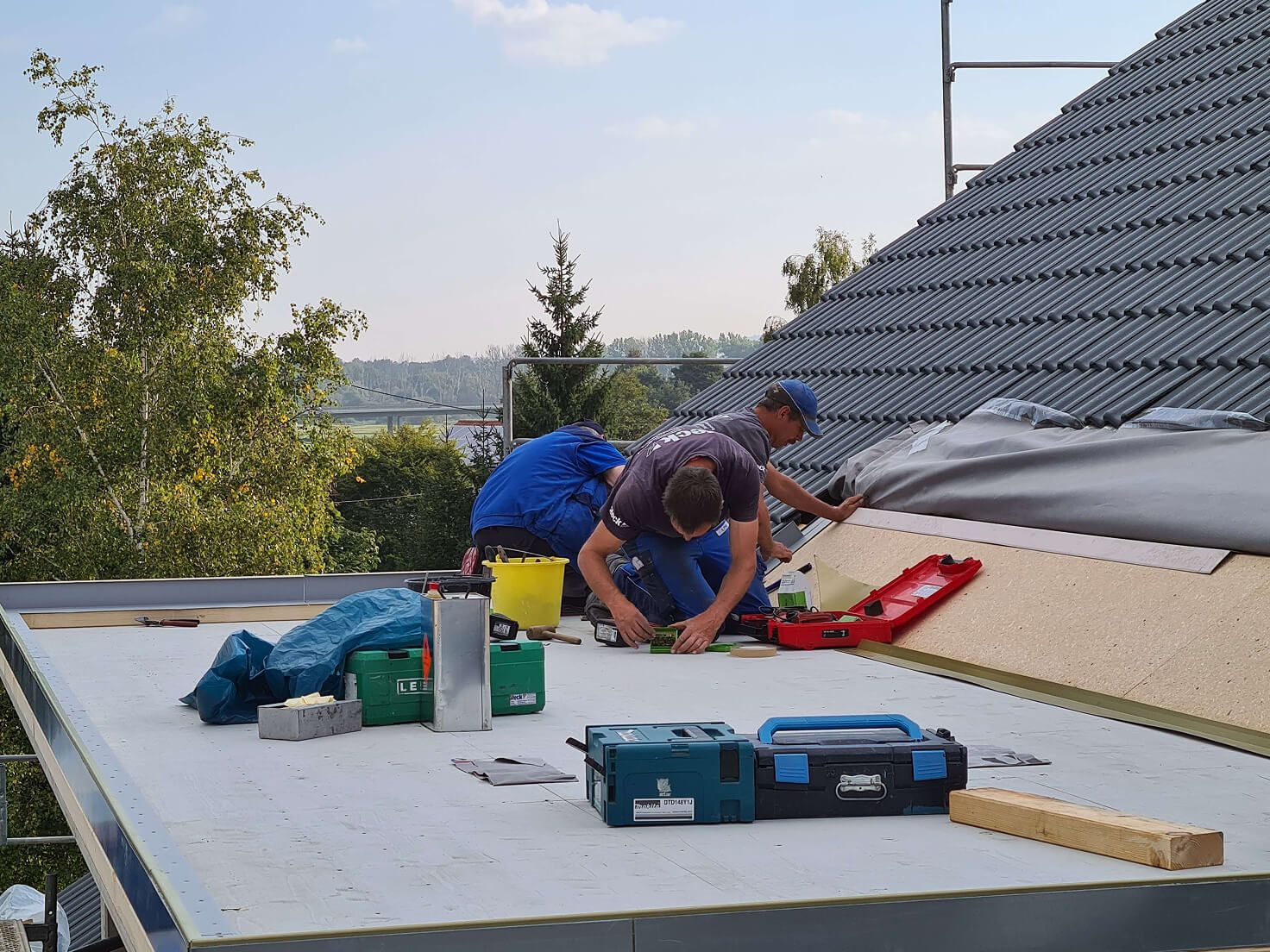 Flaschner – Herstellung und Montage von Metallbauteilen für Dächer, Fassaden und Entwässerungssysteme.