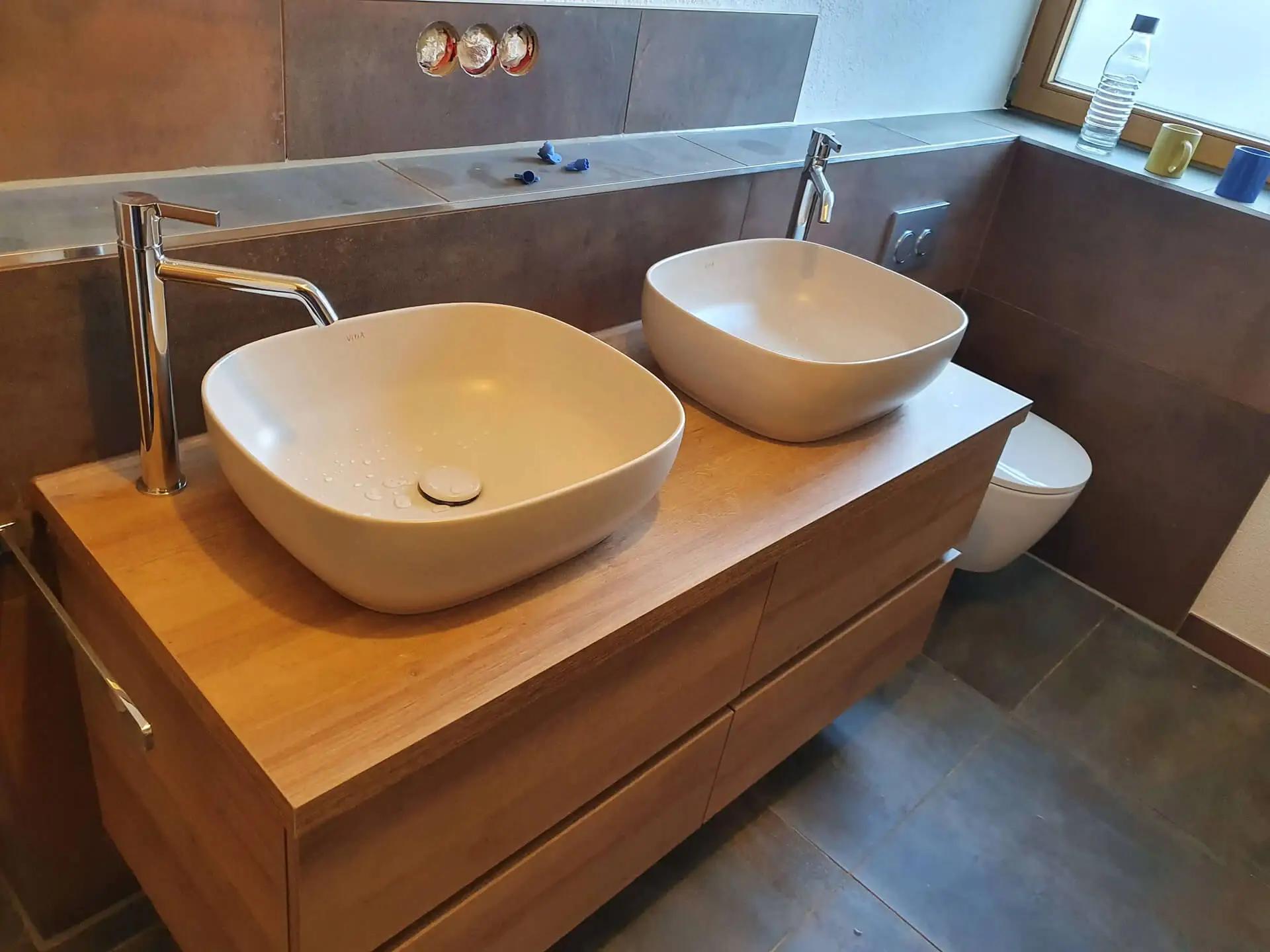 Sanitär – Planung, Installation und Wartung von Wasser- und Abwassersystemen für Badezimmer, Küchen und Gebäude.