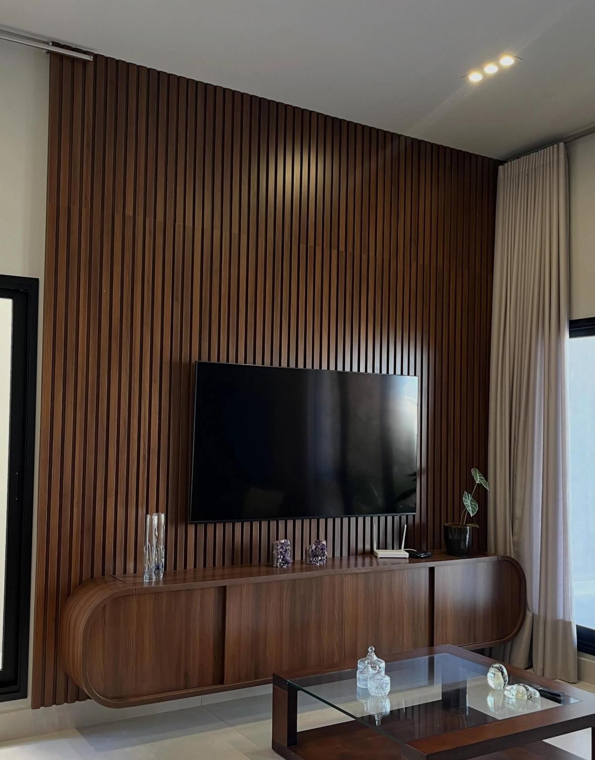 sala com painel ripado escuro