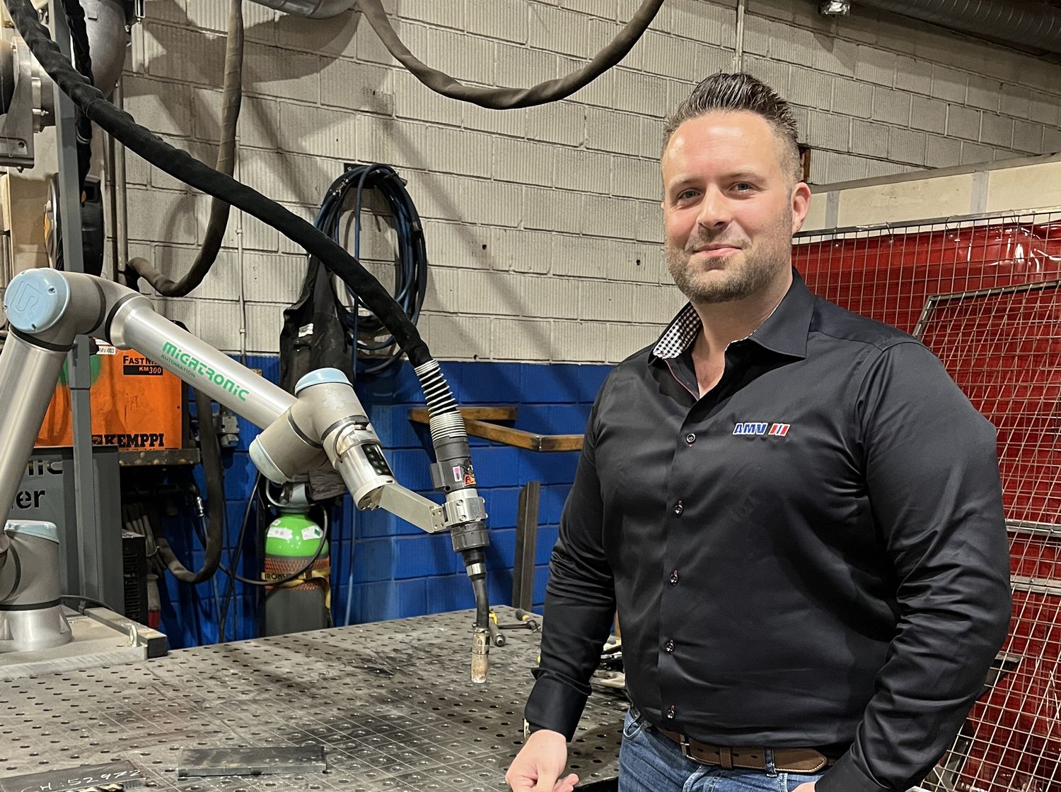 Mann med svart skjorte