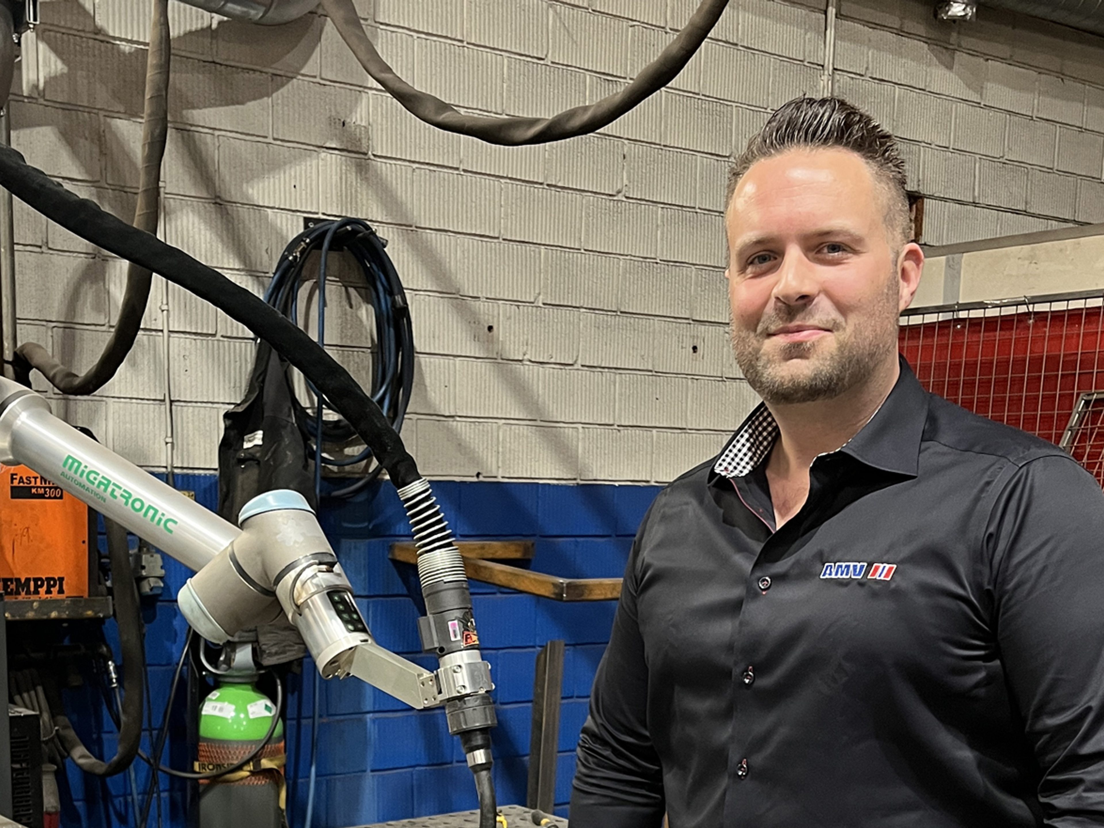 Mann med svart skjorte