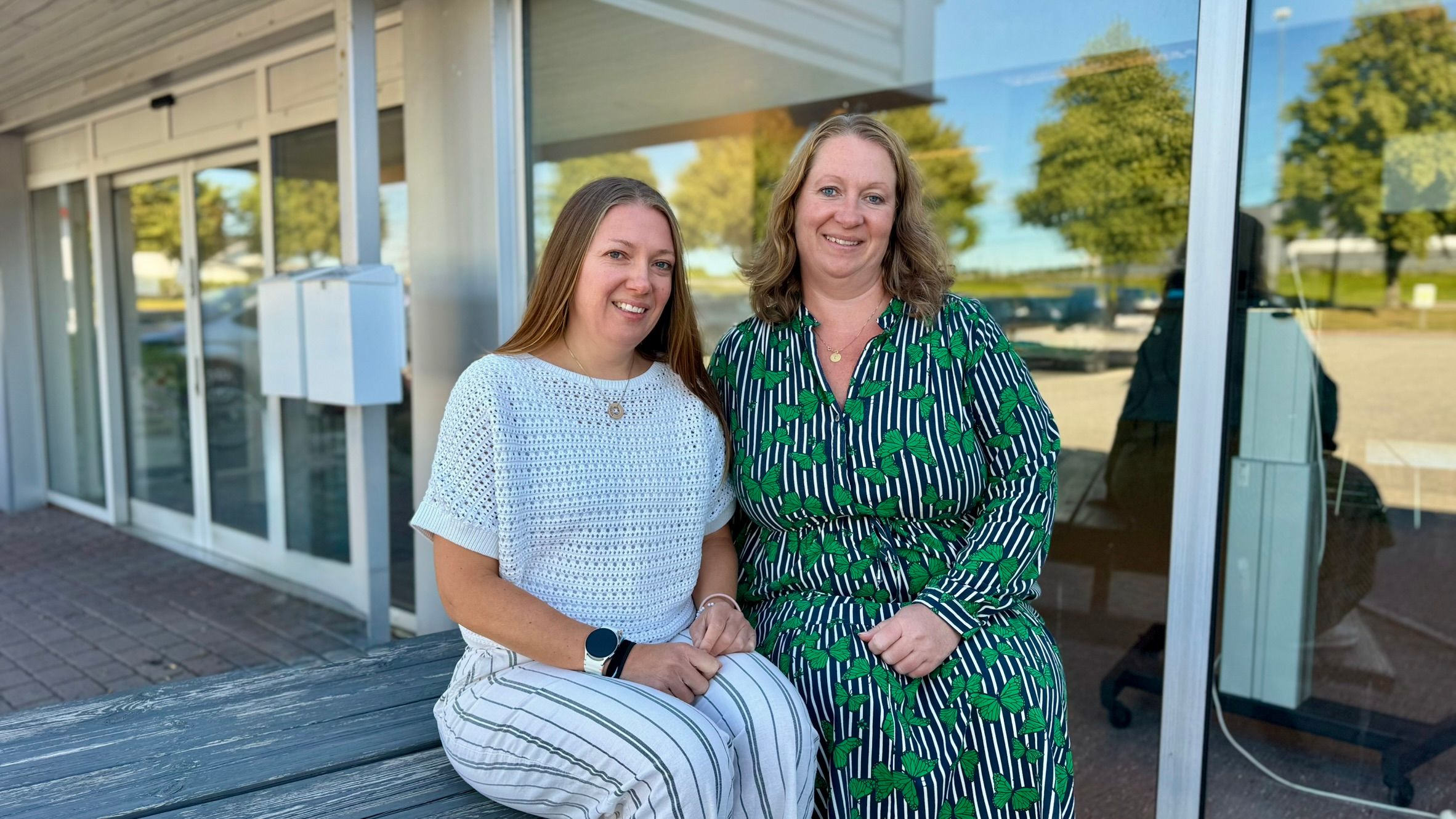 To damer på en benk