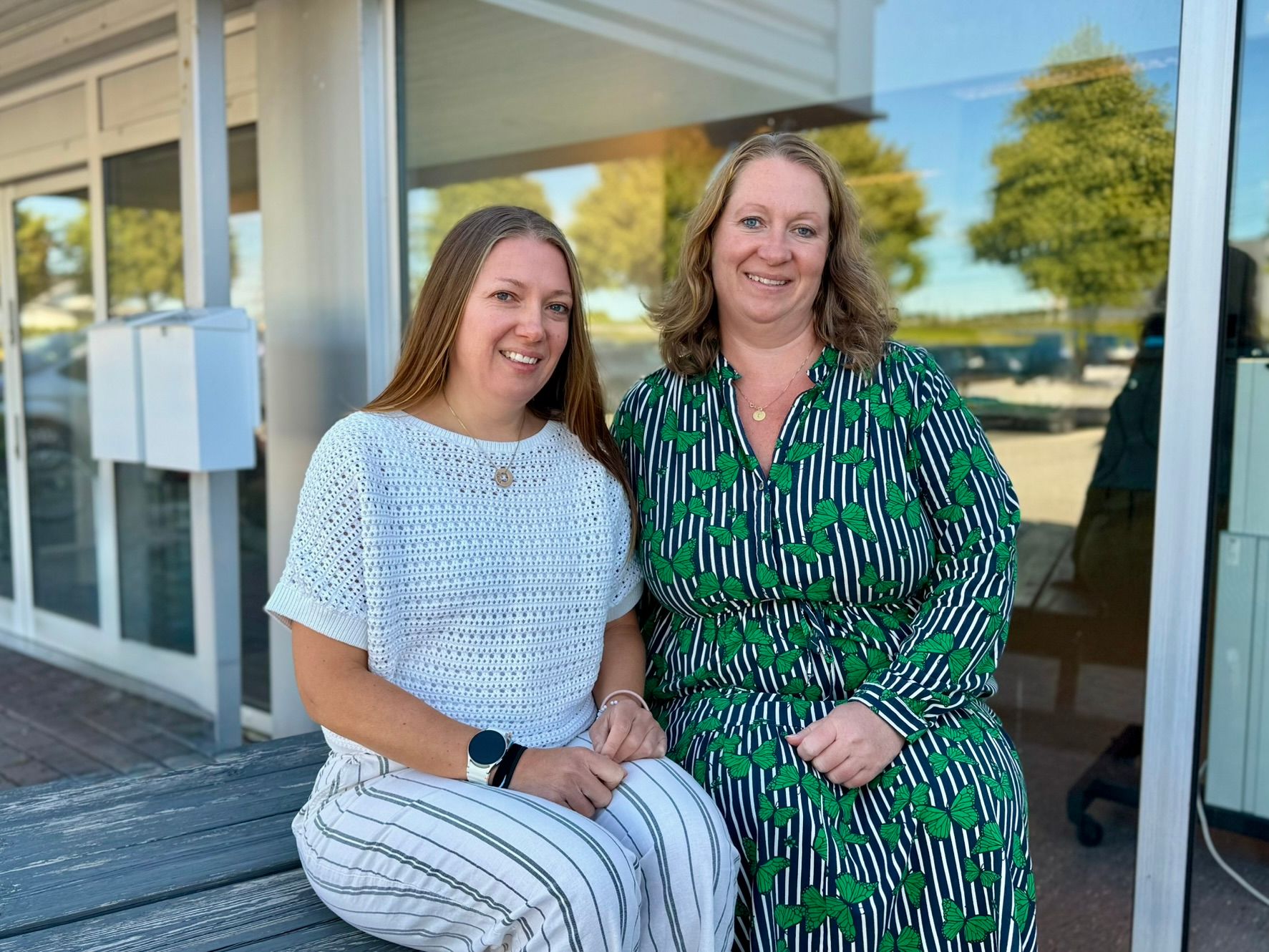 To damer på en benk