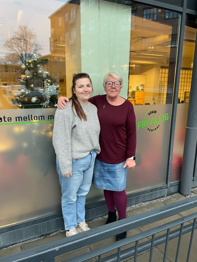 to blide damer foran frivilligsentralen