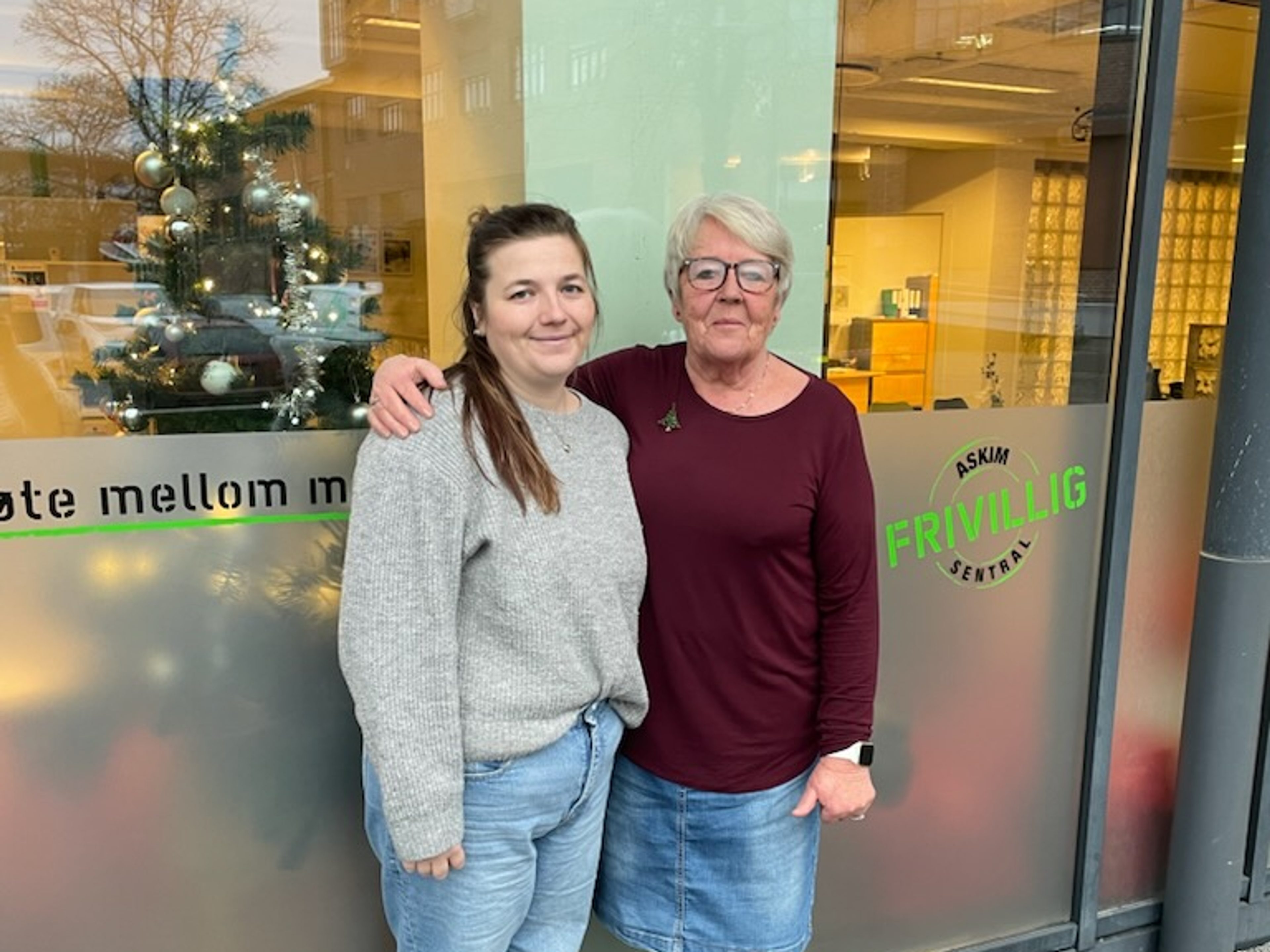 to blide damer foran frivilligsentralen