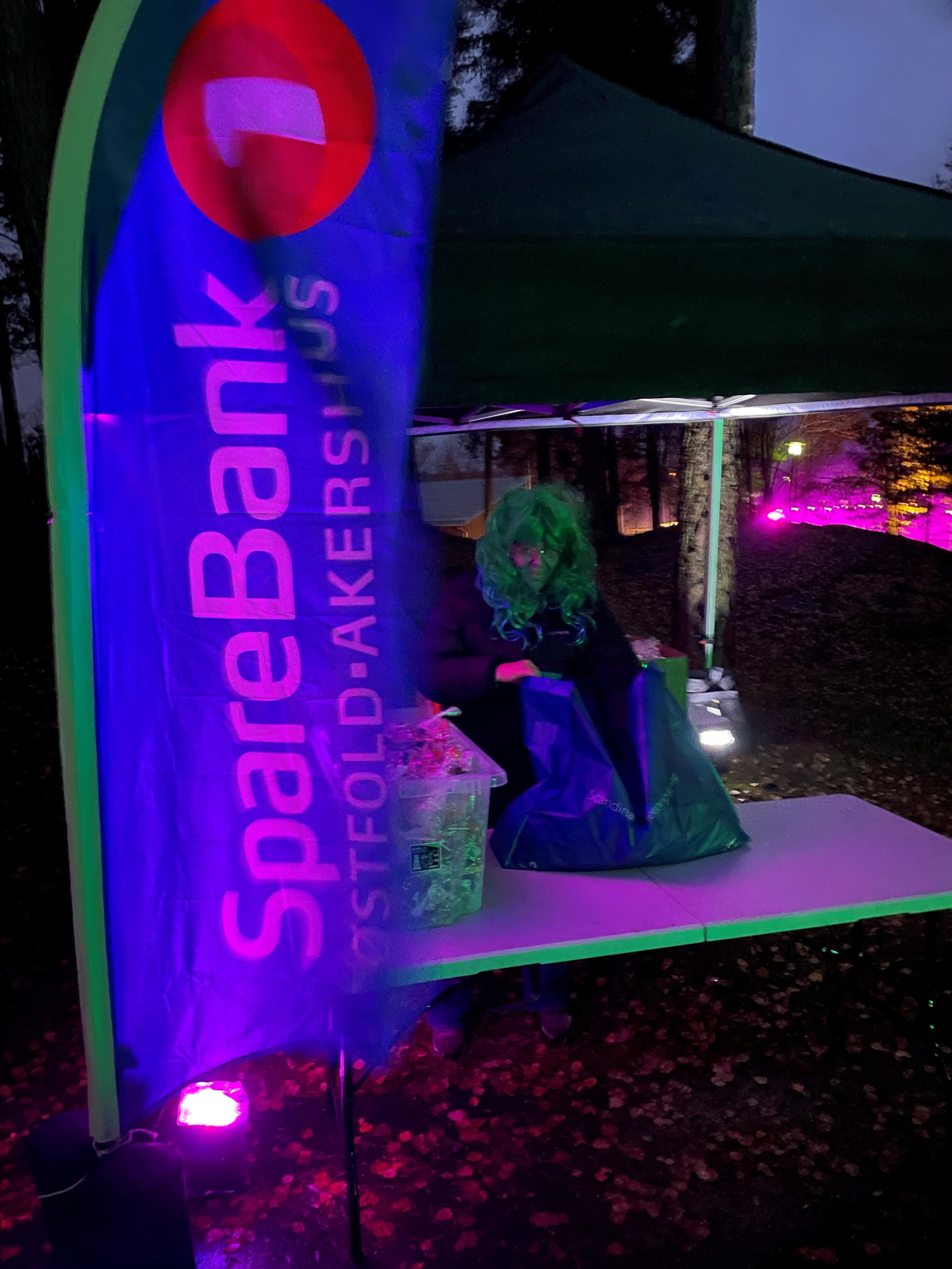 En som deler ut godteri under Halloween​​​​‌﻿‍﻿​‍​‍‌‍﻿﻿‌﻿​‍‌‍‍‌‌‍‌﻿‌‍‍‌‌‍﻿‍​‍​‍​﻿‍‍​‍​‍‌﻿​﻿‌‍​‌‌‍﻿‍‌‍‍‌‌﻿‌​‌﻿‍‌​‍﻿‍‌‍‍‌‌‍﻿﻿​‍​‍​‍﻿​​‍​‍‌‍‍​‌﻿​‍‌‍‌‌‌‍‌‍​‍​‍​﻿‍‍​‍​‍‌‍‍​‌﻿‌​‌﻿‌​‌﻿​​​﻿‍‍​‍﻿﻿​‍﻿﻿‌‍﻿​‌‍﻿﻿‌‍​﻿‌‍​‌‌‍﻿​‌‍‍​‌‍﻿﻿‌﻿​﻿‌﻿‌​​﻿‍‍​﻿​﻿​﻿​﻿​﻿​﻿​﻿​﻿​‍﻿﻿‌‍‍‌‌‍﻿‍‌﻿‌​‌‍‌‌‌‍﻿‍‌﻿‌​​‍﻿﻿‌‍‌‌‌‍‌​‌‍‍‌‌﻿‌​​‍﻿﻿‌‍﻿‌‌‍﻿﻿‌‍‌​‌‍‌‌​﻿﻿‌‌﻿​​‌﻿​‍‌‍‌‌‌﻿​﻿‌‍‌‌‌‍﻿‍‌﻿‌​‌‍​‌‌﻿‌​‌‍‍‌‌‍﻿﻿‌‍﻿‍​﻿‍﻿‌‍‍‌‌‍‌​​﻿﻿‌‌‍‌‍‌‍‌​​﻿​﻿​﻿‌​​﻿​‌​﻿​​‌‍‌‍​﻿‍‌​‍﻿‌​﻿‌‌​﻿‌‍‌‍​‍​﻿​‌​‍﻿‌​﻿‌​‌‍​‍​﻿‌‍​﻿​​​‍﻿‌​﻿‍‌‌‍​‍​﻿​​​﻿‌‌​‍﻿‌​﻿​﻿‌‍‌‍‌‍​‍​﻿‌﻿‌‍​‌‌‍​‌​﻿​﻿​﻿‌‌​﻿​‍‌‍​﻿​﻿​‌​﻿‌​​﻿‍﻿‌﻿‌​‌﻿‍‌‌﻿​​‌‍‌‌​﻿﻿‌‌﻿​​‌‍﻿﻿‌﻿​﻿‌﻿‌​​﻿‍﻿‌﻿​​‌‍​‌‌﻿‌​‌‍‍​​﻿﻿‌‌‍​‍‌‍﻿﻿‌‍‌​‌﻿‍‌​‍‌‌​﻿‌‌‌​​‍‌‌﻿﻿‌‍‍﻿‌‍‌‌‌﻿‍‌​‍‌‌​﻿​﻿‌​‌​​‍‌‌​﻿​﻿‌​‌​​‍‌‌​﻿​‍​﻿​‍​﻿​﻿‌‍‌​​﻿​‌​﻿‍​‌‍‌‌‌‍​﻿​﻿​​​﻿​‍‌‍‌​​﻿‌​‌‍‌​‌‍​‍​‍‌‌​﻿​‍​﻿​‍​‍‌‌​﻿‌‌‌​‌​​‍﻿‍‌‍​‌‌‍﻿​‌﻿‌​​﻿﻿﻿‌‍​‍‌‍​‌‌﻿​﻿‌‍‌‌‌‌‌‌‌﻿​‍‌‍﻿​​﻿﻿‌‌‍‍​‌﻿‌​‌﻿‌​‌﻿​​​‍‌‌​﻿​﻿‌​​‌​‍‌‌​﻿​‍‌​‌‍​‍‌‌​﻿​‍‌​‌‍‌‍﻿​‌‍﻿﻿‌‍​﻿‌‍​‌‌‍﻿​‌‍‍​‌‍﻿﻿‌﻿​﻿‌﻿‌​​‍‌‌​﻿​﻿‌​​‌​﻿​﻿​﻿​﻿​﻿​﻿​﻿​﻿​‍‌‍‌‍‍‌‌‍‌​​﻿﻿‌‌‍‌‍‌‍‌​​﻿​﻿​﻿‌​​﻿​‌​﻿​​‌‍‌‍​﻿‍‌​‍﻿‌​﻿‌‌​﻿‌‍‌‍​‍​﻿​‌​‍﻿‌​﻿‌​‌‍​‍​﻿‌‍​﻿​​​‍﻿‌​﻿‍‌‌‍​‍​﻿​​​﻿‌‌​‍﻿‌​﻿​﻿‌‍‌‍‌‍​‍​﻿‌﻿‌‍​‌‌‍​‌​﻿​﻿​﻿‌‌​﻿​‍‌‍​﻿​﻿​‌​﻿‌​​‍‌‍‌﻿‌​‌﻿‍‌‌﻿​​‌‍‌‌​﻿﻿‌‌﻿​​‌‍﻿﻿‌﻿​﻿‌﻿‌​​‍‌‍‌﻿​​‌‍​‌‌﻿‌​‌‍‍​​﻿﻿‌‌‍​‍‌‍﻿﻿‌‍‌​‌﻿‍‌​‍‌‌​﻿‌‌‌​​‍‌‌﻿﻿‌‍‍﻿‌‍‌‌‌﻿‍‌​‍‌‌​﻿​﻿‌​‌​​‍‌‌​﻿​﻿‌​‌​​‍‌‌​﻿​‍​﻿​‍​﻿​﻿‌‍‌​​﻿​‌​﻿‍​‌‍‌‌‌‍​﻿​﻿​​​﻿​‍‌‍‌​​﻿‌​‌‍‌​‌‍​‍​‍‌‌​﻿​‍​﻿​‍​‍‌‌​﻿‌‌‌​‌​​‍﻿‍‌‍​‌‌‍﻿​‌﻿‌​​‍‌‍‌﻿​​‌‍‌‌‌﻿​‍‌﻿​﻿‌﻿​​‌‍‌‌‌‍​﻿‌﻿‌​‌‍‍‌‌﻿‌‍‌‍‌‌​﻿﻿‌‌﻿​​‌﻿‌‌‌‍​‍‌‍﻿​‌‍‍‌‌﻿​﻿‌‍‍​‌‍‌‌‌‍‌​​‍​‍‌﻿﻿‌