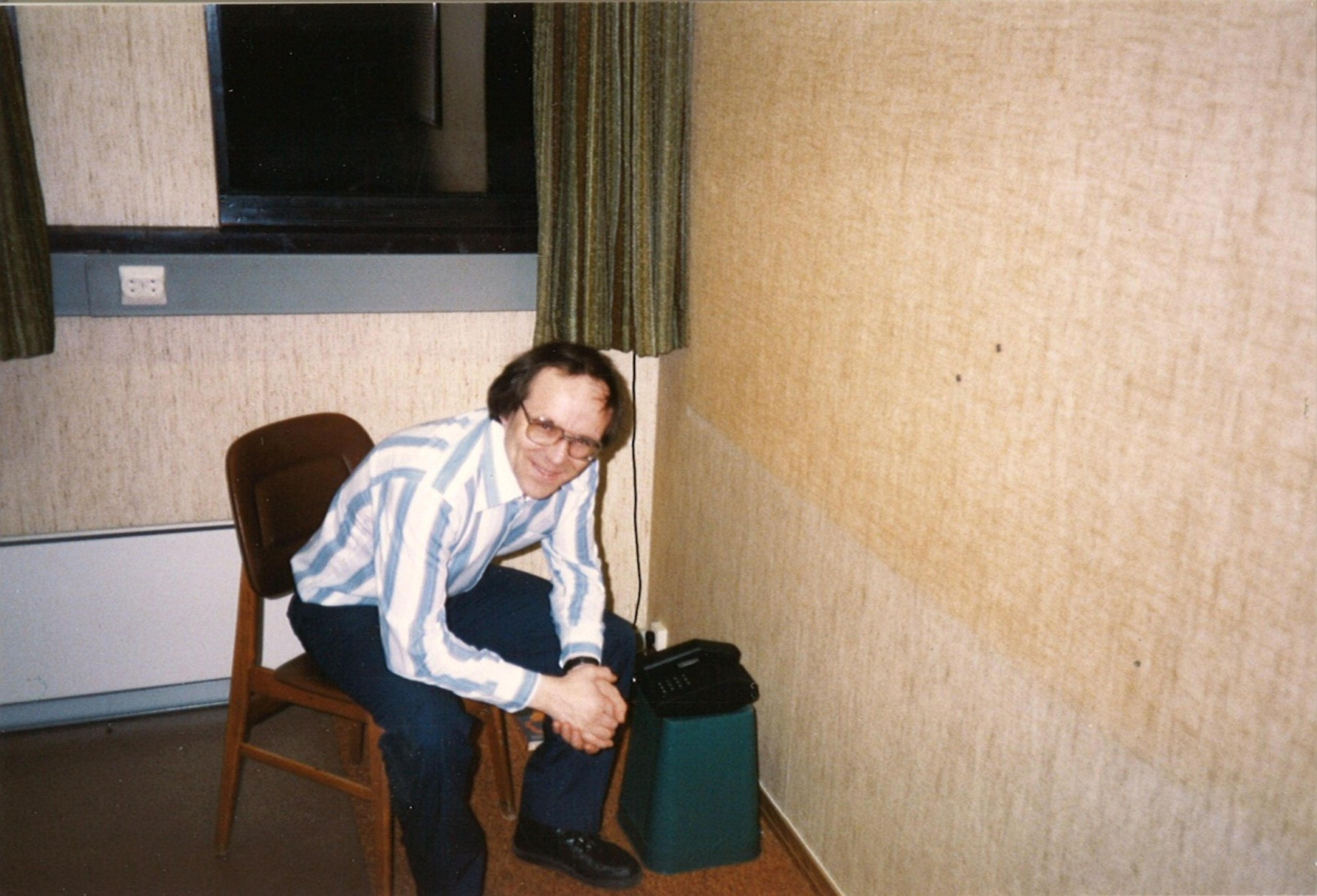 Et gammelt bilde fra 1987 av en mann som sitter på en stol