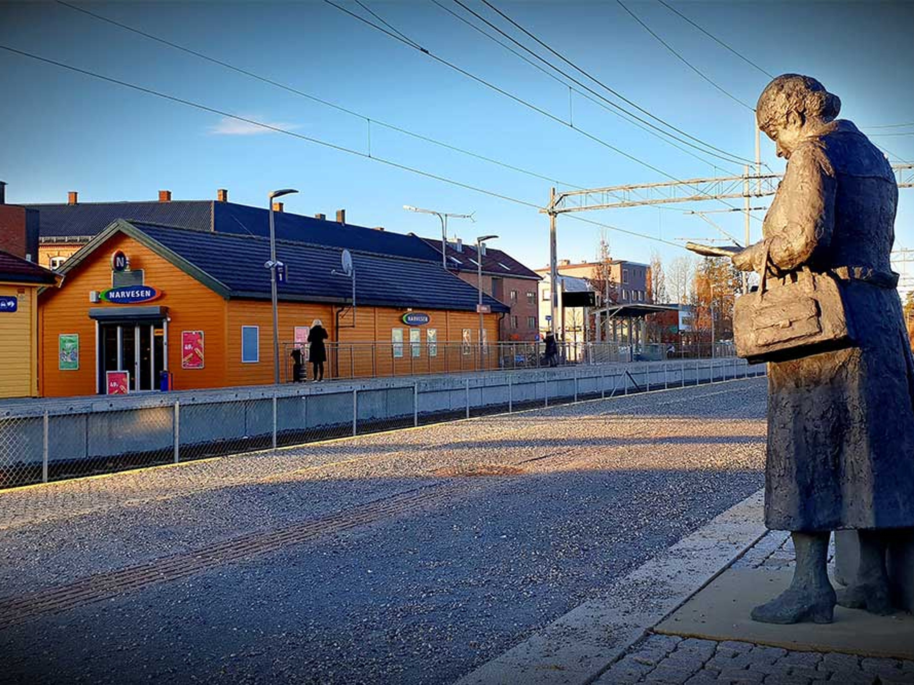 Statue av Klara Amalie Skoglund ved Askim Stasjon