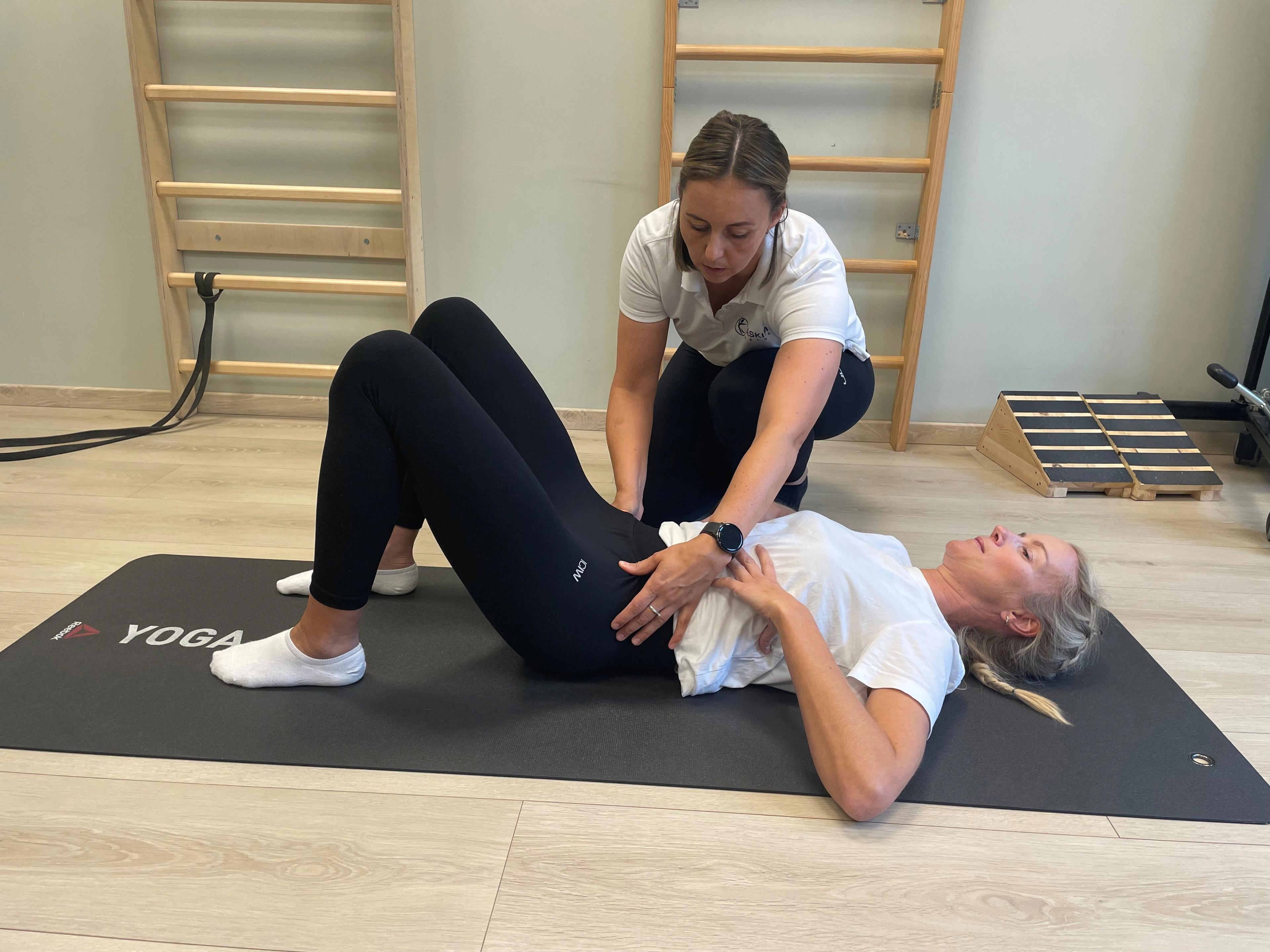 En dame som veileder trening for rygg