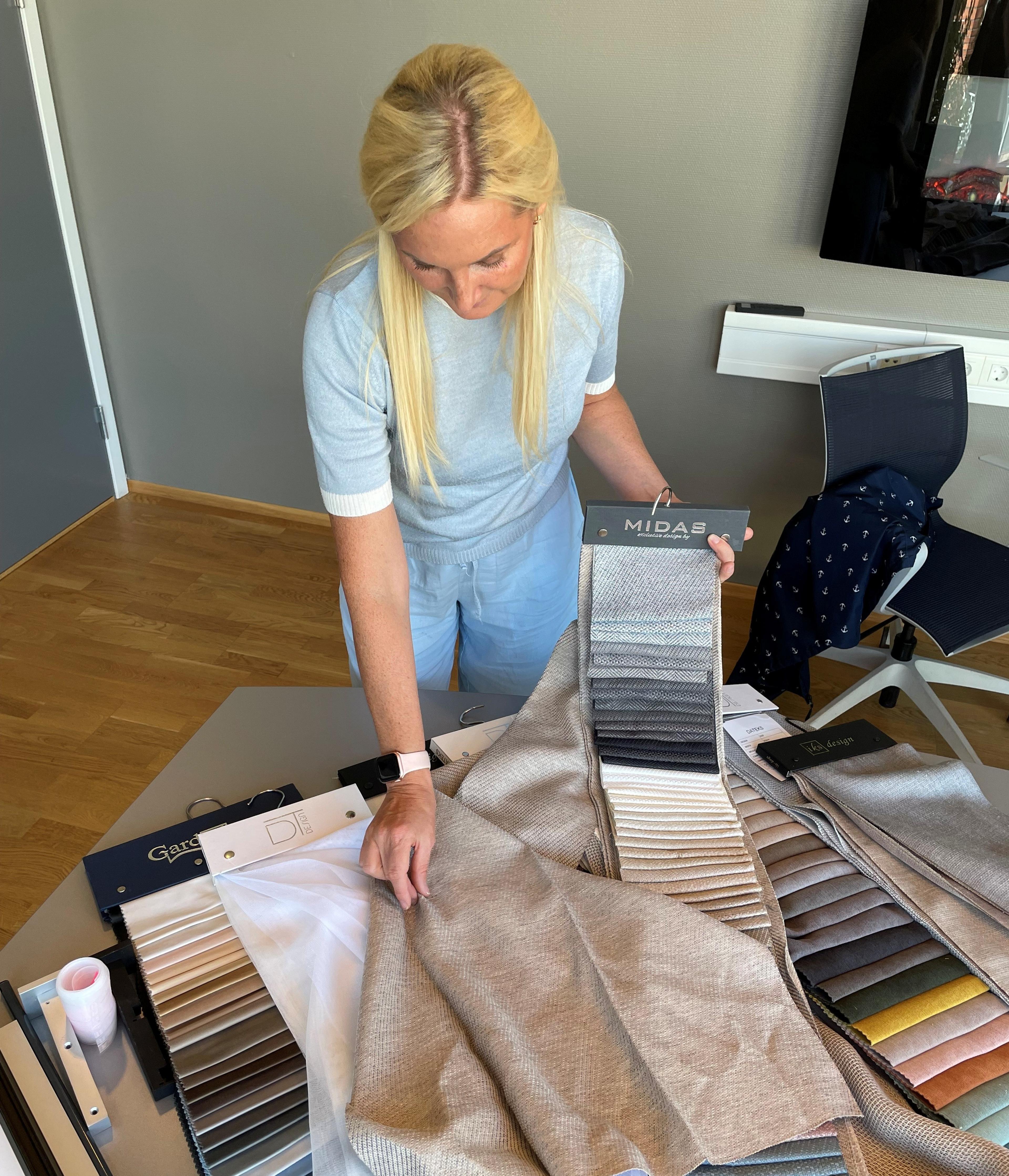 Dame med forskjellige gardin prøver