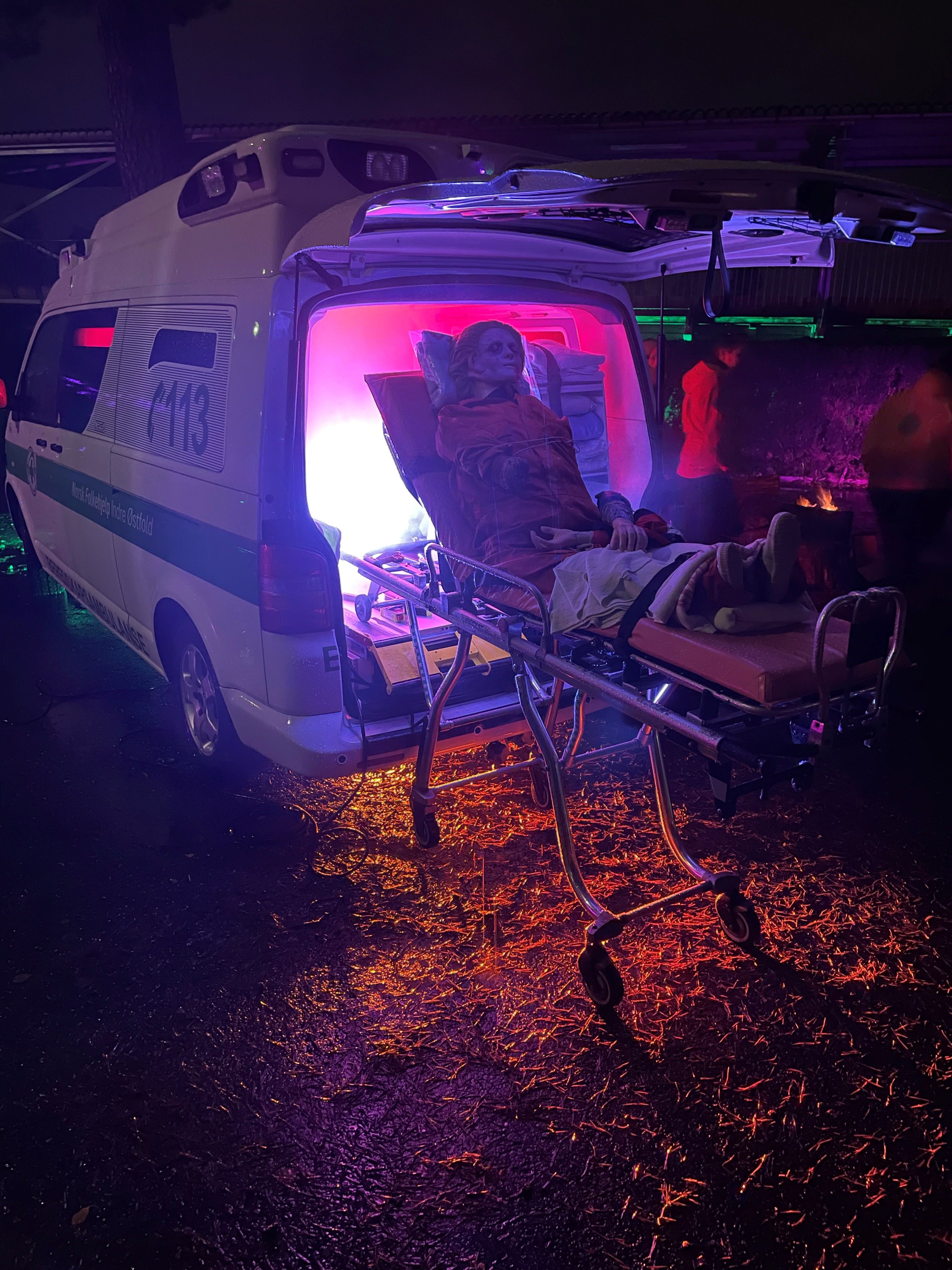 En dukke på båre foran en ambulanse.​​​​‌﻿‍﻿​‍​‍‌‍﻿﻿‌﻿​‍‌‍‍‌‌‍‌﻿‌‍‍‌‌‍﻿‍​‍​‍​﻿‍‍​‍​‍‌﻿​﻿‌‍​‌‌‍﻿‍‌‍‍‌‌﻿‌​‌﻿‍‌​‍﻿‍‌‍‍‌‌‍﻿﻿​‍​‍​‍﻿​​‍​‍‌‍‍​‌﻿​‍‌‍‌‌‌‍‌‍​‍​‍​﻿‍‍​‍​‍‌‍‍​‌﻿‌​‌﻿‌​‌﻿​​​﻿‍‍​‍﻿﻿​‍﻿﻿‌‍﻿​‌‍﻿﻿‌‍​﻿‌‍​‌‌‍﻿​‌‍‍​‌‍﻿﻿‌﻿​﻿‌﻿‌​​﻿‍‍​﻿​﻿​﻿​﻿​﻿​﻿​﻿​﻿​‍﻿﻿‌‍‍‌‌‍﻿‍‌﻿‌​‌‍‌‌‌‍﻿‍‌﻿‌​​‍﻿﻿‌‍‌‌‌‍‌​‌‍‍‌‌﻿‌​​‍﻿﻿‌‍﻿‌‌‍﻿﻿‌‍‌​‌‍‌‌​﻿﻿‌‌﻿​​‌﻿​‍‌‍‌‌‌﻿​﻿‌‍‌‌‌‍﻿‍‌﻿‌​‌‍​‌‌﻿‌​‌‍‍‌‌‍﻿﻿‌‍﻿‍​﻿‍﻿‌‍‍‌‌‍‌​​﻿﻿‌‌‍‌‍‌‍‌​​﻿​﻿​﻿‌​​﻿​‌​﻿​​‌‍‌‍​﻿‍‌​‍﻿‌​﻿‌‌​﻿‌‍‌‍​‍​﻿​‌​‍﻿‌​﻿‌​‌‍​‍​﻿‌‍​﻿​​​‍﻿‌​﻿‍‌‌‍​‍​﻿​​​﻿‌‌​‍﻿‌​﻿​﻿‌‍‌‍‌‍​‍​﻿‌﻿‌‍​‌‌‍​‌​﻿​﻿​﻿‌‌​﻿​‍‌‍​﻿​﻿​‌​﻿‌​​﻿‍﻿‌﻿‌​‌﻿‍‌‌﻿​​‌‍‌‌​﻿﻿‌‌﻿​​‌‍﻿﻿‌﻿​﻿‌﻿‌​​﻿‍﻿‌﻿​​‌‍​‌‌﻿‌​‌‍‍​​﻿﻿‌‌‍​‍‌‍﻿﻿‌‍‌​‌﻿‍‌​‍‌‌​﻿‌‌‌​​‍‌‌﻿﻿‌‍‍﻿‌‍‌‌‌﻿‍‌​‍‌‌​﻿​﻿‌​‌​​‍‌‌​﻿​﻿‌​‌​​‍‌‌​﻿​‍​﻿​‍‌‍‌‌‌‍​﻿​﻿‌﻿​﻿‌‍​﻿‍‌​﻿​​​﻿​‌‌‍‌‍​﻿‌‌​﻿‍‌​﻿​﻿‌‍​‍​‍‌‌​﻿​‍​﻿​‍​‍‌‌​﻿‌‌‌​‌​​‍﻿‍‌‍​‌‌‍﻿​‌﻿‌​​﻿﻿﻿‌‍​‍‌‍​‌‌﻿​﻿‌‍‌‌‌‌‌‌‌﻿​‍‌‍﻿​​﻿﻿‌‌‍‍​‌﻿‌​‌﻿‌​‌﻿​​​‍‌‌​﻿​﻿‌​​‌​‍‌‌​﻿​‍‌​‌‍​‍‌‌​﻿​‍‌​‌‍‌‍﻿​‌‍﻿﻿‌‍​﻿‌‍​‌‌‍﻿​‌‍‍​‌‍﻿﻿‌﻿​﻿‌﻿‌​​‍‌‌​﻿​﻿‌​​‌​﻿​﻿​﻿​﻿​﻿​﻿​﻿​﻿​‍‌‍‌‍‍‌‌‍‌​​﻿﻿‌‌‍‌‍‌‍‌​​﻿​﻿​﻿‌​​﻿​‌​﻿​​‌‍‌‍​﻿‍‌​‍﻿‌​﻿‌‌​﻿‌‍‌‍​‍​﻿​‌​‍﻿‌​﻿‌​‌‍​‍​﻿‌‍​﻿​​​‍﻿‌​﻿‍‌‌‍​‍​﻿​​​﻿‌‌​‍﻿‌​﻿​﻿‌‍‌‍‌‍​‍​﻿‌﻿‌‍​‌‌‍​‌​﻿​﻿​﻿‌‌​﻿​‍‌‍​﻿​﻿​‌​﻿‌​​‍‌‍‌﻿‌​‌﻿‍‌‌﻿​​‌‍‌‌​﻿﻿‌‌﻿​​‌‍﻿﻿‌﻿​﻿‌﻿‌​​‍‌‍‌﻿​​‌‍​‌‌﻿‌​‌‍‍​​﻿﻿‌‌‍​‍‌‍﻿﻿‌‍‌​‌﻿‍‌​‍‌‌​﻿‌‌‌​​‍‌‌﻿﻿‌‍‍﻿‌‍‌‌‌﻿‍‌​‍‌‌​﻿​﻿‌​‌​​‍‌‌​﻿​﻿‌​‌​​‍‌‌​﻿​‍​﻿​‍‌‍‌‌‌‍​﻿​﻿‌﻿​﻿‌‍​﻿‍‌​﻿​​​﻿​‌‌‍‌‍​﻿‌‌​﻿‍‌​﻿​﻿‌‍​‍​‍‌‌​﻿​‍​﻿​‍​‍‌‌​﻿‌‌‌​‌​​‍﻿‍‌‍​‌‌‍﻿​‌﻿‌​​‍‌‍‌﻿​​‌‍‌‌‌﻿​‍‌﻿​﻿‌﻿​​‌‍‌‌‌‍​﻿‌﻿‌​‌‍‍‌‌﻿‌‍‌‍‌‌​﻿﻿‌‌﻿​​‌﻿‌‌‌‍​‍‌‍﻿​‌‍‍‌‌﻿​﻿‌‍‍​‌‍‌‌‌‍‌​​‍​‍‌﻿﻿‌