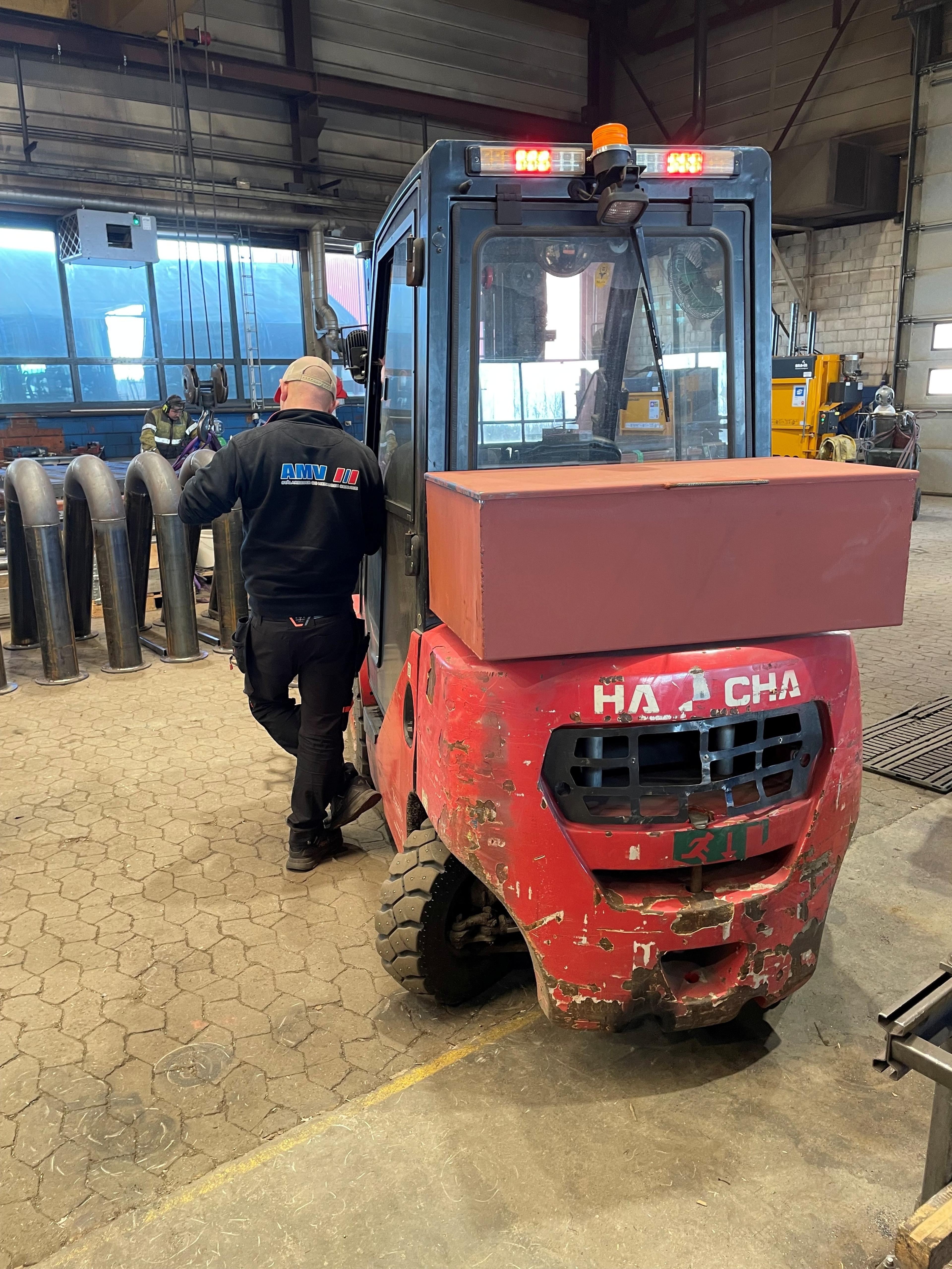 En mann ved en rød truck​​​​‌﻿‍﻿​‍​‍‌‍﻿﻿‌﻿​‍‌‍‍‌‌‍‌﻿‌‍‍‌‌‍﻿‍​‍​‍​﻿‍‍​‍​‍‌﻿​﻿‌‍​‌‌‍﻿‍‌‍‍‌‌﻿‌​‌﻿‍‌​‍﻿‍‌‍‍‌‌‍﻿﻿​‍​‍​‍﻿​​‍​‍‌‍‍​‌﻿​‍‌‍‌‌‌‍‌‍​‍​‍​﻿‍‍​‍​‍‌‍‍​‌﻿‌​‌﻿‌​‌﻿​​​﻿‍‍​‍﻿﻿​‍﻿﻿‌‍﻿​‌‍﻿﻿‌‍​﻿‌‍​‌‌‍﻿​‌‍‍​‌‍﻿﻿‌﻿​﻿‌﻿‌​​﻿‍‍​﻿​﻿​﻿​﻿​﻿​﻿​﻿​﻿​‍﻿﻿‌‍‍‌‌‍﻿‍‌﻿‌​‌‍‌‌‌‍﻿‍‌﻿‌​​‍﻿﻿‌‍‌‌‌‍‌​‌‍‍‌‌﻿‌​​‍﻿﻿‌‍﻿‌‌‍﻿﻿‌‍‌​‌‍‌‌​﻿﻿‌‌﻿​​‌﻿​‍‌‍‌‌‌﻿​﻿‌‍‌‌‌‍﻿‍‌﻿‌​‌‍​‌‌﻿‌​‌‍‍‌‌‍﻿﻿‌‍﻿‍​﻿‍﻿‌‍‍‌‌‍‌​​﻿﻿‌‌‍​‍‌‍​‍​﻿‍​​﻿​​​﻿​﻿​﻿​‍​﻿‍‌‌‍‌‍​‍﻿‌‌‍​‌​﻿​​​﻿‍‌​﻿​​​‍﻿‌​﻿‌​​﻿​‍​﻿‍​​﻿‌​​‍﻿‌‌‍​‍​﻿​‍‌‍​﻿​﻿​​​‍﻿‌​﻿‌‌‌‍​﻿‌‍‌​‌‍‌‌‌‍‌‍​﻿‌​​﻿​​​﻿‌‍​﻿‍‌​﻿​‌​﻿​﻿​﻿​​​﻿‍﻿‌﻿‌​‌﻿‍‌‌﻿​​‌‍‌‌​﻿﻿‌‌﻿​​‌‍﻿﻿‌﻿​﻿‌﻿‌​​﻿‍﻿‌﻿​​‌‍​‌‌﻿‌​‌‍‍​​﻿﻿‌‌‍​‍‌‍﻿﻿‌‍‌​‌﻿‍‌​‍‌‌​﻿‌‌‌​​‍‌‌﻿﻿‌‍‍﻿‌‍‌‌‌﻿‍‌​‍‌‌​﻿​﻿‌​‌​​‍‌‌​﻿​﻿‌​‌​​‍‌‌​﻿​‍​﻿​‍​﻿‍​‌‍​﻿​﻿‌​​﻿​﻿​﻿‍​​﻿​‌​﻿‍​‌‍​﻿​﻿​‍​﻿​‌​﻿‍‌​﻿‍​​‍‌‌​﻿​‍​﻿​‍​‍‌‌​﻿‌‌‌​‌​​‍﻿‍‌‍​‌‌‍﻿​‌﻿‌​​﻿﻿﻿‌‍​‍‌‍​‌‌﻿​﻿‌‍‌‌‌‌‌‌‌﻿​‍‌‍﻿​​﻿﻿‌‌‍‍​‌﻿‌​‌﻿‌​‌﻿​​​‍‌‌​﻿​﻿‌​​‌​‍‌‌​﻿​‍‌​‌‍​‍‌‌​﻿​‍‌​‌‍‌‍﻿​‌‍﻿﻿‌‍​﻿‌‍​‌‌‍﻿​‌‍‍​‌‍﻿﻿‌﻿​﻿‌﻿‌​​‍‌‌​﻿​﻿‌​​‌​﻿​﻿​﻿​﻿​﻿​﻿​﻿​﻿​‍‌‍‌‍‍‌‌‍‌​​﻿﻿‌‌‍​‍‌‍​‍​﻿‍​​﻿​​​﻿​﻿​﻿​‍​﻿‍‌‌‍‌‍​‍﻿‌‌‍​‌​﻿​​​﻿‍‌​﻿​​​‍﻿‌​﻿‌​​﻿​‍​﻿‍​​﻿‌​​‍﻿‌‌‍​‍​﻿​‍‌‍​﻿​﻿​​​‍﻿‌​﻿‌‌‌‍​﻿‌‍‌​‌‍‌‌‌‍‌‍​﻿‌​​﻿​​​﻿‌‍​﻿‍‌​﻿​‌​﻿​﻿​﻿​​​‍‌‍‌﻿‌​‌﻿‍‌‌﻿​​‌‍‌‌​﻿﻿‌‌﻿​​‌‍﻿﻿‌﻿​﻿‌﻿‌​​‍‌‍‌﻿​​‌‍​‌‌﻿‌​‌‍‍​​﻿﻿‌‌‍​‍‌‍﻿﻿‌‍‌​‌﻿‍‌​‍‌‌​﻿‌‌‌​​‍‌‌﻿﻿‌‍‍﻿‌‍‌‌‌﻿‍‌​‍‌‌​﻿​﻿‌​‌​​‍‌‌​﻿​﻿‌​‌​​‍‌‌​﻿​‍​﻿​‍​﻿‍​‌‍​﻿​﻿‌​​﻿​﻿​﻿‍​​﻿​‌​﻿‍​‌‍​﻿​﻿​‍​﻿​‌​﻿‍‌​﻿‍​​‍‌‌​﻿​‍​﻿​‍​‍‌‌​﻿‌‌‌​‌​​‍﻿‍‌‍​‌‌‍﻿​‌﻿‌​​‍‌‍‌﻿​​‌‍‌‌‌﻿​‍‌﻿​﻿‌﻿​​‌‍‌‌‌‍​﻿‌﻿‌​‌‍‍‌‌﻿‌‍‌‍‌‌​﻿﻿‌‌﻿​​‌﻿‌‌‌‍​‍‌‍﻿​‌‍‍‌‌﻿​﻿‌‍‍​‌‍‌‌‌‍‌​​‍​‍‌﻿﻿‌