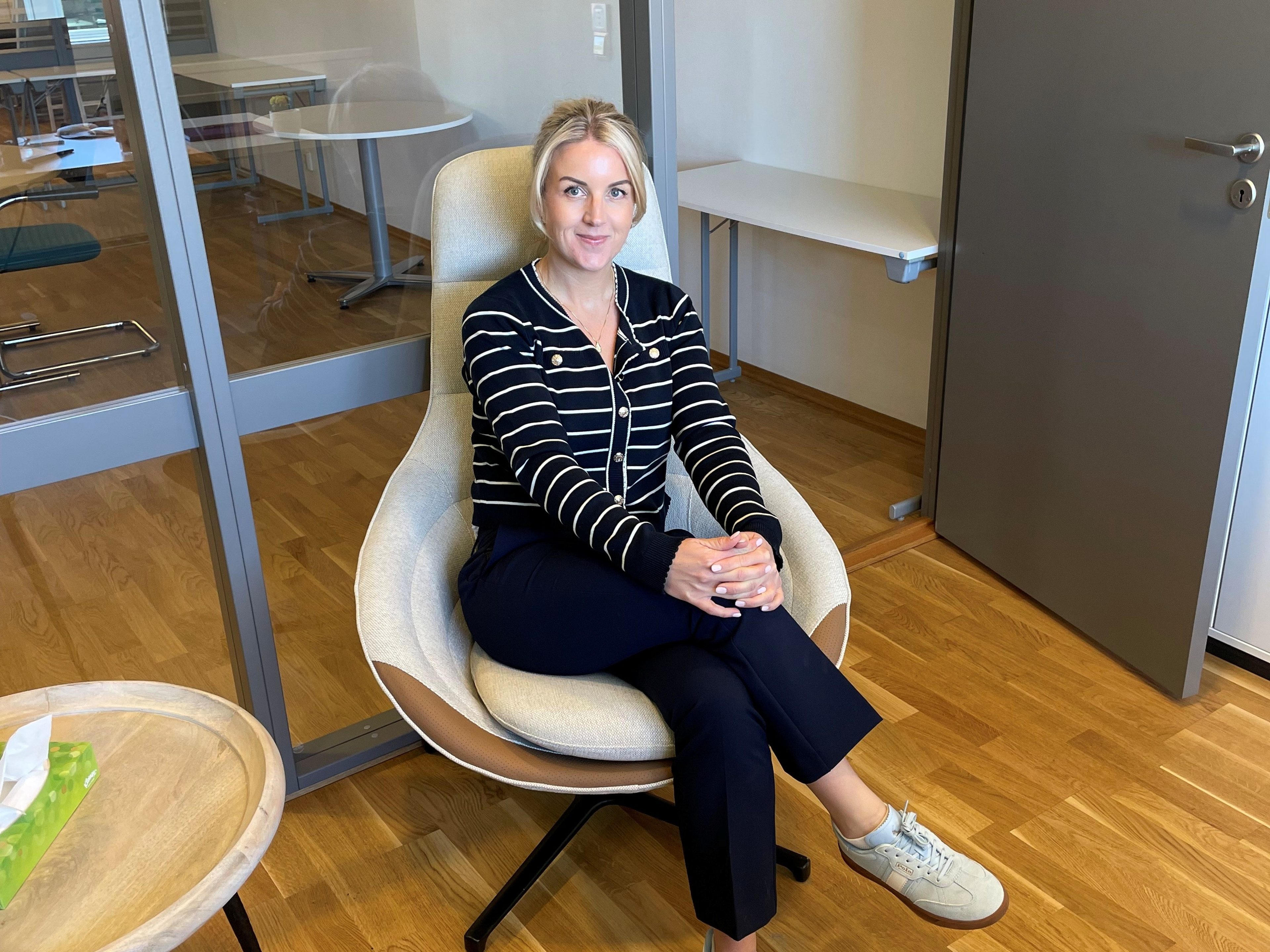 Dame som sitter i en stol
