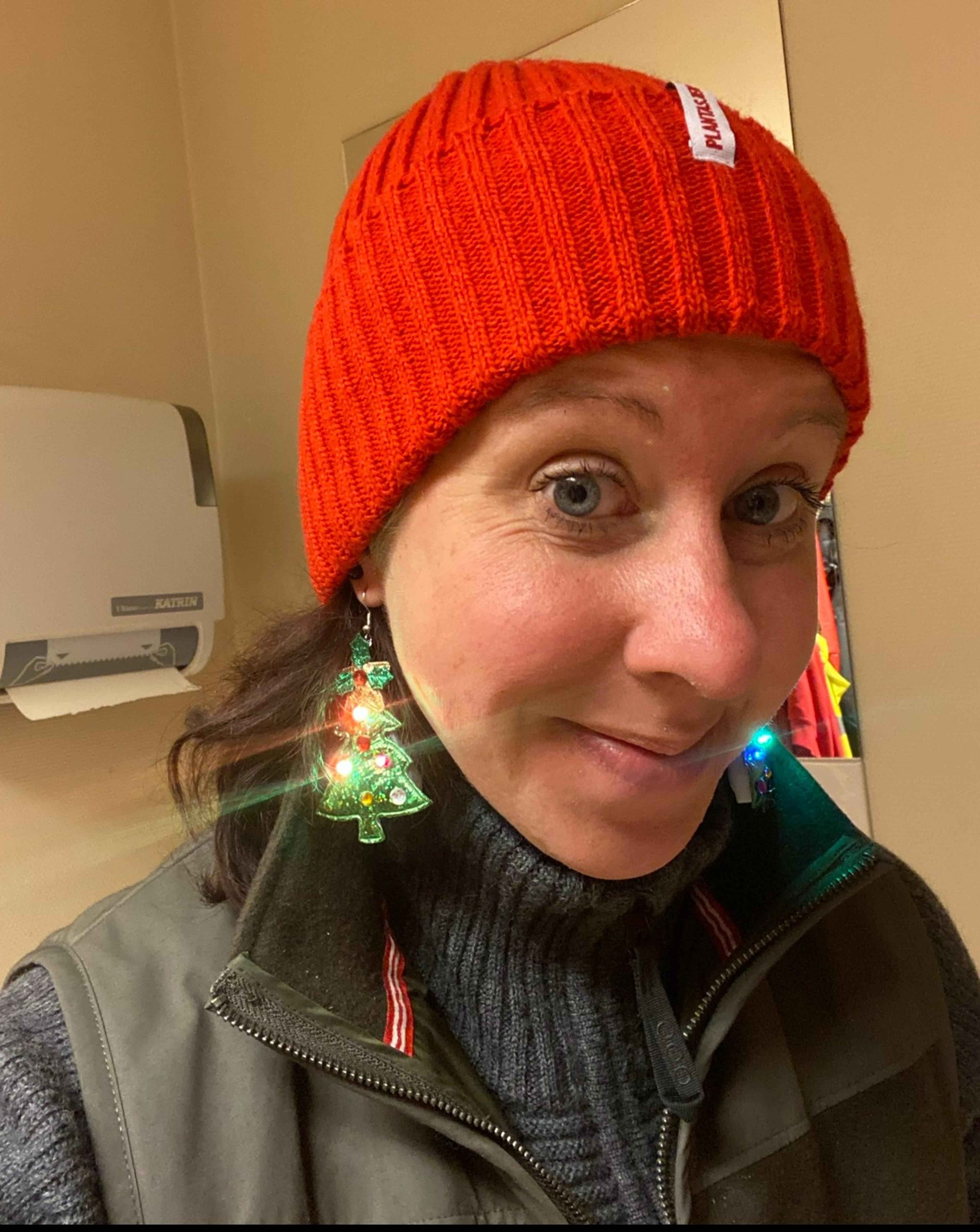 Dame med nisselue og jule-øredobber