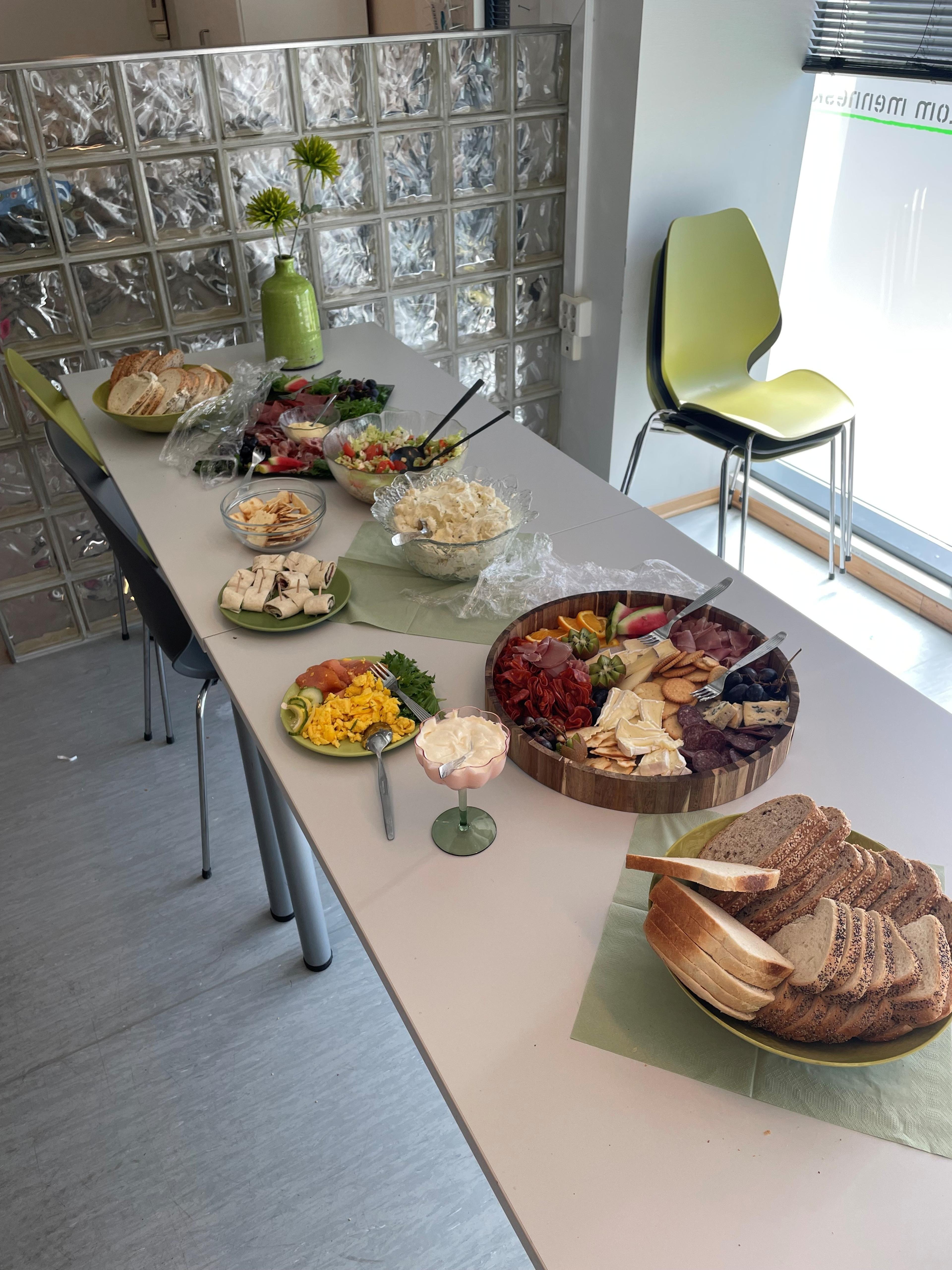Et bord med forskjellig pålegg