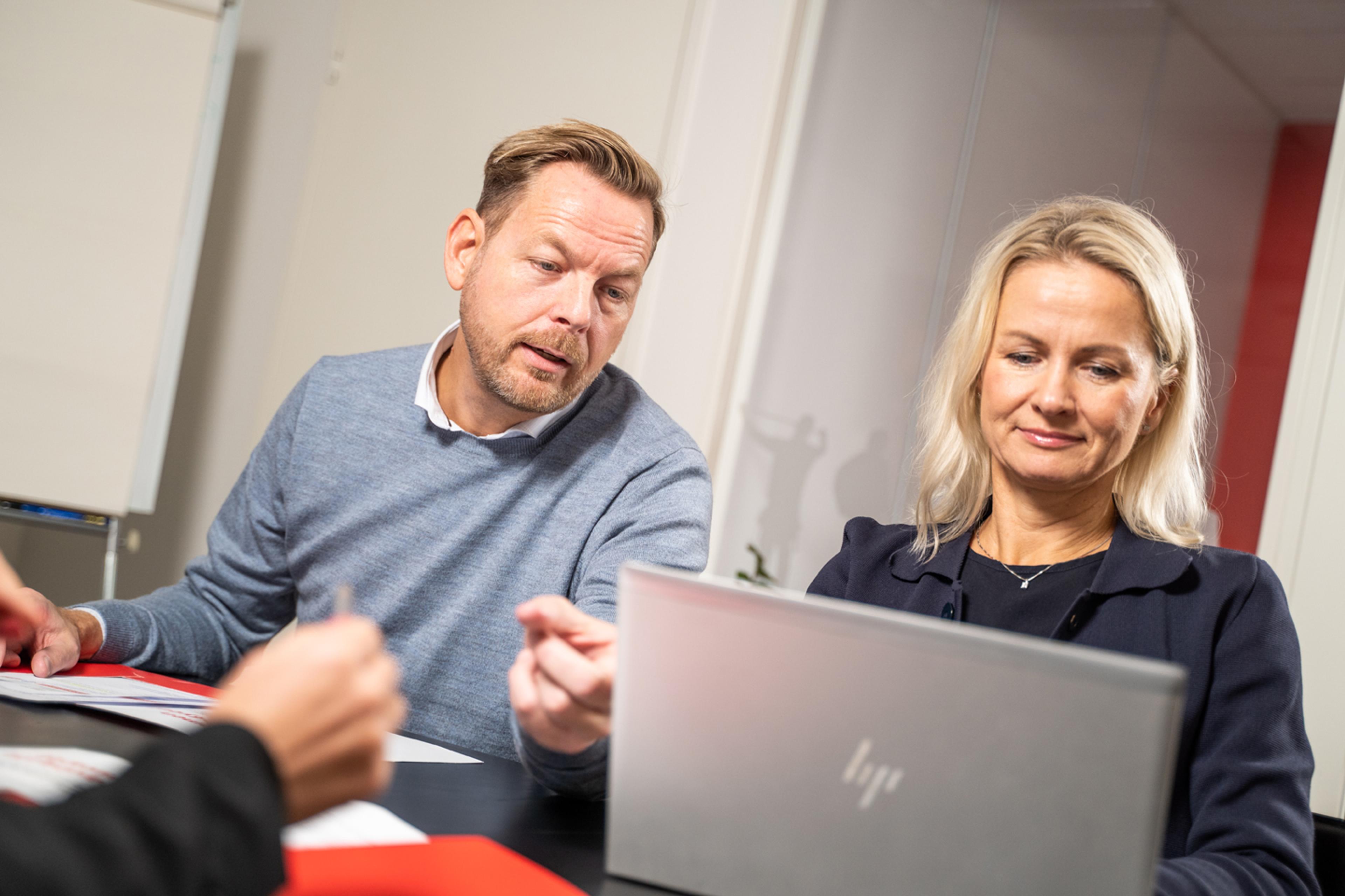 Mann og dame med PC