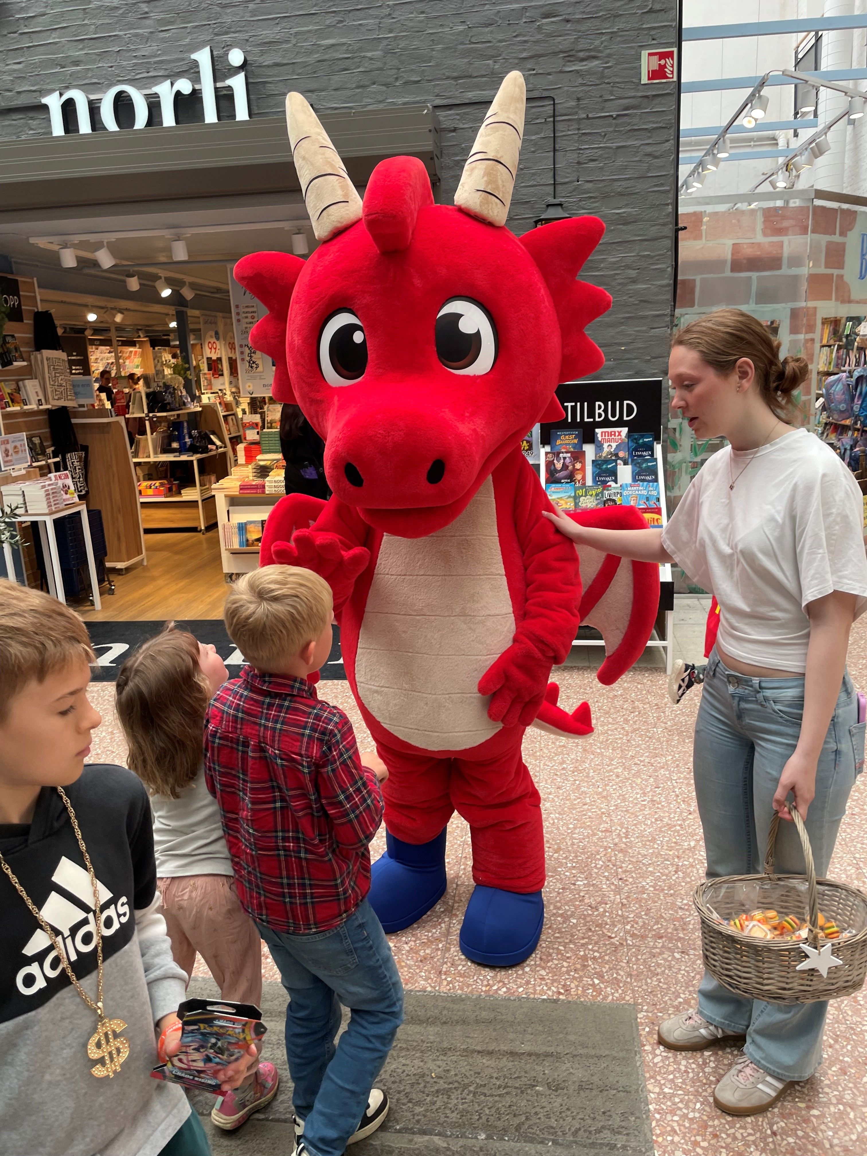 En maskot som hilser på barna