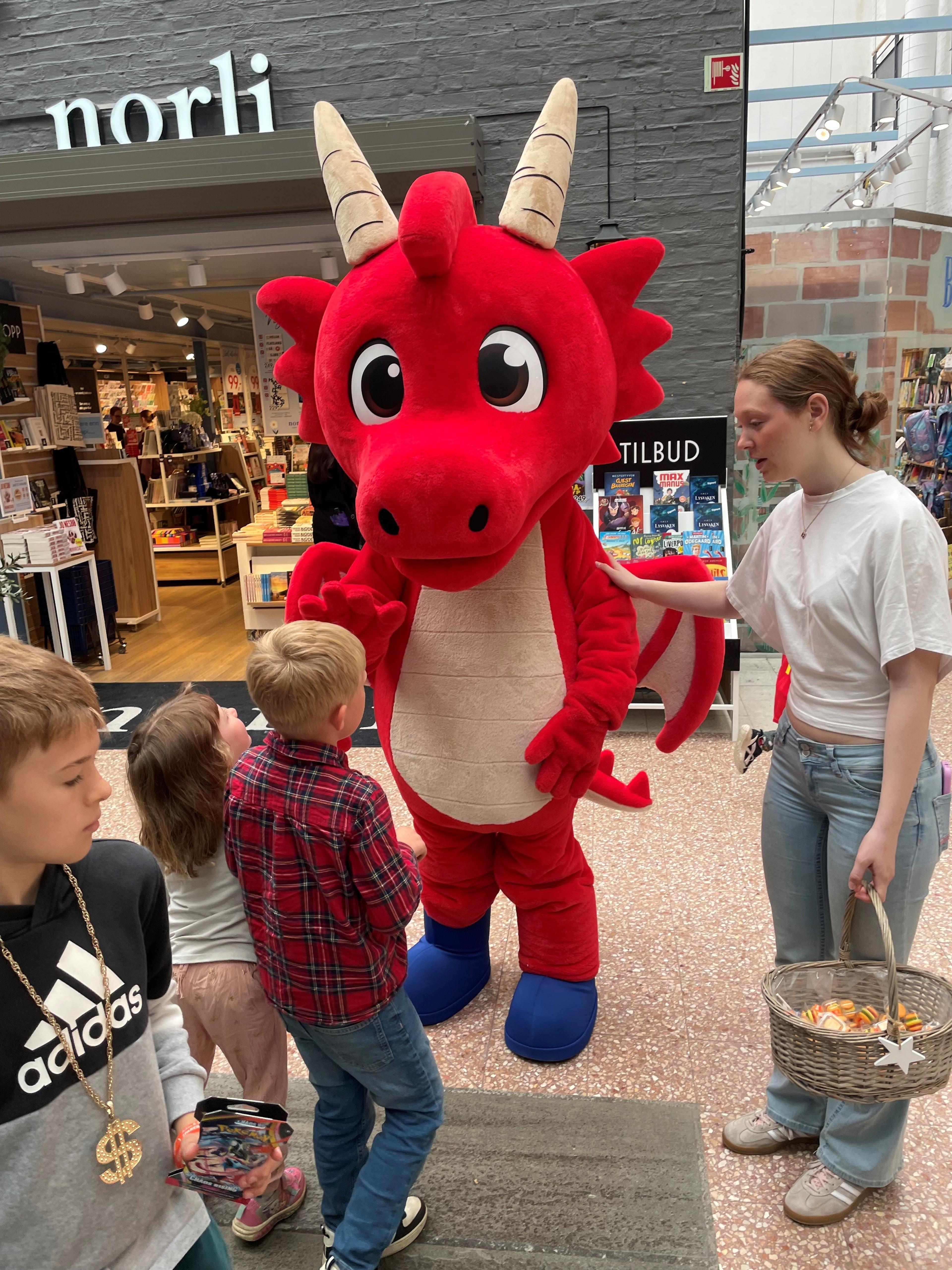 En maskot som hilser på barna
