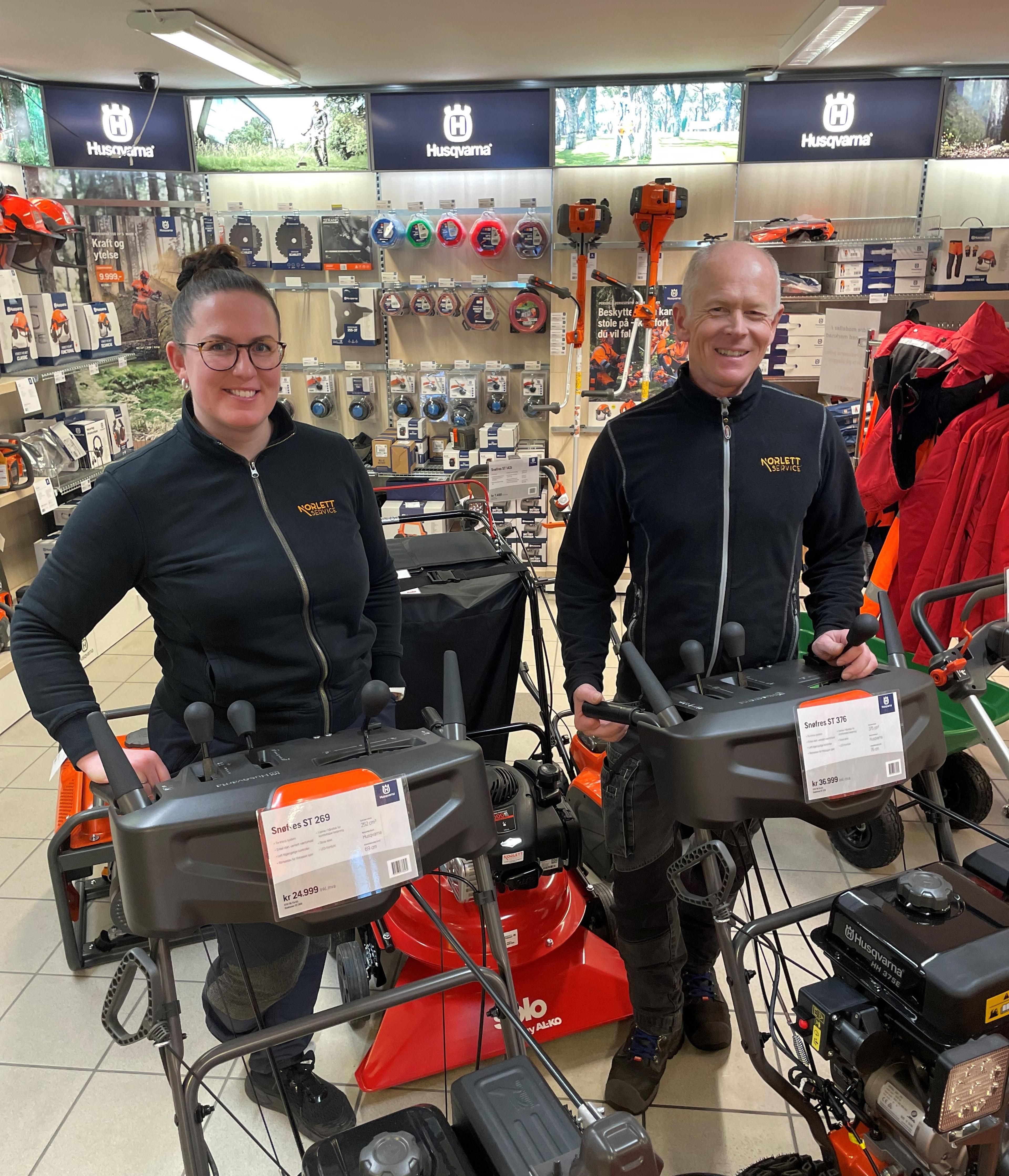 Mann og dame i en butikk med varer