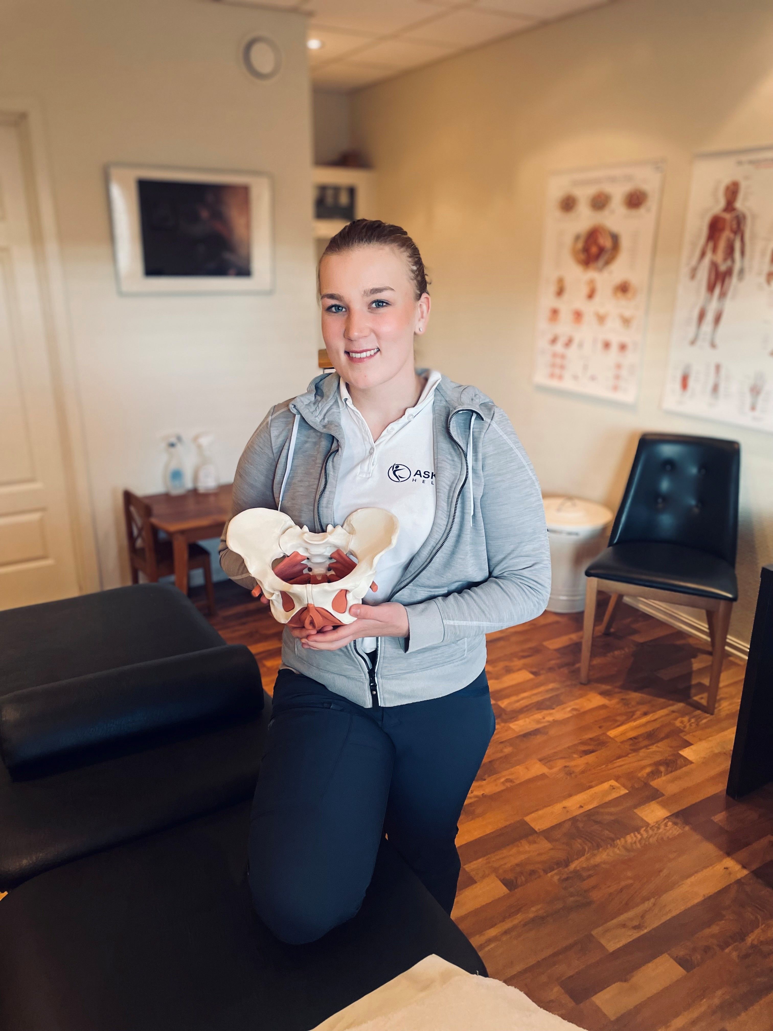 Dame med grå genser