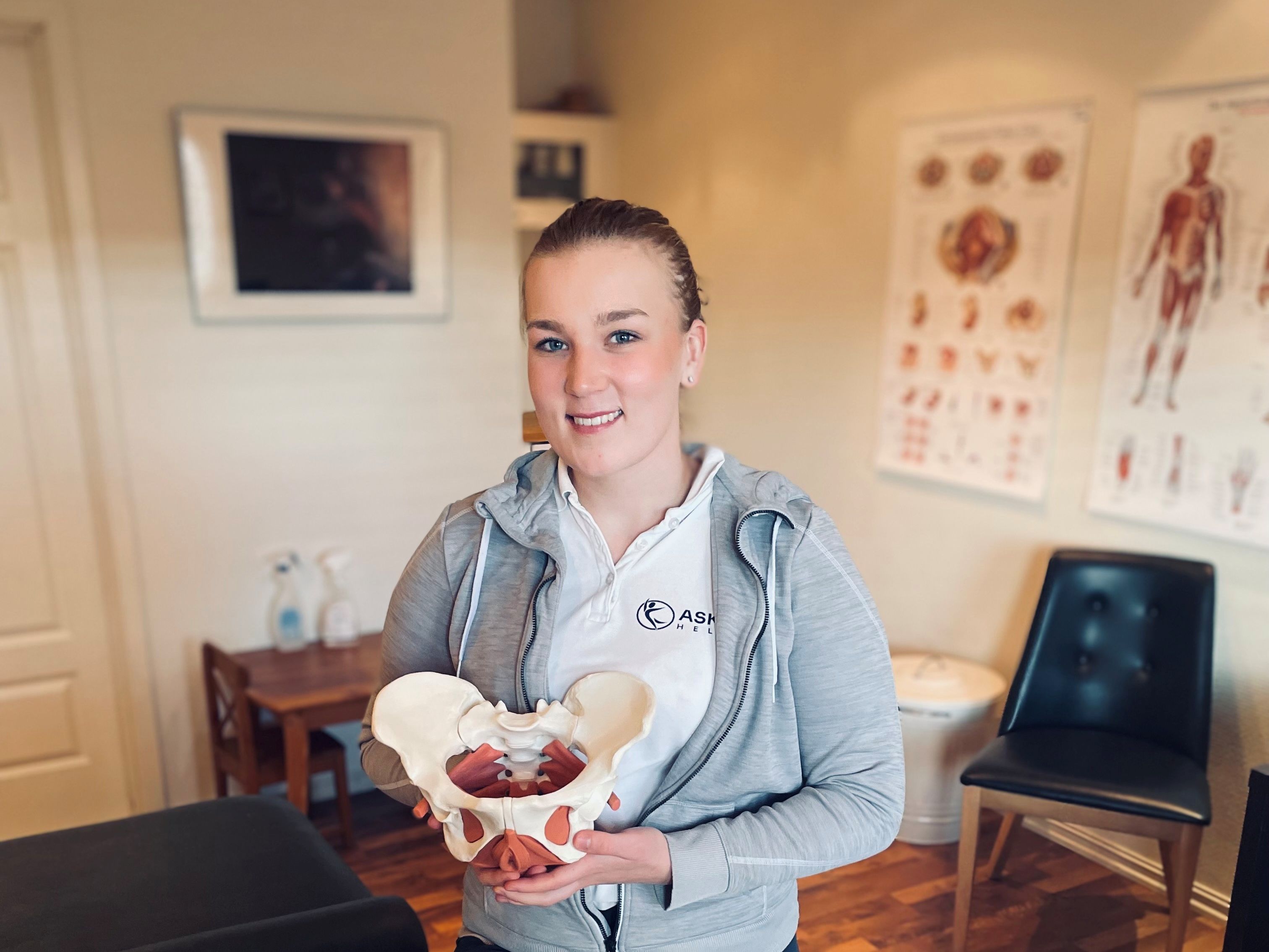 Dame med grå genser