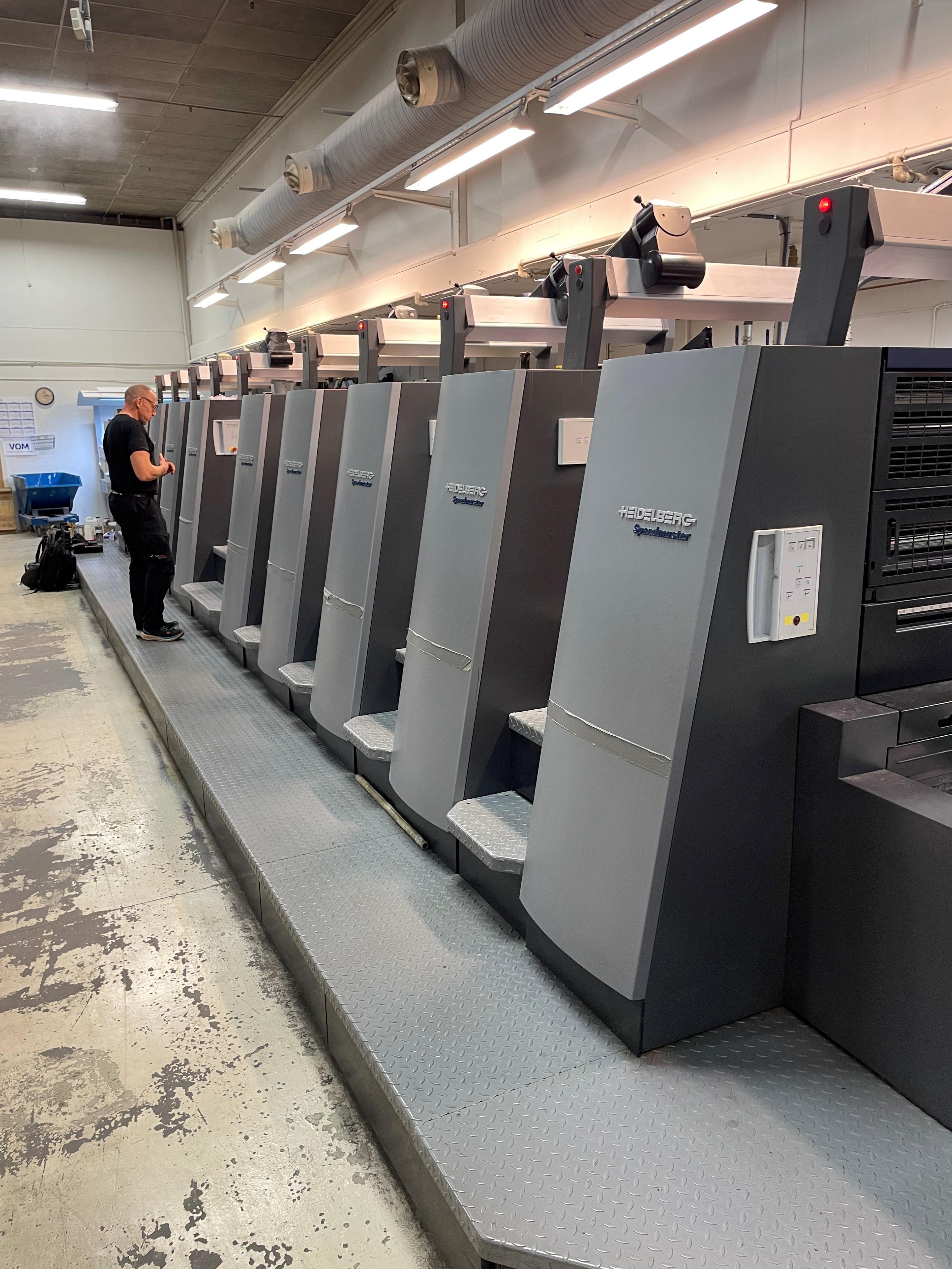 En mann som står ved en stor maskin