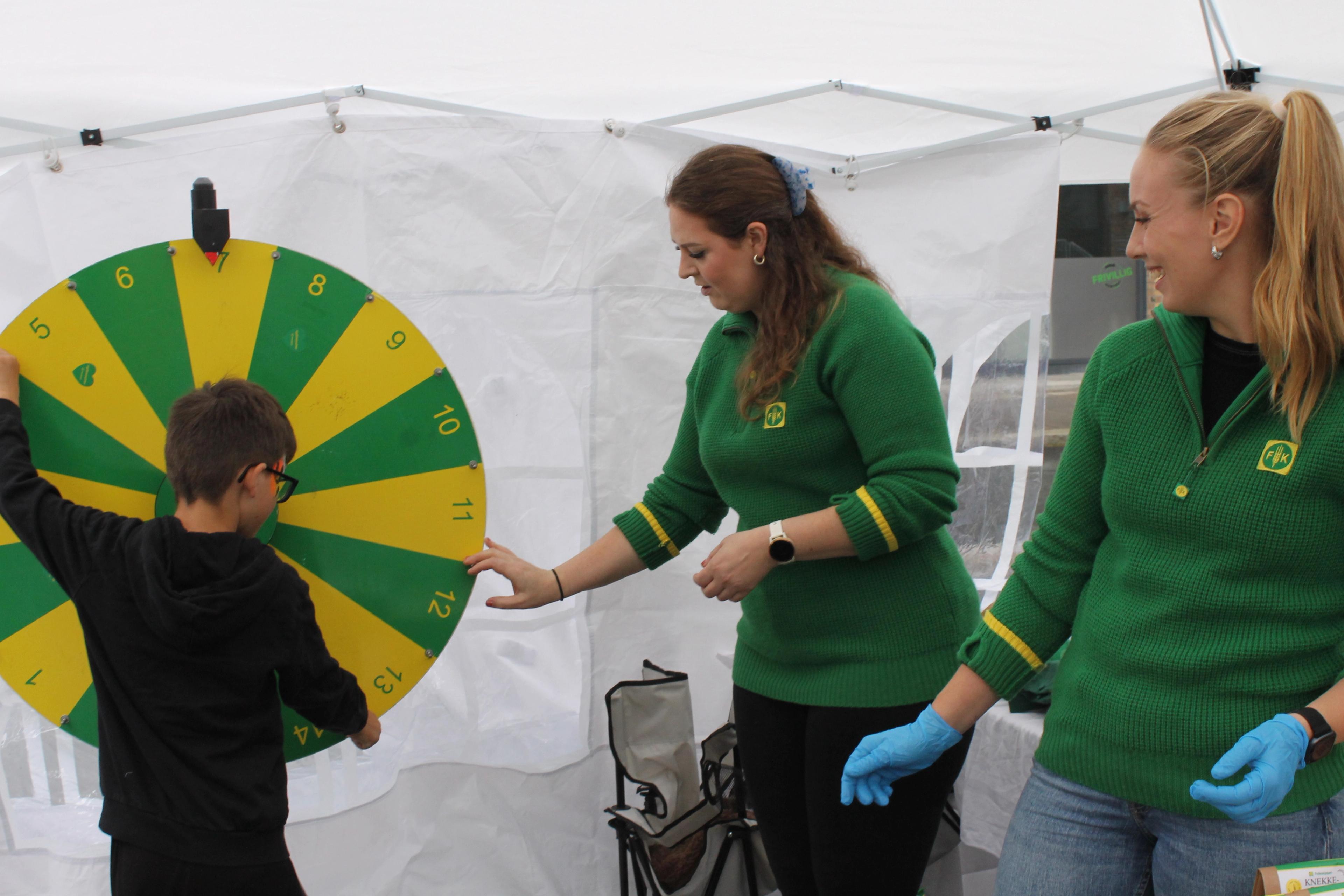 To damer og en gutt med lykkehjul​​​​‌﻿‍﻿​‍​‍‌‍﻿﻿‌﻿​‍‌‍‍‌‌‍‌﻿‌‍‍‌‌‍﻿‍​‍​‍​﻿‍‍​‍​‍‌﻿​﻿‌‍​‌‌‍﻿‍‌‍‍‌‌﻿‌​‌﻿‍‌​‍﻿‍‌‍‍‌‌‍﻿﻿​‍​‍​‍﻿​​‍​‍‌‍‍​‌﻿​‍‌‍‌‌‌‍‌‍​‍​‍​﻿‍‍​‍​‍‌‍‍​‌﻿‌​‌﻿‌​‌﻿​​​﻿‍‍​‍﻿﻿​‍﻿﻿‌‍﻿​‌‍﻿﻿‌‍​﻿‌‍​‌‌‍﻿​‌‍‍​‌‍﻿﻿‌﻿​﻿‌﻿‌​​﻿‍‍​﻿​﻿​﻿​﻿​﻿​﻿​﻿​﻿​‍﻿﻿‌‍‍‌‌‍﻿‍‌﻿‌​‌‍‌‌‌‍﻿‍‌﻿‌​​‍﻿﻿‌‍‌‌‌‍‌​‌‍‍‌‌﻿‌​​‍﻿﻿‌‍﻿‌‌‍﻿﻿‌‍‌​‌‍‌‌​﻿﻿‌‌﻿​​‌﻿​‍‌‍‌‌‌﻿​﻿‌‍‌‌‌‍﻿‍‌﻿‌​‌‍​‌‌﻿‌​‌‍‍‌‌‍﻿﻿‌‍﻿‍​﻿‍﻿‌‍‍‌‌‍‌​​﻿﻿‌​﻿‌﻿​﻿‌‍‌‍‌‍‌‍​‌‌‍‌‍‌‍‌​​﻿​‍​﻿‌﻿​‍﻿‌​﻿‌‍‌‍​‌​﻿‍​​﻿​​​‍﻿‌​﻿‌​‌‍‌‍​﻿​﻿​﻿​﻿​‍﻿‌​﻿‍​‌‍‌‌​﻿​‌‌‍​‍​‍﻿‌‌‍​‍‌‍​﻿‌‍‌‍​﻿‌‍​﻿​‌​﻿​‍‌‍​‍​﻿‌‍​﻿‌‌‌‍‌‌‌‍​‌‌‍‌‍​﻿‍﻿‌﻿‌​‌﻿‍‌‌﻿​​‌‍‌‌​﻿﻿‌‌﻿​​‌‍﻿﻿‌﻿​﻿‌﻿‌​​﻿‍﻿‌﻿​​‌‍​‌‌﻿‌​‌‍‍​​﻿﻿‌‌‍​‍‌‍﻿﻿‌‍‌​‌﻿‍‌​‍‌‌​﻿‌‌‌​​‍‌‌﻿﻿‌‍‍﻿‌‍‌‌‌﻿‍‌​‍‌‌​﻿​﻿‌​‌​​‍‌‌​﻿​﻿‌​‌​​‍‌‌​﻿​‍​﻿​‍​﻿​​​﻿‌​​﻿‌﻿​﻿‍​‌‍‌‍​﻿‌​​﻿​﻿​﻿‌﻿‌‍‌‌​﻿​​‌‍​‌​﻿​‌​‍‌‌​﻿​‍​﻿​‍​‍‌‌​﻿‌‌‌​‌​​‍﻿‍‌‍​‌‌‍﻿​‌﻿‌​​﻿﻿﻿‌‍​‍‌‍​‌‌﻿​﻿‌‍‌‌‌‌‌‌‌﻿​‍‌‍﻿​​﻿﻿‌‌‍‍​‌﻿‌​‌﻿‌​‌﻿​​​‍‌‌​﻿​﻿‌​​‌​‍‌‌​﻿​‍‌​‌‍​‍‌‌​﻿​‍‌​‌‍‌‍﻿​‌‍﻿﻿‌‍​﻿‌‍​‌‌‍﻿​‌‍‍​‌‍﻿﻿‌﻿​﻿‌﻿‌​​‍‌‌​﻿​﻿‌​​‌​﻿​﻿​﻿​﻿​﻿​﻿​﻿​﻿​‍‌‍‌‍‍‌‌‍‌​​﻿﻿‌​﻿‌﻿​﻿‌‍‌‍‌‍‌‍​‌‌‍‌‍‌‍‌​​﻿​‍​﻿‌﻿​‍﻿‌​﻿‌‍‌‍​‌​﻿‍​​﻿​​​‍﻿‌​﻿‌​‌‍‌‍​﻿​﻿​﻿​﻿​‍﻿‌​﻿‍​‌‍‌‌​﻿​‌‌‍​‍​‍﻿‌‌‍​‍‌‍​﻿‌‍‌‍​﻿‌‍​﻿​‌​﻿​‍‌‍​‍​﻿‌‍​﻿‌‌‌‍‌‌‌‍​‌‌‍‌‍​‍‌‍‌﻿‌​‌﻿‍‌‌﻿​​‌‍‌‌​﻿﻿‌‌﻿​​‌‍﻿﻿‌﻿​﻿‌﻿‌​​‍‌‍‌﻿​​‌‍​‌‌﻿‌​‌‍‍​​﻿﻿‌‌‍​‍‌‍﻿﻿‌‍‌​‌﻿‍‌​‍‌‌​﻿‌‌‌​​‍‌‌﻿﻿‌‍‍﻿‌‍‌‌‌﻿‍‌​‍‌‌​﻿​﻿‌​‌​​‍‌‌​﻿​﻿‌​‌​​‍‌‌​﻿​‍​﻿​‍​﻿​​​﻿‌​​﻿‌﻿​﻿‍​‌‍‌‍​﻿‌​​﻿​﻿​﻿‌﻿‌‍‌‌​﻿​​‌‍​‌​﻿​‌​‍‌‌​﻿​‍​﻿​‍​‍‌‌​﻿‌‌‌​‌​​‍﻿‍‌‍​‌‌‍﻿​‌﻿‌​​‍‌‍‌﻿​​‌‍‌‌‌﻿​‍‌﻿​﻿‌﻿​​‌‍‌‌‌‍​﻿‌﻿‌​‌‍‍‌‌﻿‌‍‌‍‌‌​﻿﻿‌‌﻿​​‌﻿‌‌‌‍​‍‌‍﻿​‌‍‍‌‌﻿​﻿‌‍‍​‌‍‌‌‌‍‌​​‍​‍‌﻿﻿‌