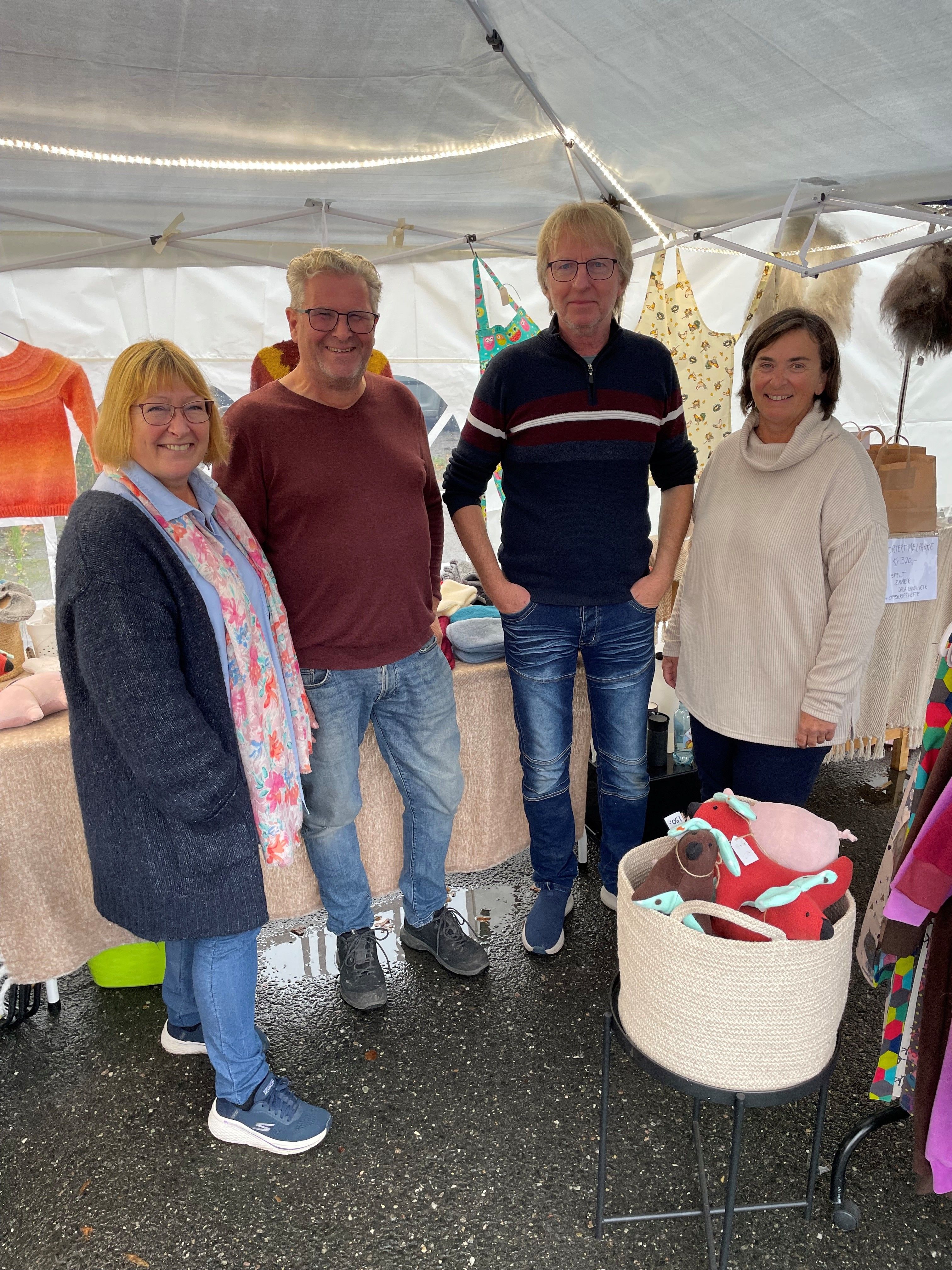 To menn og to damer på stand​​​​‌﻿‍﻿​‍​‍‌‍﻿﻿‌﻿​‍‌‍‍‌‌‍‌﻿‌‍‍‌‌‍﻿‍​‍​‍​﻿‍‍​‍​‍‌﻿​﻿‌‍​‌‌‍﻿‍‌‍‍‌‌﻿‌​‌﻿‍‌​‍﻿‍‌‍‍‌‌‍﻿﻿​‍​‍​‍﻿​​‍​‍‌‍‍​‌﻿​‍‌‍‌‌‌‍‌‍​‍​‍​﻿‍‍​‍​‍‌‍‍​‌﻿‌​‌﻿‌​‌﻿​​​﻿‍‍​‍﻿﻿​‍﻿﻿‌‍﻿​‌‍﻿﻿‌‍​﻿‌‍​‌‌‍﻿​‌‍‍​‌‍﻿﻿‌﻿​﻿‌﻿‌​​﻿‍‍​﻿​﻿​﻿​﻿​﻿​﻿​﻿​﻿​‍﻿﻿‌‍‍‌‌‍﻿‍‌﻿‌​‌‍‌‌‌‍﻿‍‌﻿‌​​‍﻿﻿‌‍‌‌‌‍‌​‌‍‍‌‌﻿‌​​‍﻿﻿‌‍﻿‌‌‍﻿﻿‌‍‌​‌‍‌‌​﻿﻿‌‌﻿​​‌﻿​‍‌‍‌‌‌﻿​﻿‌‍‌‌‌‍﻿‍‌﻿‌​‌‍​‌‌﻿‌​‌‍‍‌‌‍﻿﻿‌‍﻿‍​﻿‍﻿‌‍‍‌‌‍‌​​﻿﻿‌​﻿‌﻿​﻿‌‍‌‍‌‍‌‍​‌‌‍‌‍‌‍‌​​﻿​‍​﻿‌﻿​‍﻿‌​﻿‌‍‌‍​‌​﻿‍​​﻿​​​‍﻿‌​﻿‌​‌‍‌‍​﻿​﻿​﻿​﻿​‍﻿‌​﻿‍​‌‍‌‌​﻿​‌‌‍​‍​‍﻿‌‌‍​‍‌‍​﻿‌‍‌‍​﻿‌‍​﻿​‌​﻿​‍‌‍​‍​﻿‌‍​﻿‌‌‌‍‌‌‌‍​‌‌‍‌‍​﻿‍﻿‌﻿‌​‌﻿‍‌‌﻿​​‌‍‌‌​﻿﻿‌‌﻿​​‌‍﻿﻿‌﻿​﻿‌﻿‌​​﻿‍﻿‌﻿​​‌‍​‌‌﻿‌​‌‍‍​​﻿﻿‌‌‍​‍‌‍﻿﻿‌‍‌​‌﻿‍‌​‍‌‌​﻿‌‌‌​​‍‌‌﻿﻿‌‍‍﻿‌‍‌‌‌﻿‍‌​‍‌‌​﻿​﻿‌​‌​​‍‌‌​﻿​﻿‌​‌​​‍‌‌​﻿​‍​﻿​‍​﻿‌‍‌‍​﻿‌‍​﻿‌‍‌​‌‍‌‌​﻿​﻿​﻿‍​​﻿​​​﻿‌﻿​﻿‍​​﻿‍‌‌‍​‌​‍‌‌​﻿​‍​﻿​‍​‍‌‌​﻿‌‌‌​‌​​‍﻿‍‌‍​‌‌‍﻿​‌﻿‌​​﻿﻿﻿‌‍​‍‌‍​‌‌﻿​﻿‌‍‌‌‌‌‌‌‌﻿​‍‌‍﻿​​﻿﻿‌‌‍‍​‌﻿‌​‌﻿‌​‌﻿​​​‍‌‌​﻿​﻿‌​​‌​‍‌‌​﻿​‍‌​‌‍​‍‌‌​﻿​‍‌​‌‍‌‍﻿​‌‍﻿﻿‌‍​﻿‌‍​‌‌‍﻿​‌‍‍​‌‍﻿﻿‌﻿​﻿‌﻿‌​​‍‌‌​﻿​﻿‌​​‌​﻿​﻿​﻿​﻿​﻿​﻿​﻿​﻿​‍‌‍‌‍‍‌‌‍‌​​﻿﻿‌​﻿‌﻿​﻿‌‍‌‍‌‍‌‍​‌‌‍‌‍‌‍‌​​﻿​‍​﻿‌﻿​‍﻿‌​﻿‌‍‌‍​‌​﻿‍​​﻿​​​‍﻿‌​﻿‌​‌‍‌‍​﻿​﻿​﻿​﻿​‍﻿‌​﻿‍​‌‍‌‌​﻿​‌‌‍​‍​‍﻿‌‌‍​‍‌‍​﻿‌‍‌‍​﻿‌‍​﻿​‌​﻿​‍‌‍​‍​﻿‌‍​﻿‌‌‌‍‌‌‌‍​‌‌‍‌‍​‍‌‍‌﻿‌​‌﻿‍‌‌﻿​​‌‍‌‌​﻿﻿‌‌﻿​​‌‍﻿﻿‌﻿​﻿‌﻿‌​​‍‌‍‌﻿​​‌‍​‌‌﻿‌​‌‍‍​​﻿﻿‌‌‍​‍‌‍﻿﻿‌‍‌​‌﻿‍‌​‍‌‌​﻿‌‌‌​​‍‌‌﻿﻿‌‍‍﻿‌‍‌‌‌﻿‍‌​‍‌‌​﻿​﻿‌​‌​​‍‌‌​﻿​﻿‌​‌​​‍‌‌​﻿​‍​﻿​‍​﻿‌‍‌‍​﻿‌‍​﻿‌‍‌​‌‍‌‌​﻿​﻿​﻿‍​​﻿​​​﻿‌﻿​﻿‍​​﻿‍‌‌‍​‌​‍‌‌​﻿​‍​﻿​‍​‍‌‌​﻿‌‌‌​‌​​‍﻿‍‌‍​‌‌‍﻿​‌﻿‌​​‍‌‍‌﻿​​‌‍‌‌‌﻿​‍‌﻿​﻿‌﻿​​‌‍‌‌‌‍​﻿‌﻿‌​‌‍‍‌‌﻿‌‍‌‍‌‌​﻿﻿‌‌﻿​​‌﻿‌‌‌‍​‍‌‍﻿​‌‍‍‌‌﻿​﻿‌‍‍​‌‍‌‌‌‍‌​​‍​‍‌﻿﻿‌