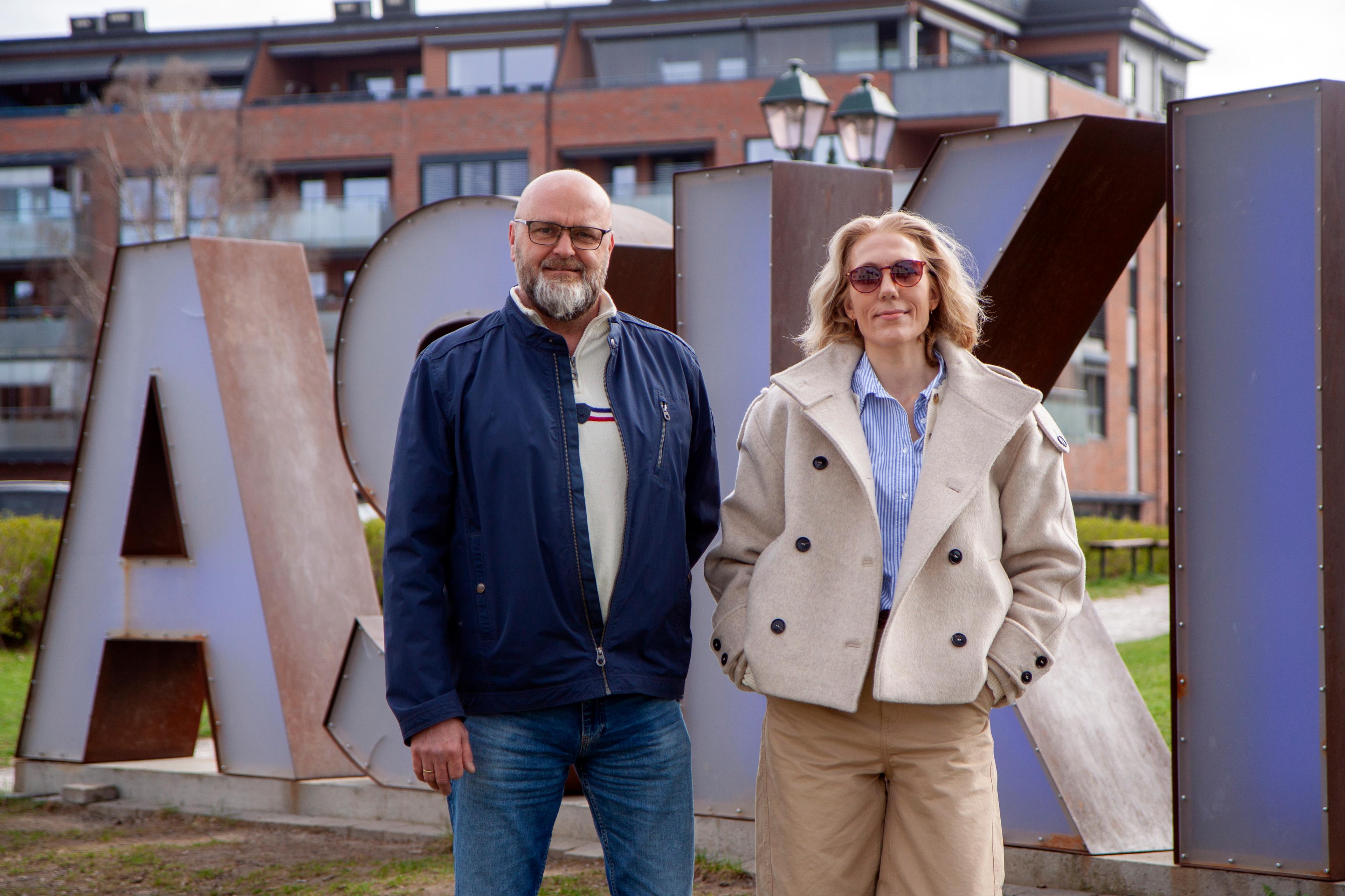 Roy og Eva foran Askim bokstaver