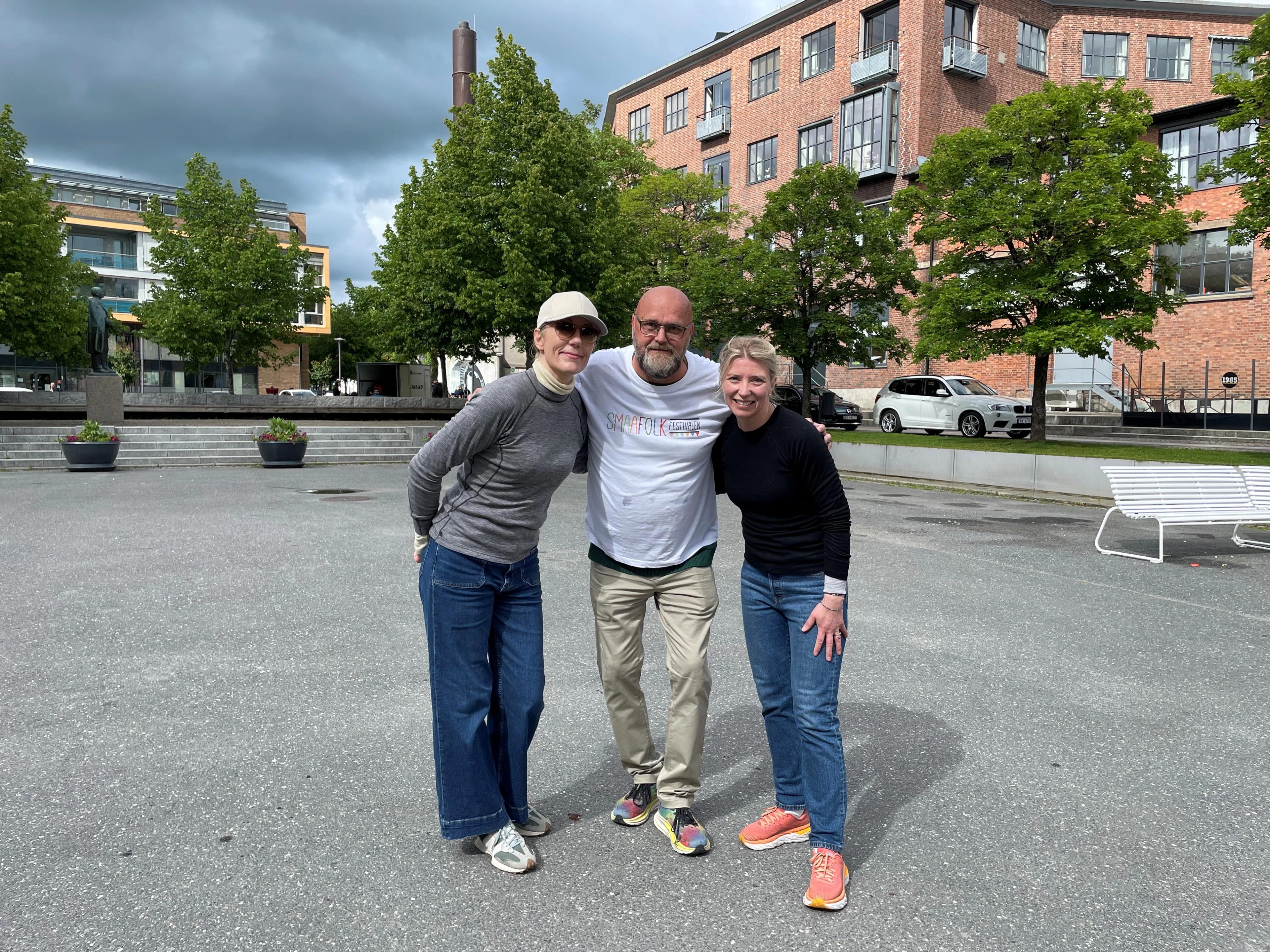 En mann og to damer på en åpen plass​​​​‌﻿‍﻿​‍​‍‌‍﻿﻿‌﻿​‍‌‍‍‌‌‍‌﻿‌‍‍‌‌‍﻿‍​‍​‍​﻿‍‍​‍​‍‌﻿​﻿‌‍​‌‌‍﻿‍‌‍‍‌‌﻿‌​‌﻿‍‌​‍﻿‍‌‍‍‌‌‍﻿﻿​‍​‍​‍﻿​​‍​‍‌‍‍​‌﻿​‍‌‍‌‌‌‍‌‍​‍​‍​﻿‍‍​‍​‍‌‍‍​‌﻿‌​‌﻿‌​‌﻿​​​﻿‍‍​‍﻿﻿​‍﻿﻿‌‍﻿​‌‍﻿﻿‌‍​﻿‌‍​‌‌‍﻿​‌‍‍​‌‍﻿﻿‌﻿​﻿‌﻿‌​​﻿‍‍​﻿​﻿​﻿​﻿​﻿​﻿​﻿​﻿​‍﻿﻿‌‍‍‌‌‍﻿‍‌﻿‌​‌‍‌‌‌‍﻿‍‌﻿‌​​‍﻿﻿‌‍‌‌‌‍‌​‌‍‍‌‌﻿‌​​‍﻿﻿‌‍﻿‌‌‍﻿﻿‌‍‌​‌‍‌‌​﻿﻿‌‌﻿​​‌﻿​‍‌‍‌‌‌﻿​﻿‌‍‌‌‌‍﻿‍‌﻿‌​‌‍​‌‌﻿‌​‌‍‍‌‌‍﻿﻿‌‍﻿‍​﻿‍﻿‌‍‍‌‌‍‌​​﻿﻿‌‌‍‌‌​﻿‍​​﻿‍‌​﻿‌​‌‍‌​​﻿​​​﻿​‌​﻿‍​​‍﻿‌‌‍​﻿‌‍​﻿‌‍​‍‌‍​﻿​‍﻿‌​﻿‌​​﻿​​‌‍‌‌​﻿​​​‍﻿‌​﻿‍‌‌‍‌‌​﻿‌‌‌‍​﻿​‍﻿‌‌‍‌​​﻿‌﻿‌‍​‌‌‍​﻿‌‍​﻿‌‍‌‌​﻿‍​​﻿‌‍‌‍​‌​﻿‍‌​﻿‌‌​﻿‌﻿​﻿‍﻿‌﻿‌​‌﻿‍‌‌﻿​​‌‍‌‌​﻿﻿‌‌﻿​​‌‍﻿﻿‌﻿​﻿‌﻿‌​​﻿‍﻿‌﻿​​‌‍​‌‌﻿‌​‌‍‍​​﻿﻿‌‌‍​‍‌‍﻿﻿‌‍‌​‌﻿‍‌​‍‌‌​﻿‌‌‌​​‍‌‌﻿﻿‌‍‍﻿‌‍‌‌‌﻿‍‌​‍‌‌​﻿​﻿‌​‌​​‍‌‌​﻿​﻿‌​‌​​‍‌‌​﻿​‍​﻿​‍​﻿​‌​﻿​‍‌‍​﻿‌‍‌‌​﻿​‌​﻿​﻿‌‍‌‌‌‍​﻿‌‍​‍​﻿‍​​﻿‍‌‌‍‌‍​‍‌‌​﻿​‍​﻿​‍​‍‌‌​﻿‌‌‌​‌​​‍﻿‍‌‍​‌‌‍﻿​‌﻿‌​​﻿﻿﻿‌‍​‍‌‍​‌‌﻿​﻿‌‍‌‌‌‌‌‌‌﻿​‍‌‍﻿​​﻿﻿‌‌‍‍​‌﻿‌​‌﻿‌​‌﻿​​​‍‌‌​﻿​﻿‌​​‌​‍‌‌​﻿​‍‌​‌‍​‍‌‌​﻿​‍‌​‌‍‌‍﻿​‌‍﻿﻿‌‍​﻿‌‍​‌‌‍﻿​‌‍‍​‌‍﻿﻿‌﻿​﻿‌﻿‌​​‍‌‌​﻿​﻿‌​​‌​﻿​﻿​﻿​﻿​﻿​﻿​﻿​﻿​‍‌‍‌‍‍‌‌‍‌​​﻿﻿‌‌‍‌‌​﻿‍​​﻿‍‌​﻿‌​‌‍‌​​﻿​​​﻿​‌​﻿‍​​‍﻿‌‌‍​﻿‌‍​﻿‌‍​‍‌‍​﻿​‍﻿‌​﻿‌​​﻿​​‌‍‌‌​﻿​​​‍﻿‌​﻿‍‌‌‍‌‌​﻿‌‌‌‍​﻿​‍﻿‌‌‍‌​​﻿‌﻿‌‍​‌‌‍​﻿‌‍​﻿‌‍‌‌​﻿‍​​﻿‌‍‌‍​‌​﻿‍‌​﻿‌‌​﻿‌﻿​‍‌‍‌﻿‌​‌﻿‍‌‌﻿​​‌‍‌‌​﻿﻿‌‌﻿​​‌‍﻿﻿‌﻿​﻿‌﻿‌​​‍‌‍‌﻿​​‌‍​‌‌﻿‌​‌‍‍​​﻿﻿‌‌‍​‍‌‍﻿﻿‌‍‌​‌﻿‍‌​‍‌‌​﻿‌‌‌​​‍‌‌﻿﻿‌‍‍﻿‌‍‌‌‌﻿‍‌​‍‌‌​﻿​﻿‌​‌​​‍‌‌​﻿​﻿‌​‌​​‍‌‌​﻿​‍​﻿​‍​﻿​‌​﻿​‍‌‍​﻿‌‍‌‌​﻿​‌​﻿​﻿‌‍‌‌‌‍​﻿‌‍​‍​﻿‍​​﻿‍‌‌‍‌‍​‍‌‌​﻿​‍​﻿​‍​‍‌‌​﻿‌‌‌​‌​​‍﻿‍‌‍​‌‌‍﻿​‌﻿‌​​‍‌‍‌﻿​​‌‍‌‌‌﻿​‍‌﻿​﻿‌﻿​​‌‍‌‌‌‍​﻿‌﻿‌​‌‍‍‌‌﻿‌‍‌‍‌‌​﻿﻿‌‌﻿​​‌﻿‌‌‌‍​‍‌‍﻿​‌‍‍‌‌﻿​﻿‌‍‍​‌‍‌‌‌‍‌​​‍​‍‌﻿﻿‌