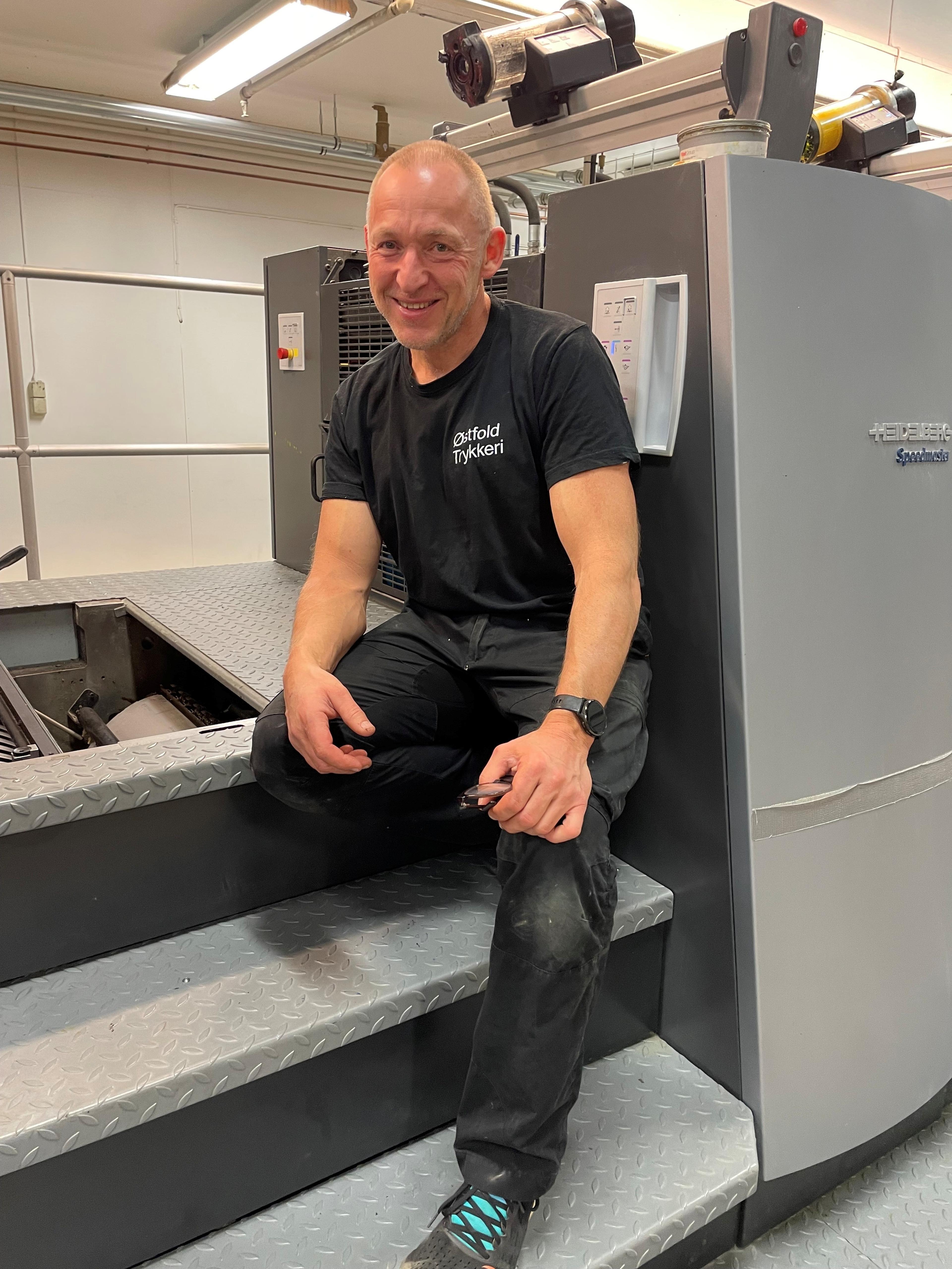 Mann som sitter på en maskin