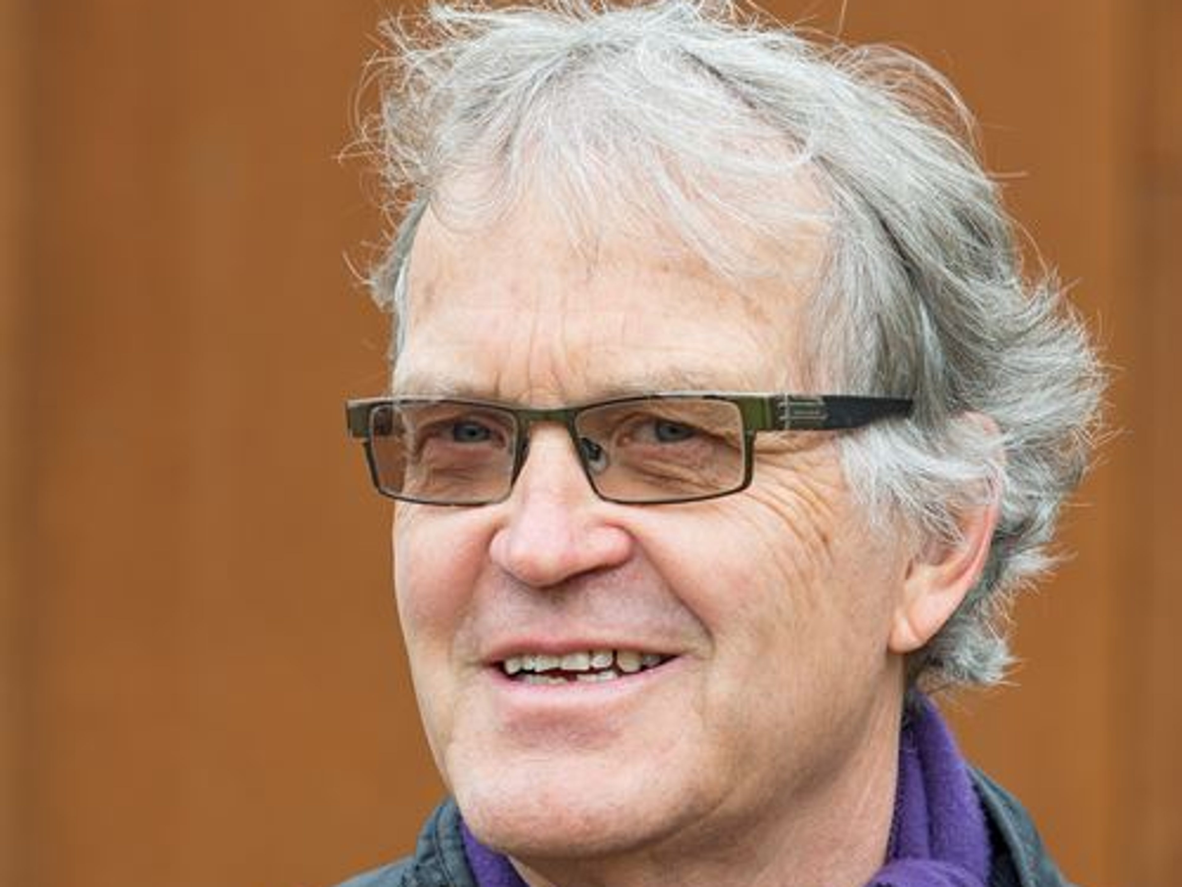 Mann med briller og lilla skjerf