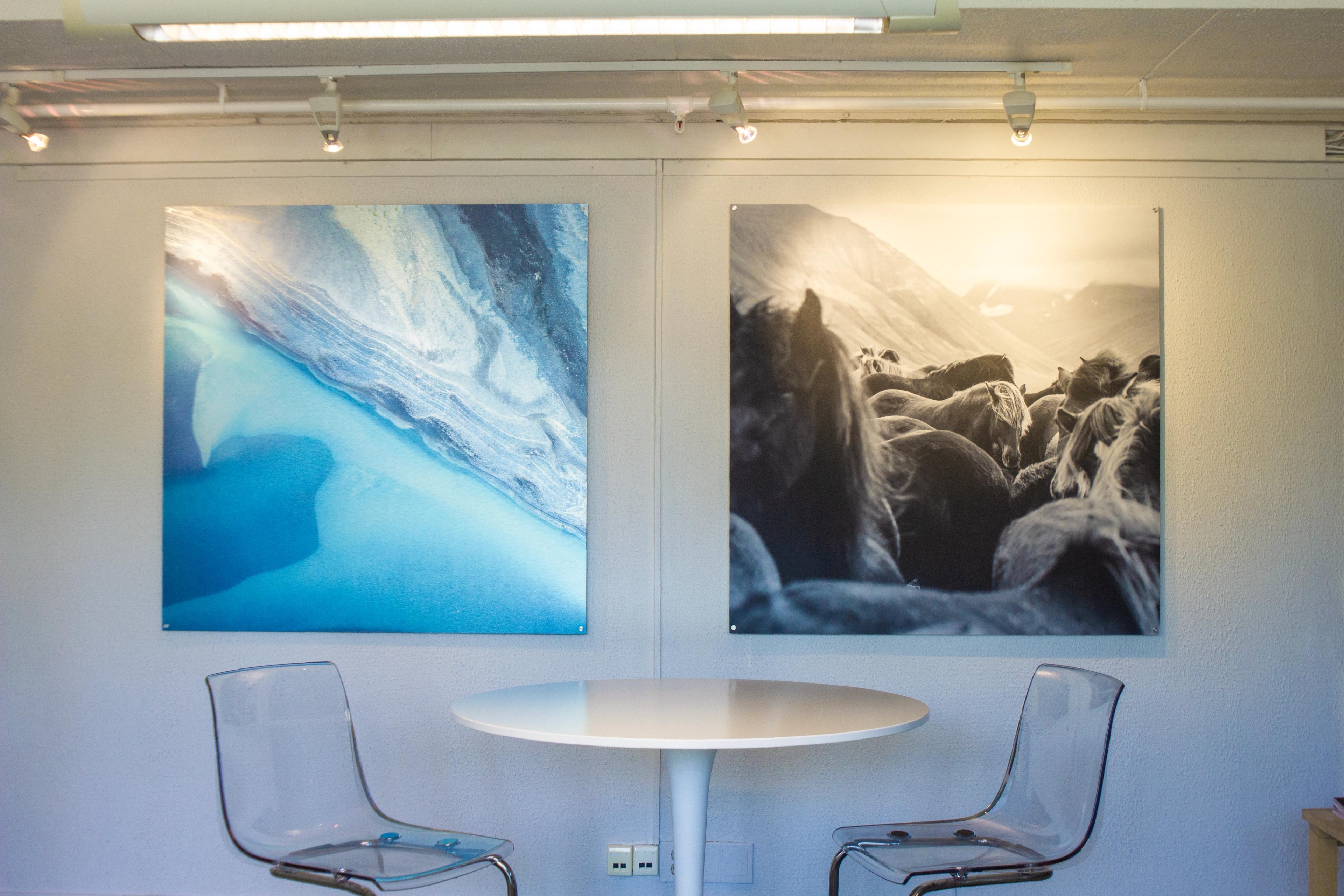 To plakater ved et bord