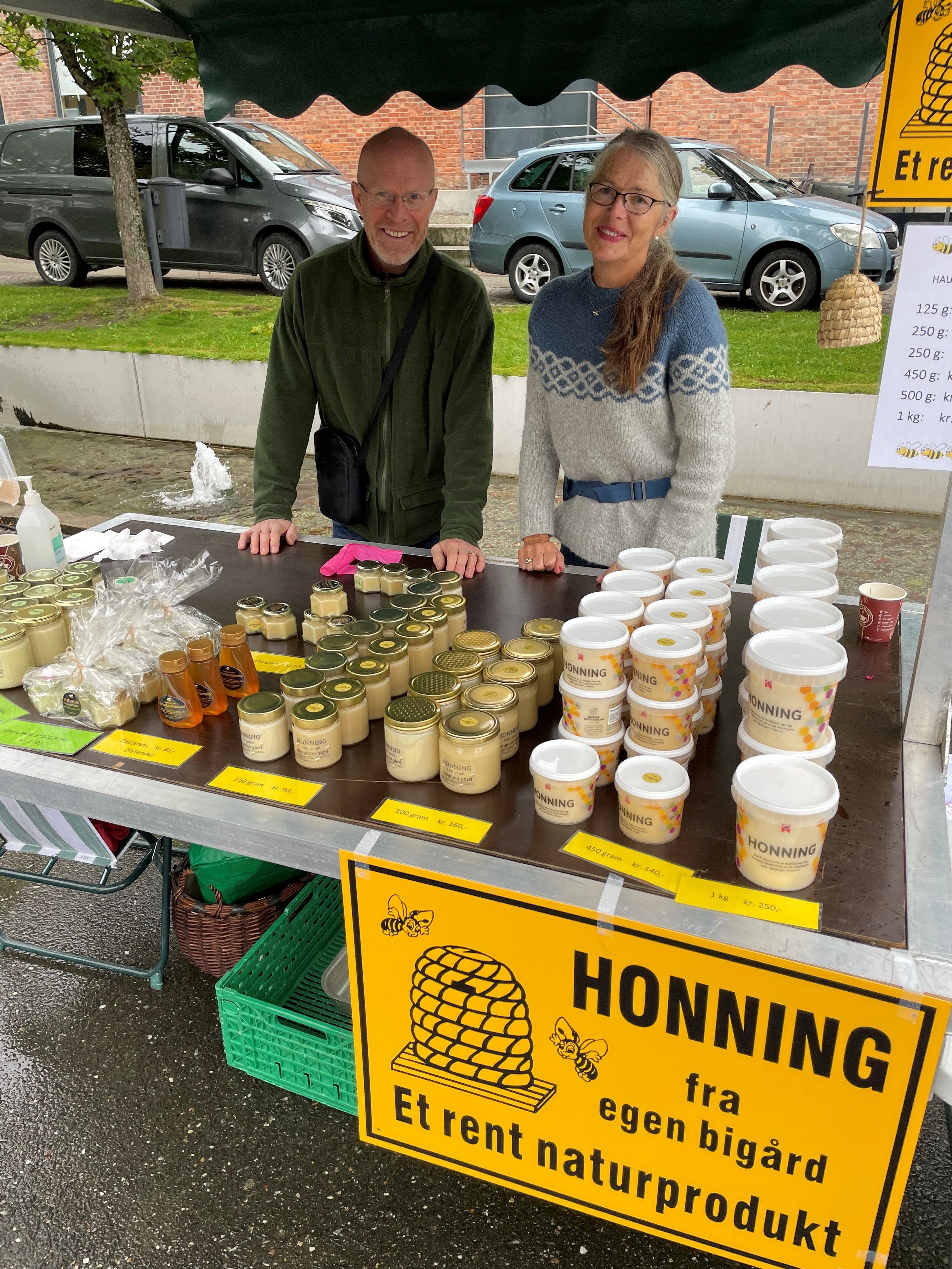 En mann og dame som selger honning på stand​​​​‌﻿‍﻿​‍​‍‌‍﻿﻿‌﻿​‍‌‍‍‌‌‍‌﻿‌‍‍‌‌‍﻿‍​‍​‍​﻿‍‍​‍​‍‌﻿​﻿‌‍​‌‌‍﻿‍‌‍‍‌‌﻿‌​‌﻿‍‌​‍﻿‍‌‍‍‌‌‍﻿﻿​‍​‍​‍﻿​​‍​‍‌‍‍​‌﻿​‍‌‍‌‌‌‍‌‍​‍​‍​﻿‍‍​‍​‍‌‍‍​‌﻿‌​‌﻿‌​‌﻿​​​﻿‍‍​‍﻿﻿​‍﻿﻿‌‍﻿​‌‍﻿﻿‌‍​﻿‌‍​‌‌‍﻿​‌‍‍​‌‍﻿﻿‌﻿​﻿‌﻿‌​​﻿‍‍​﻿​﻿​﻿​﻿​﻿​﻿​﻿​﻿​‍﻿﻿‌‍‍‌‌‍﻿‍‌﻿‌​‌‍‌‌‌‍﻿‍‌﻿‌​​‍﻿﻿‌‍‌‌‌‍‌​‌‍‍‌‌﻿‌​​‍﻿﻿‌‍﻿‌‌‍﻿﻿‌‍‌​‌‍‌‌​﻿﻿‌‌﻿​​‌﻿​‍‌‍‌‌‌﻿​﻿‌‍‌‌‌‍﻿‍‌﻿‌​‌‍​‌‌﻿‌​‌‍‍‌‌‍﻿﻿‌‍﻿‍​﻿‍﻿‌‍‍‌‌‍‌​​﻿﻿‌​﻿‌﻿​﻿‌‍‌‍‌‍‌‍​‌‌‍‌‍‌‍‌​​﻿​‍​﻿‌﻿​‍﻿‌​﻿‌‍‌‍​‌​﻿‍​​﻿​​​‍﻿‌​﻿‌​‌‍‌‍​﻿​﻿​﻿​﻿​‍﻿‌​﻿‍​‌‍‌‌​﻿​‌‌‍​‍​‍﻿‌‌‍​‍‌‍​﻿‌‍‌‍​﻿‌‍​﻿​‌​﻿​‍‌‍​‍​﻿‌‍​﻿‌‌‌‍‌‌‌‍​‌‌‍‌‍​﻿‍﻿‌﻿‌​‌﻿‍‌‌﻿​​‌‍‌‌​﻿﻿‌‌﻿​​‌‍﻿﻿‌﻿​﻿‌﻿‌​​﻿‍﻿‌﻿​​‌‍​‌‌﻿‌​‌‍‍​​﻿﻿‌‌‍​‍‌‍﻿﻿‌‍‌​‌﻿‍‌​‍‌‌​﻿‌‌‌​​‍‌‌﻿﻿‌‍‍﻿‌‍‌‌‌﻿‍‌​‍‌‌​﻿​﻿‌​‌​​‍‌‌​﻿​﻿‌​‌​​‍‌‌​﻿​‍​﻿​‍‌‍​‌‌‍​‍​﻿​‍‌‍‌​​﻿​‌‌‍‌​​﻿​‌​﻿​​​﻿‌‌​﻿‍​‌‍​﻿​﻿​​​‍‌‌​﻿​‍​﻿​‍​‍‌‌​﻿‌‌‌​‌​​‍﻿‍‌‍​‌‌‍﻿​‌﻿‌​​﻿﻿﻿‌‍​‍‌‍​‌‌﻿​﻿‌‍‌‌‌‌‌‌‌﻿​‍‌‍﻿​​﻿﻿‌‌‍‍​‌﻿‌​‌﻿‌​‌﻿​​​‍‌‌​﻿​﻿‌​​‌​‍‌‌​﻿​‍‌​‌‍​‍‌‌​﻿​‍‌​‌‍‌‍﻿​‌‍﻿﻿‌‍​﻿‌‍​‌‌‍﻿​‌‍‍​‌‍﻿﻿‌﻿​﻿‌﻿‌​​‍‌‌​﻿​﻿‌​​‌​﻿​﻿​﻿​﻿​﻿​﻿​﻿​﻿​‍‌‍‌‍‍‌‌‍‌​​﻿﻿‌​﻿‌﻿​﻿‌‍‌‍‌‍‌‍​‌‌‍‌‍‌‍‌​​﻿​‍​﻿‌﻿​‍﻿‌​﻿‌‍‌‍​‌​﻿‍​​﻿​​​‍﻿‌​﻿‌​‌‍‌‍​﻿​﻿​﻿​﻿​‍﻿‌​﻿‍​‌‍‌‌​﻿​‌‌‍​‍​‍﻿‌‌‍​‍‌‍​﻿‌‍‌‍​﻿‌‍​﻿​‌​﻿​‍‌‍​‍​﻿‌‍​﻿‌‌‌‍‌‌‌‍​‌‌‍‌‍​‍‌‍‌﻿‌​‌﻿‍‌‌﻿​​‌‍‌‌​﻿﻿‌‌﻿​​‌‍﻿﻿‌﻿​﻿‌﻿‌​​‍‌‍‌﻿​​‌‍​‌‌﻿‌​‌‍‍​​﻿﻿‌‌‍​‍‌‍﻿﻿‌‍‌​‌﻿‍‌​‍‌‌​﻿‌‌‌​​‍‌‌﻿﻿‌‍‍﻿‌‍‌‌‌﻿‍‌​‍‌‌​﻿​﻿‌​‌​​‍‌‌​﻿​﻿‌​‌​​‍‌‌​﻿​‍​﻿​‍‌‍​‌‌‍​‍​﻿​‍‌‍‌​​﻿​‌‌‍‌​​﻿​‌​﻿​​​﻿‌‌​﻿‍​‌‍​﻿​﻿​​​‍‌‌​﻿​‍​﻿​‍​‍‌‌​﻿‌‌‌​‌​​‍﻿‍‌‍​‌‌‍﻿​‌﻿‌​​‍‌‍‌﻿​​‌‍‌‌‌﻿​‍‌﻿​﻿‌﻿​​‌‍‌‌‌‍​﻿‌﻿‌​‌‍‍‌‌﻿‌‍‌‍‌‌​﻿﻿‌‌﻿​​‌﻿‌‌‌‍​‍‌‍﻿​‌‍‍‌‌﻿​﻿‌‍‍​‌‍‌‌‌‍‌​​‍​‍‌﻿﻿‌
