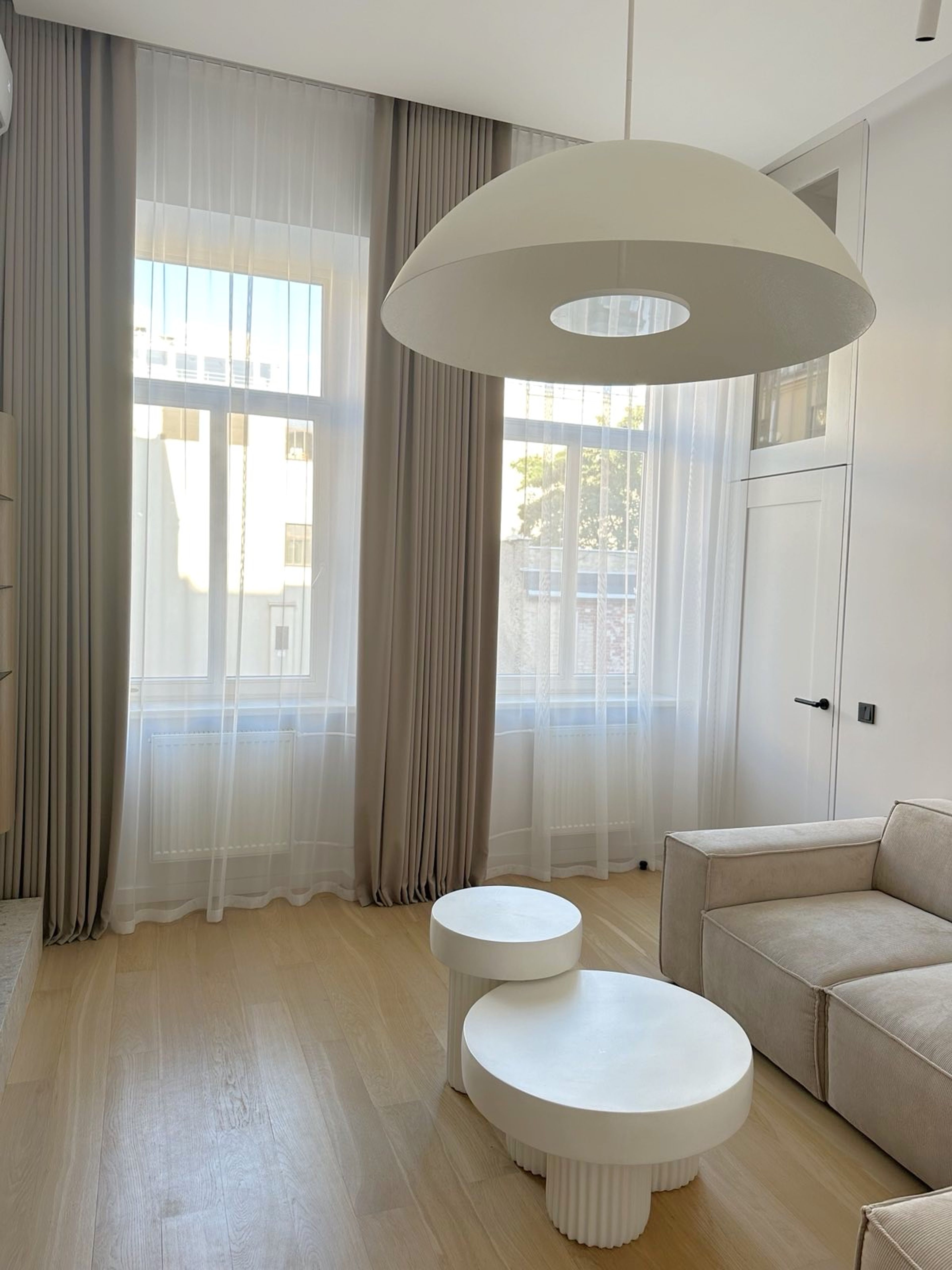stue med sofa og gardiner