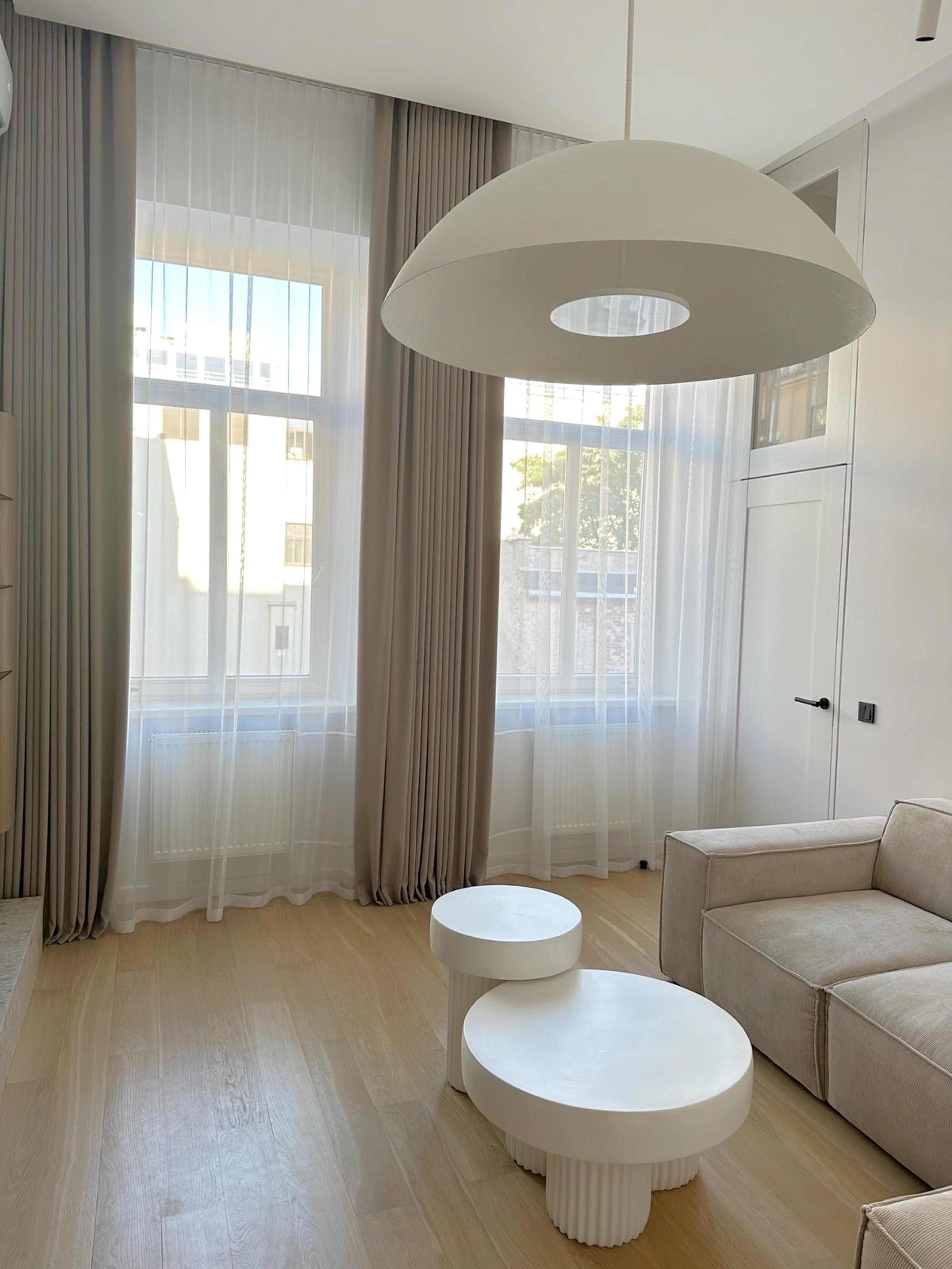 stue med sofa og gardiner