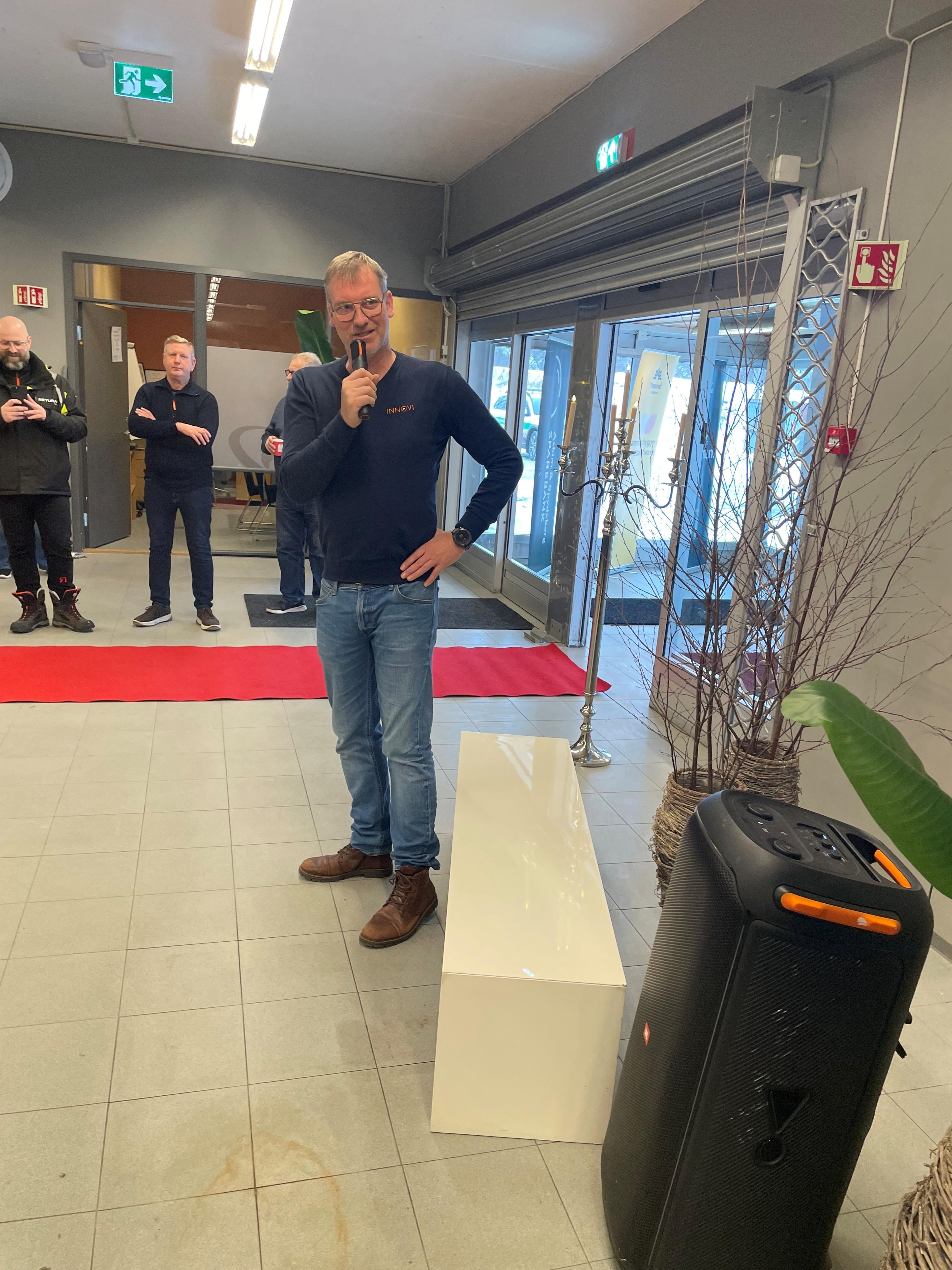 Mann som snakker til folk