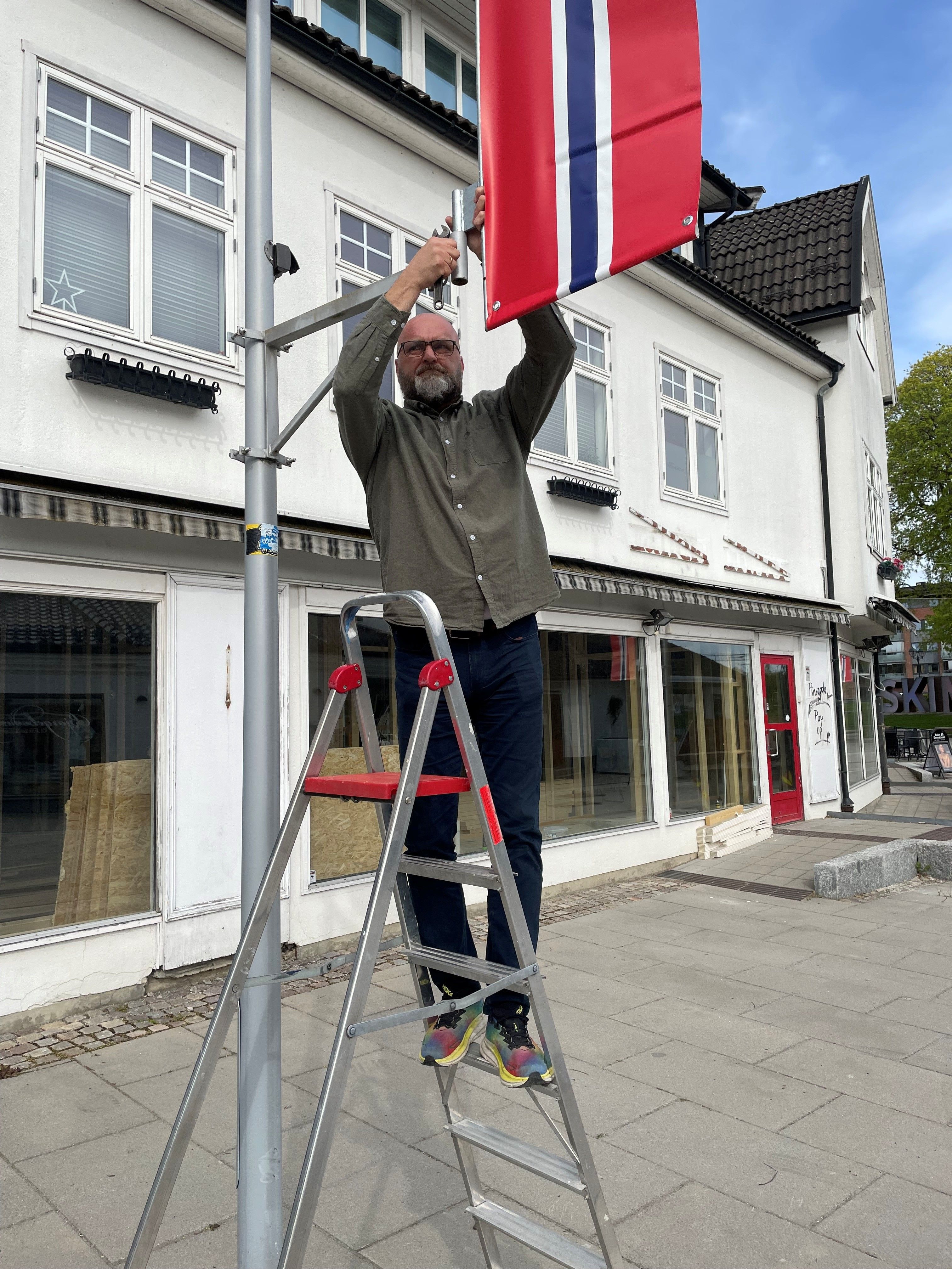 Mann henger opp et flagg​​​​‌﻿‍﻿​‍​‍‌‍﻿﻿‌﻿​‍‌‍‍‌‌‍‌﻿‌‍‍‌‌‍﻿‍​‍​‍​﻿‍‍​‍​‍‌﻿​﻿‌‍​‌‌‍﻿‍‌‍‍‌‌﻿‌​‌﻿‍‌​‍﻿‍‌‍‍‌‌‍﻿﻿​‍​‍​‍﻿​​‍​‍‌‍‍​‌﻿​‍‌‍‌‌‌‍‌‍​‍​‍​﻿‍‍​‍​‍‌‍‍​‌﻿‌​‌﻿‌​‌﻿​​​﻿‍‍​‍﻿﻿​‍﻿﻿‌‍﻿​‌‍﻿﻿‌‍​﻿‌‍​‌‌‍﻿​‌‍‍​‌‍﻿﻿‌﻿​﻿‌﻿‌​​﻿‍‍​﻿​﻿​﻿​﻿​﻿​﻿​﻿​﻿​‍﻿﻿‌‍‍‌‌‍﻿‍‌﻿‌​‌‍‌‌‌‍﻿‍‌﻿‌​​‍﻿﻿‌‍‌‌‌‍‌​‌‍‍‌‌﻿‌​​‍﻿﻿‌‍﻿‌‌‍﻿﻿‌‍‌​‌‍‌‌​﻿﻿‌‌﻿​​‌﻿​‍‌‍‌‌‌﻿​﻿‌‍‌‌‌‍﻿‍‌﻿‌​‌‍​‌‌﻿‌​‌‍‍‌‌‍﻿﻿‌‍﻿‍​﻿‍﻿‌‍‍‌‌‍‌​​﻿﻿‌​﻿‌﻿​﻿‌﻿​﻿​‍​﻿​‌​﻿‌‍​﻿‌﻿‌‍​‌​﻿‌‍​‍﻿‌‌‍​﻿​﻿‌​​﻿​﻿​﻿‌‍​‍﻿‌​﻿‌​‌‍​﻿​﻿‍‌‌‍‌​​‍﻿‌‌‍​‍​﻿​﻿​﻿‌‍‌‍‌​​‍﻿‌​﻿​‌​﻿‌‌​﻿‌‍‌‍‌‌‌‍​‌​﻿​​​﻿‍​​﻿‍‌​﻿‌﻿​﻿‌‌‌‍​﻿‌‍​‌​﻿‍﻿‌﻿‌​‌﻿‍‌‌﻿​​‌‍‌‌​﻿﻿‌‌﻿​​‌‍﻿﻿‌﻿​﻿‌﻿‌​​﻿‍﻿‌﻿​​‌‍​‌‌﻿‌​‌‍‍​​﻿﻿‌‌‍​‍‌‍﻿﻿‌‍‌​‌﻿‍‌​‍‌‌​﻿‌‌‌​​‍‌‌﻿﻿‌‍‍﻿‌‍‌‌‌﻿‍‌​‍‌‌​﻿​﻿‌​‌​​‍‌‌​﻿​﻿‌​‌​​‍‌‌​﻿​‍​﻿​‍​﻿‌﻿​﻿​‍​﻿​‍​﻿​﻿​﻿‍‌‌‍​‍​﻿​‍‌‍​‍​﻿‍​‌‍‌​​﻿​​‌‍​﻿​‍‌‌​﻿​‍​﻿​‍​‍‌‌​﻿‌‌‌​‌​​‍﻿‍‌‍​‌‌‍﻿​‌﻿‌​​﻿﻿﻿‌‍​‍‌‍​‌‌﻿​﻿‌‍‌‌‌‌‌‌‌﻿​‍‌‍﻿​​﻿﻿‌‌‍‍​‌﻿‌​‌﻿‌​‌﻿​​​‍‌‌​﻿​﻿‌​​‌​‍‌‌​﻿​‍‌​‌‍​‍‌‌​﻿​‍‌​‌‍‌‍﻿​‌‍﻿﻿‌‍​﻿‌‍​‌‌‍﻿​‌‍‍​‌‍﻿﻿‌﻿​﻿‌﻿‌​​‍‌‌​﻿​﻿‌​​‌​﻿​﻿​﻿​﻿​﻿​﻿​﻿​﻿​‍‌‍‌‍‍‌‌‍‌​​﻿﻿‌​﻿‌﻿​﻿‌﻿​﻿​‍​﻿​‌​﻿‌‍​﻿‌﻿‌‍​‌​﻿‌‍​‍﻿‌‌‍​﻿​﻿‌​​﻿​﻿​﻿‌‍​‍﻿‌​﻿‌​‌‍​﻿​﻿‍‌‌‍‌​​‍﻿‌‌‍​‍​﻿​﻿​﻿‌‍‌‍‌​​‍﻿‌​﻿​‌​﻿‌‌​﻿‌‍‌‍‌‌‌‍​‌​﻿​​​﻿‍​​﻿‍‌​﻿‌﻿​﻿‌‌‌‍​﻿‌‍​‌​‍‌‍‌﻿‌​‌﻿‍‌‌﻿​​‌‍‌‌​﻿﻿‌‌﻿​​‌‍﻿﻿‌﻿​﻿‌﻿‌​​‍‌‍‌﻿​​‌‍​‌‌﻿‌​‌‍‍​​﻿﻿‌‌‍​‍‌‍﻿﻿‌‍‌​‌﻿‍‌​‍‌‌​﻿‌‌‌​​‍‌‌﻿﻿‌‍‍﻿‌‍‌‌‌﻿‍‌​‍‌‌​﻿​﻿‌​‌​​‍‌‌​﻿​﻿‌​‌​​‍‌‌​﻿​‍​﻿​‍​﻿‌﻿​﻿​‍​﻿​‍​﻿​﻿​﻿‍‌‌‍​‍​﻿​‍‌‍​‍​﻿‍​‌‍‌​​﻿​​‌‍​﻿​‍‌‌​﻿​‍​﻿​‍​‍‌‌​﻿‌‌‌​‌​​‍﻿‍‌‍​‌‌‍﻿​‌﻿‌​​‍‌‍‌﻿​​‌‍‌‌‌﻿​‍‌﻿​﻿‌﻿​​‌‍‌‌‌‍​﻿‌﻿‌​‌‍‍‌‌﻿‌‍‌‍‌‌​﻿﻿‌‌﻿​​‌﻿‌‌‌‍​‍‌‍﻿​‌‍‍‌‌﻿​﻿‌‍‍​‌‍‌‌‌‍‌​​‍​‍‌﻿﻿‌
