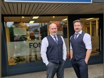 To blide karer i dress