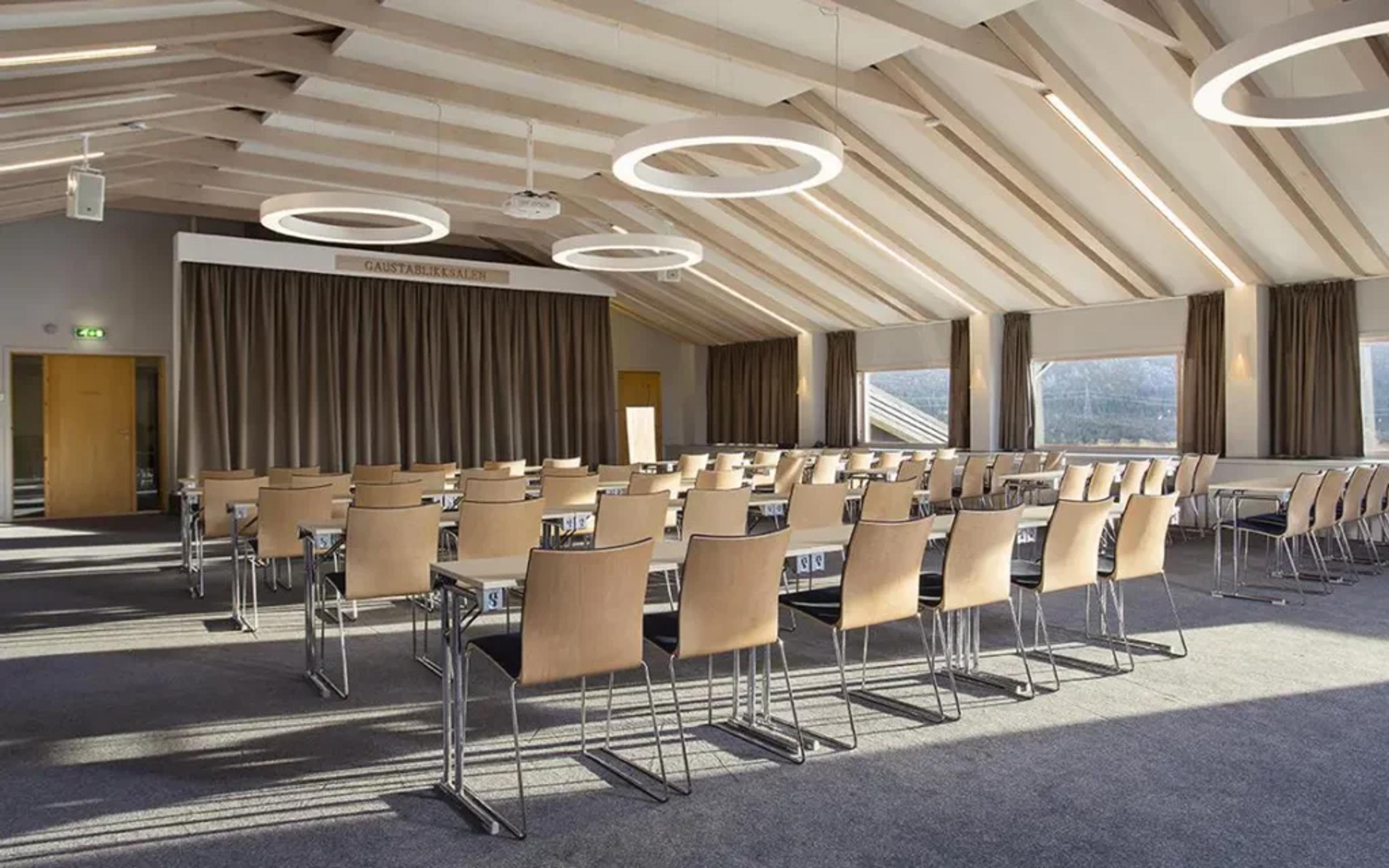 Stoler i et konferanserom