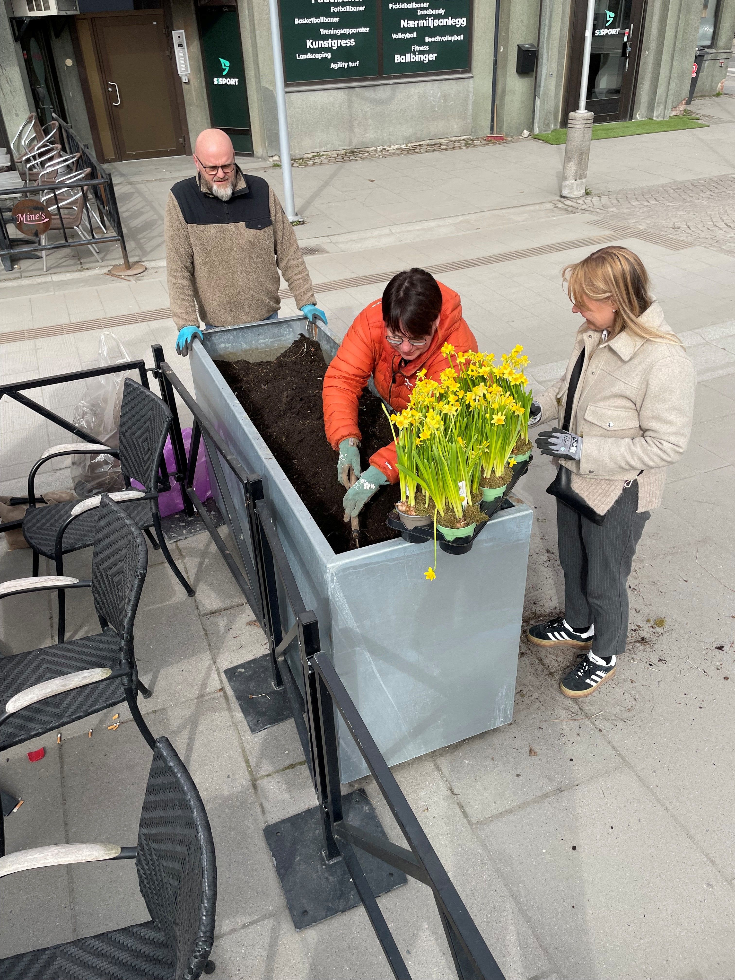 mennesker som planter liljer i gågata i Askim​​​​‌﻿‍﻿​‍​‍‌‍﻿﻿‌﻿​‍‌‍‍‌‌‍‌﻿‌‍‍‌‌‍﻿‍​‍​‍​﻿‍‍​‍​‍‌﻿​﻿‌‍​‌‌‍﻿‍‌‍‍‌‌﻿‌​‌﻿‍‌​‍﻿‍‌‍‍‌‌‍﻿﻿​‍​‍​‍﻿​​‍​‍‌‍‍​‌﻿​‍‌‍‌‌‌‍‌‍​‍​‍​﻿‍‍​‍​‍‌‍‍​‌﻿‌​‌﻿‌​‌﻿​​​﻿‍‍​‍﻿﻿​‍﻿﻿‌‍﻿​‌‍﻿﻿‌‍​﻿‌‍​‌‌‍﻿​‌‍‍​‌‍﻿﻿‌﻿​﻿‌﻿‌​​﻿‍‍​﻿​﻿​﻿​﻿​﻿​﻿​﻿​﻿​‍﻿﻿‌‍‍‌‌‍﻿‍‌﻿‌​‌‍‌‌‌‍﻿‍‌﻿‌​​‍﻿﻿‌‍‌‌‌‍‌​‌‍‍‌‌﻿‌​​‍﻿﻿‌‍﻿‌‌‍﻿﻿‌‍‌​‌‍‌‌​﻿﻿‌‌﻿​​‌﻿​‍‌‍‌‌‌﻿​﻿‌‍‌‌‌‍﻿‍‌﻿‌​‌‍​‌‌﻿‌​‌‍‍‌‌‍﻿﻿‌‍﻿‍​﻿‍﻿‌‍‍‌‌‍‌​​﻿﻿‌‌‍​‌​﻿​​‌‍‌​​﻿​﻿​﻿​‍​﻿​‍‌‍‌‌‌‍‌​​‍﻿‌​﻿‌‍​﻿‌​​﻿‍‌​﻿‍​​‍﻿‌​﻿‌​‌‍‌‌​﻿​‌​﻿​‍​‍﻿‌‌‍​‍​﻿​﻿​﻿‌‌​﻿‍​​‍﻿‌‌‍​﻿‌‍​‍​﻿‌​‌‍‌‌​﻿‍​‌‍‌‌​﻿​​​﻿‌‍​﻿‌﻿‌‍‌‍‌‍​‍​﻿‌‌​﻿‍﻿‌﻿‌​‌﻿‍‌‌﻿​​‌‍‌‌​﻿﻿‌‌﻿​​‌‍﻿﻿‌﻿​﻿‌﻿‌​​﻿‍﻿‌﻿​​‌‍​‌‌﻿‌​‌‍‍​​﻿﻿‌‌‍​‍‌‍﻿﻿‌‍‌​‌﻿‍‌​‍‌‌​﻿‌‌‌​​‍‌‌﻿﻿‌‍‍﻿‌‍‌‌‌﻿‍‌​‍‌‌​﻿​﻿‌​‌​​‍‌‌​﻿​﻿‌​‌​​‍‌‌​﻿​‍​﻿​‍​﻿​‍​﻿‍​‌‍‌‌​﻿‌‌​﻿‌​​﻿‌​‌‍​﻿‌‍‌‌​﻿‌‌​﻿‌﻿​﻿‍‌​﻿‍‌​‍‌‌​﻿​‍​﻿​‍​‍‌‌​﻿‌‌‌​‌​​‍﻿‍‌‍​‌‌‍﻿​‌﻿‌​​﻿﻿﻿‌‍​‍‌‍​‌‌﻿​﻿‌‍‌‌‌‌‌‌‌﻿​‍‌‍﻿​​﻿﻿‌‌‍‍​‌﻿‌​‌﻿‌​‌﻿​​​‍‌‌​﻿​﻿‌​​‌​‍‌‌​﻿​‍‌​‌‍​‍‌‌​﻿​‍‌​‌‍‌‍﻿​‌‍﻿﻿‌‍​﻿‌‍​‌‌‍﻿​‌‍‍​‌‍﻿﻿‌﻿​﻿‌﻿‌​​‍‌‌​﻿​﻿‌​​‌​﻿​﻿​﻿​﻿​﻿​﻿​﻿​﻿​‍‌‍‌‍‍‌‌‍‌​​﻿﻿‌‌‍​‌​﻿​​‌‍‌​​﻿​﻿​﻿​‍​﻿​‍‌‍‌‌‌‍‌​​‍﻿‌​﻿‌‍​﻿‌​​﻿‍‌​﻿‍​​‍﻿‌​﻿‌​‌‍‌‌​﻿​‌​﻿​‍​‍﻿‌‌‍​‍​﻿​﻿​﻿‌‌​﻿‍​​‍﻿‌‌‍​﻿‌‍​‍​﻿‌​‌‍‌‌​﻿‍​‌‍‌‌​﻿​​​﻿‌‍​﻿‌﻿‌‍‌‍‌‍​‍​﻿‌‌​‍‌‍‌﻿‌​‌﻿‍‌‌﻿​​‌‍‌‌​﻿﻿‌‌﻿​​‌‍﻿﻿‌﻿​﻿‌﻿‌​​‍‌‍‌﻿​​‌‍​‌‌﻿‌​‌‍‍​​﻿﻿‌‌‍​‍‌‍﻿﻿‌‍‌​‌﻿‍‌​‍‌‌​﻿‌‌‌​​‍‌‌﻿﻿‌‍‍﻿‌‍‌‌‌﻿‍‌​‍‌‌​﻿​﻿‌​‌​​‍‌‌​﻿​﻿‌​‌​​‍‌‌​﻿​‍​﻿​‍​﻿​‍​﻿‍​‌‍‌‌​﻿‌‌​﻿‌​​﻿‌​‌‍​﻿‌‍‌‌​﻿‌‌​﻿‌﻿​﻿‍‌​﻿‍‌​‍‌‌​﻿​‍​﻿​‍​‍‌‌​﻿‌‌‌​‌​​‍﻿‍‌‍​‌‌‍﻿​‌﻿‌​​‍‌‍‌﻿​​‌‍‌‌‌﻿​‍‌﻿​﻿‌﻿​​‌‍‌‌‌‍​﻿‌﻿‌​‌‍‍‌‌﻿‌‍‌‍‌‌​﻿﻿‌‌﻿​​‌﻿‌‌‌‍​‍‌‍﻿​‌‍‍‌‌﻿​﻿‌‍‍​‌‍‌‌‌‍‌​​‍​‍‌﻿﻿‌