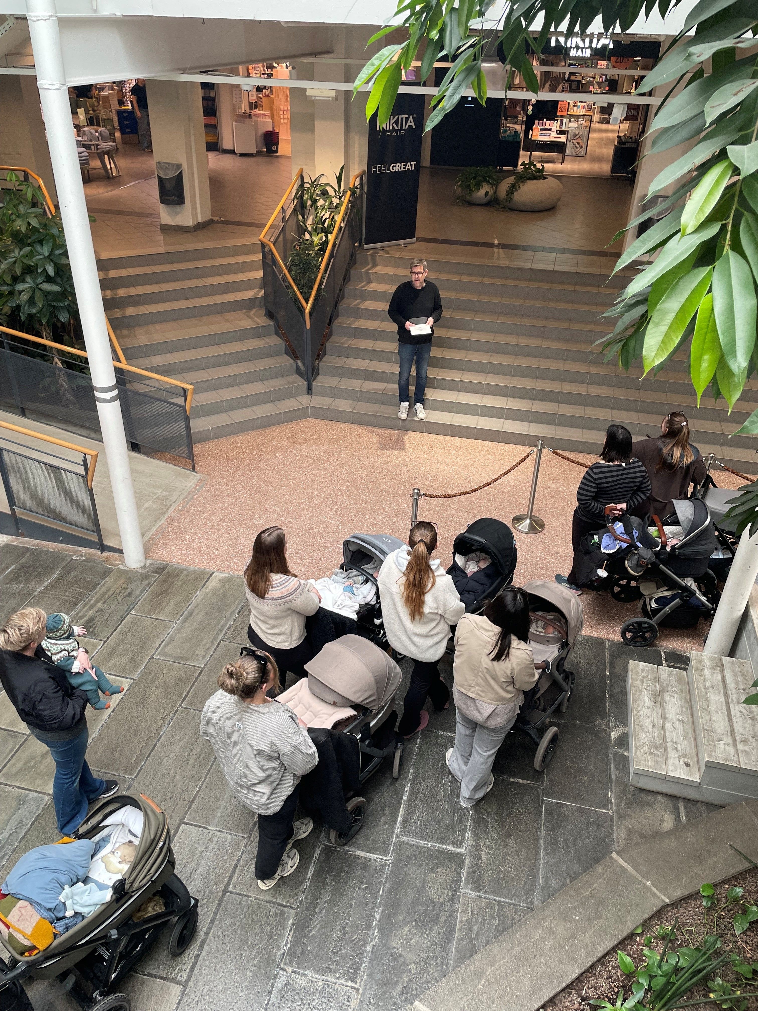 Mann som snakker til mennesker