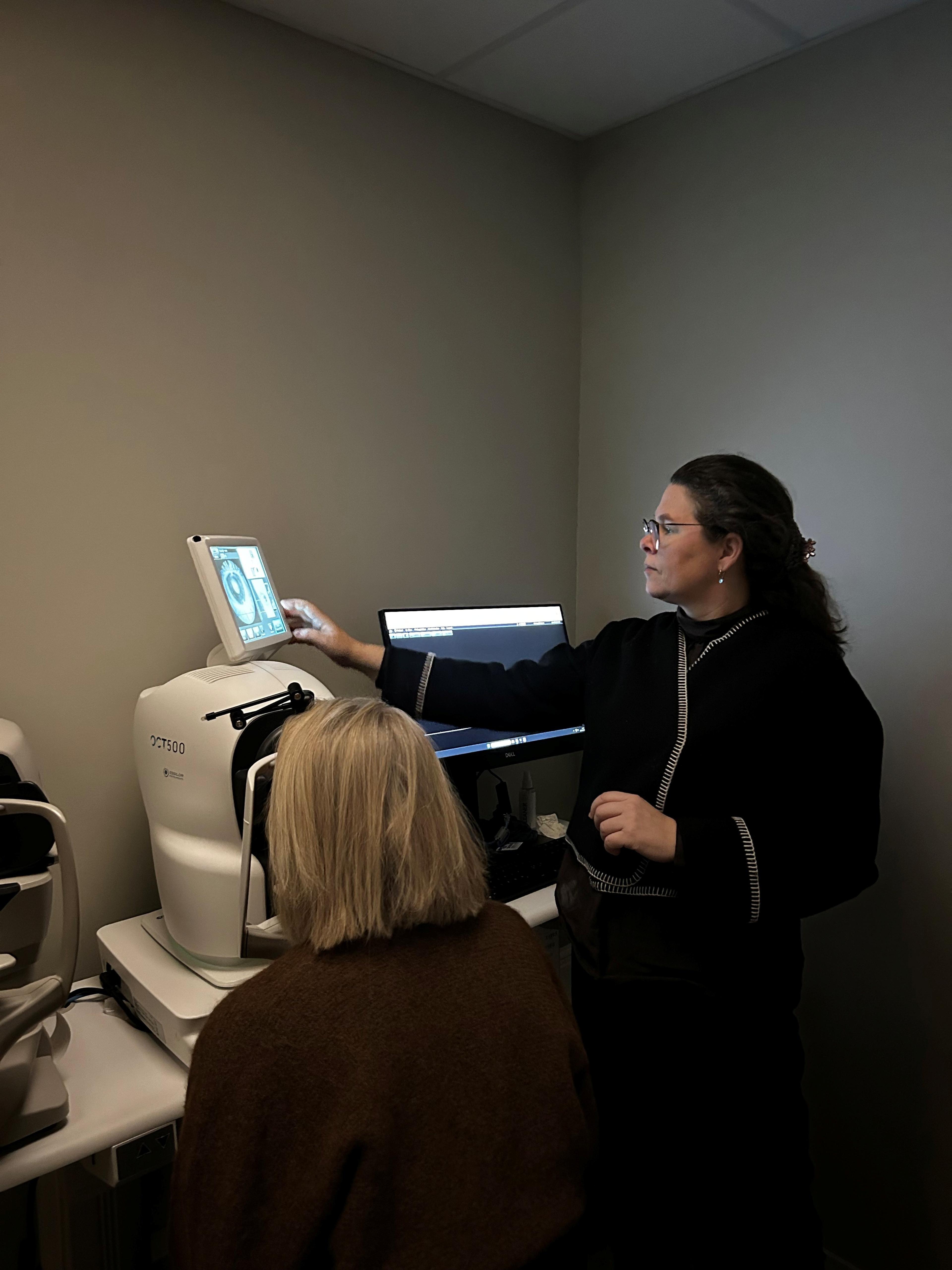 En dame som tar synstest​​​​‌﻿‍﻿​‍​‍‌‍﻿﻿‌﻿​‍‌‍‍‌‌‍‌﻿‌‍‍‌‌‍﻿‍​‍​‍​﻿‍‍​‍​‍‌﻿​﻿‌‍​‌‌‍﻿‍‌‍‍‌‌﻿‌​‌﻿‍‌​‍﻿‍‌‍‍‌‌‍﻿﻿​‍​‍​‍﻿​​‍​‍‌‍‍​‌﻿​‍‌‍‌‌‌‍‌‍​‍​‍​﻿‍‍​‍​‍‌‍‍​‌﻿‌​‌﻿‌​‌﻿​​​﻿‍‍​‍﻿﻿​‍﻿﻿‌‍﻿​‌‍﻿﻿‌‍​﻿‌‍​‌‌‍﻿​‌‍‍​‌‍﻿﻿‌﻿​﻿‌﻿‌​​﻿‍‍​﻿​﻿​﻿​﻿​﻿​﻿​﻿​﻿​‍﻿﻿‌‍‍‌‌‍﻿‍‌﻿‌​‌‍‌‌‌‍﻿‍‌﻿‌​​‍﻿﻿‌‍‌‌‌‍‌​‌‍‍‌‌﻿‌​​‍﻿﻿‌‍﻿‌‌‍﻿﻿‌‍‌​‌‍‌‌​﻿﻿‌‌﻿​​‌﻿​‍‌‍‌‌‌﻿​﻿‌‍‌‌‌‍﻿‍‌﻿‌​‌‍​‌‌﻿‌​‌‍‍‌‌‍﻿﻿‌‍﻿‍​﻿‍﻿‌‍‍‌‌‍‌​​﻿﻿‌​﻿​﻿​﻿​​​﻿‌​​﻿​‍​﻿‌‌​﻿‌‍​﻿‍‌‌‍‌​​‍﻿‌‌‍​‌​﻿‍​​﻿‍​​﻿​​​‍﻿‌​﻿‌​‌‍​‌​﻿​‍‌‍​‍​‍﻿‌​﻿‍‌‌‍‌‌‌‍‌​​﻿​​​‍﻿‌‌‍​﻿‌‍‌‌‌‍‌‌‌‍‌​‌‍‌​​﻿​‌​﻿​﻿​﻿‍​‌‍​‌​﻿​‍‌‍​‌‌‍​﻿​﻿‍﻿‌﻿‌​‌﻿‍‌‌﻿​​‌‍‌‌​﻿﻿‌‌﻿​​‌‍﻿﻿‌﻿​﻿‌﻿‌​​﻿‍﻿‌﻿​​‌‍​‌‌﻿‌​‌‍‍​​﻿﻿‌‌‍​‍‌‍﻿﻿‌‍‌​‌﻿‍‌​‍‌‌​﻿‌‌‌​​‍‌‌﻿﻿‌‍‍﻿‌‍‌‌‌﻿‍‌​‍‌‌​﻿​﻿‌​‌​​‍‌‌​﻿​﻿‌​‌​​‍‌‌​﻿​‍​﻿​‍‌‍​﻿‌‍‌​​﻿‌﻿​﻿‍​​﻿‌‌​﻿​﻿‌‍‌‌‌‍​‌‌‍‌‌‌‍‌‍​﻿​﻿​﻿‌﻿​‍‌‌​﻿​‍​﻿​‍​‍‌‌​﻿‌‌‌​‌​​‍﻿‍‌‍​‌‌‍﻿​‌﻿‌​​﻿﻿﻿‌‍​‍‌‍​‌‌﻿​﻿‌‍‌‌‌‌‌‌‌﻿​‍‌‍﻿​​﻿﻿‌‌‍‍​‌﻿‌​‌﻿‌​‌﻿​​​‍‌‌​﻿​﻿‌​​‌​‍‌‌​﻿​‍‌​‌‍​‍‌‌​﻿​‍‌​‌‍‌‍﻿​‌‍﻿﻿‌‍​﻿‌‍​‌‌‍﻿​‌‍‍​‌‍﻿﻿‌﻿​﻿‌﻿‌​​‍‌‌​﻿​﻿‌​​‌​﻿​﻿​﻿​﻿​﻿​﻿​﻿​﻿​‍‌‍‌‍‍‌‌‍‌​​﻿﻿‌​﻿​﻿​﻿​​​﻿‌​​﻿​‍​﻿‌‌​﻿‌‍​﻿‍‌‌‍‌​​‍﻿‌‌‍​‌​﻿‍​​﻿‍​​﻿​​​‍﻿‌​﻿‌​‌‍​‌​﻿​‍‌‍​‍​‍﻿‌​﻿‍‌‌‍‌‌‌‍‌​​﻿​​​‍﻿‌‌‍​﻿‌‍‌‌‌‍‌‌‌‍‌​‌‍‌​​﻿​‌​﻿​﻿​﻿‍​‌‍​‌​﻿​‍‌‍​‌‌‍​﻿​‍‌‍‌﻿‌​‌﻿‍‌‌﻿​​‌‍‌‌​﻿﻿‌‌﻿​​‌‍﻿﻿‌﻿​﻿‌﻿‌​​‍‌‍‌﻿​​‌‍​‌‌﻿‌​‌‍‍​​﻿﻿‌‌‍​‍‌‍﻿﻿‌‍‌​‌﻿‍‌​‍‌‌​﻿‌‌‌​​‍‌‌﻿﻿‌‍‍﻿‌‍‌‌‌﻿‍‌​‍‌‌​﻿​﻿‌​‌​​‍‌‌​﻿​﻿‌​‌​​‍‌‌​﻿​‍​﻿​‍‌‍​﻿‌‍‌​​﻿‌﻿​﻿‍​​﻿‌‌​﻿​﻿‌‍‌‌‌‍​‌‌‍‌‌‌‍‌‍​﻿​﻿​﻿‌﻿​‍‌‌​﻿​‍​﻿​‍​‍‌‌​﻿‌‌‌​‌​​‍﻿‍‌‍​‌‌‍﻿​‌﻿‌​​‍‌‍‌﻿​​‌‍‌‌‌﻿​‍‌﻿​﻿‌﻿​​‌‍‌‌‌‍​﻿‌﻿‌​‌‍‍‌‌﻿‌‍‌‍‌‌​﻿﻿‌‌﻿​​‌﻿‌‌‌‍​‍‌‍﻿​‌‍‍‌‌﻿​﻿‌‍‍​‌‍‌‌‌‍‌​​‍​‍‌﻿﻿‌