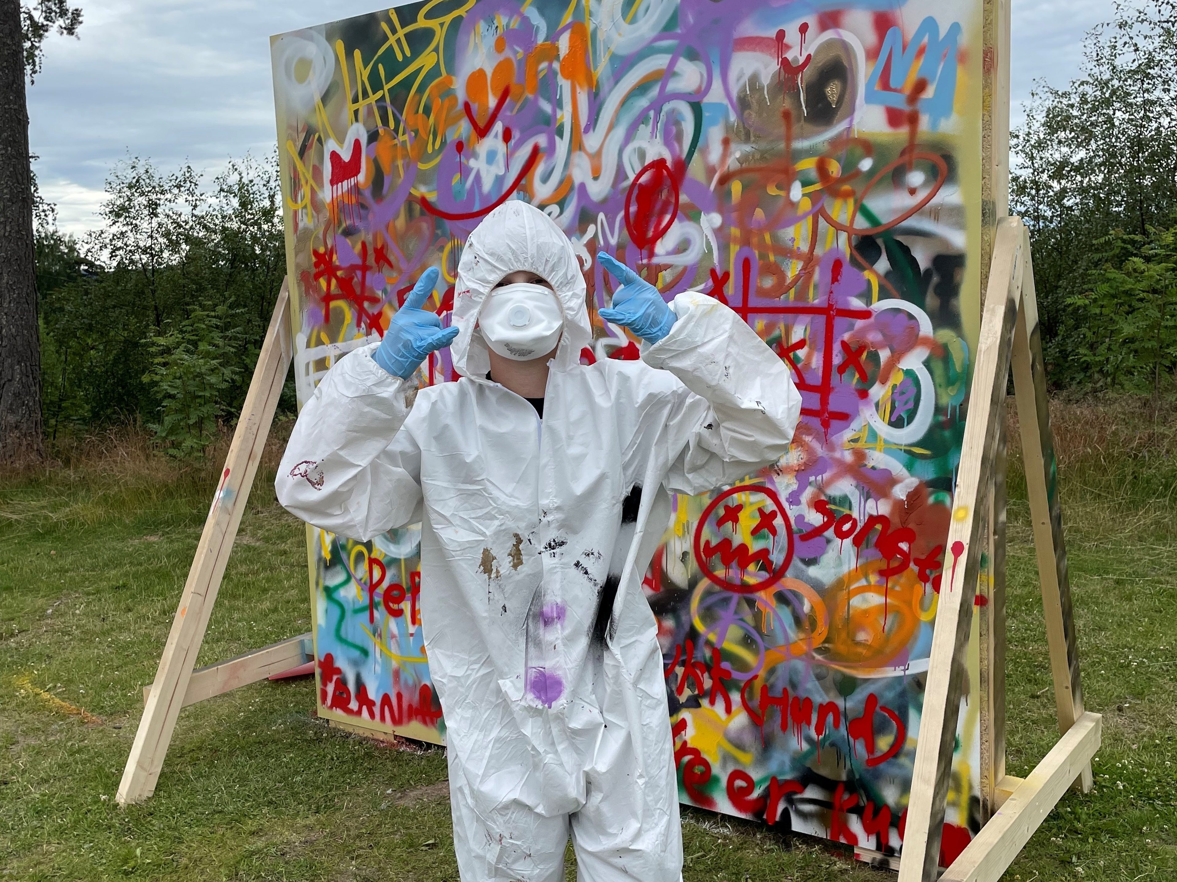 barn med grafitti