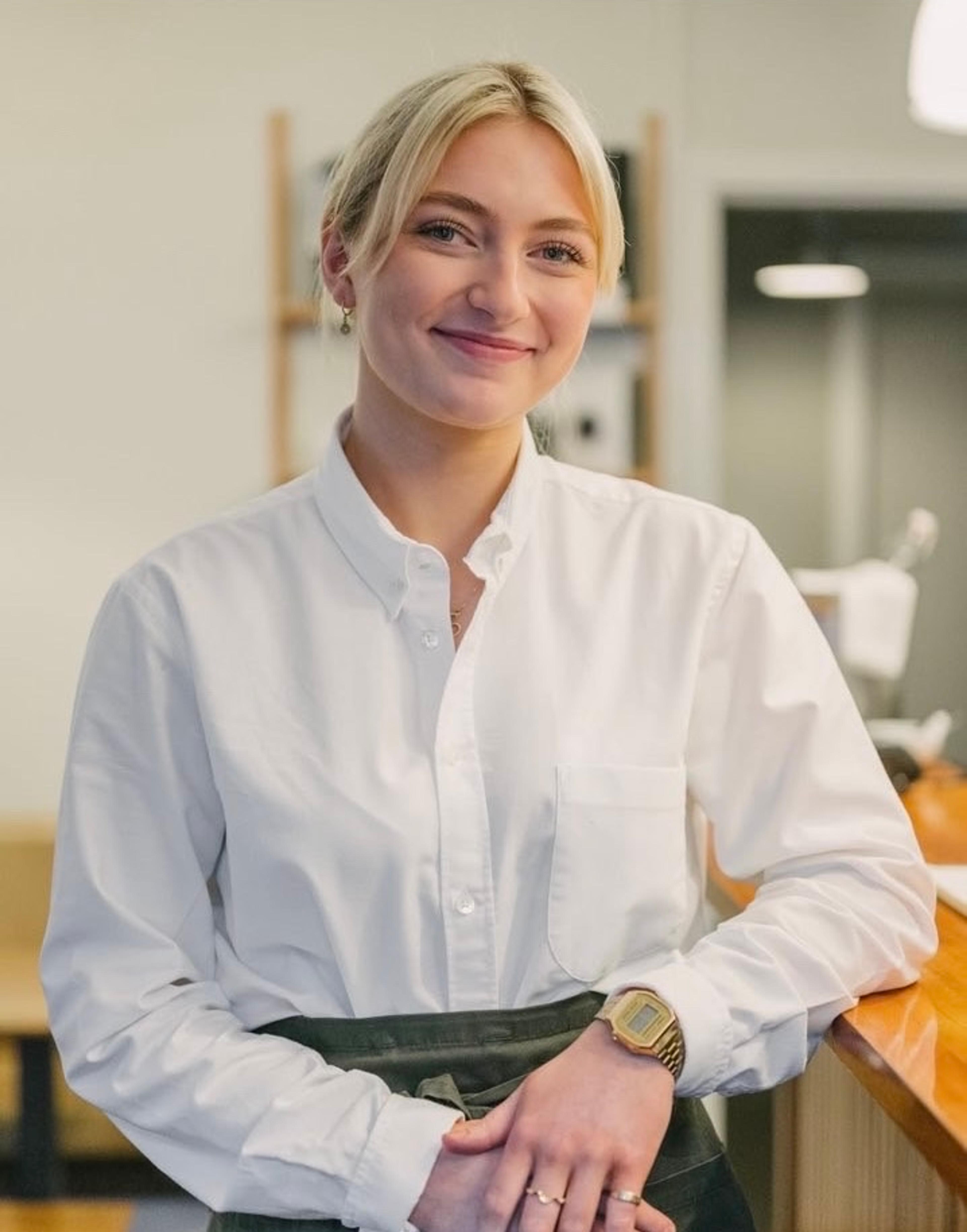 Dame med hvit skjorte