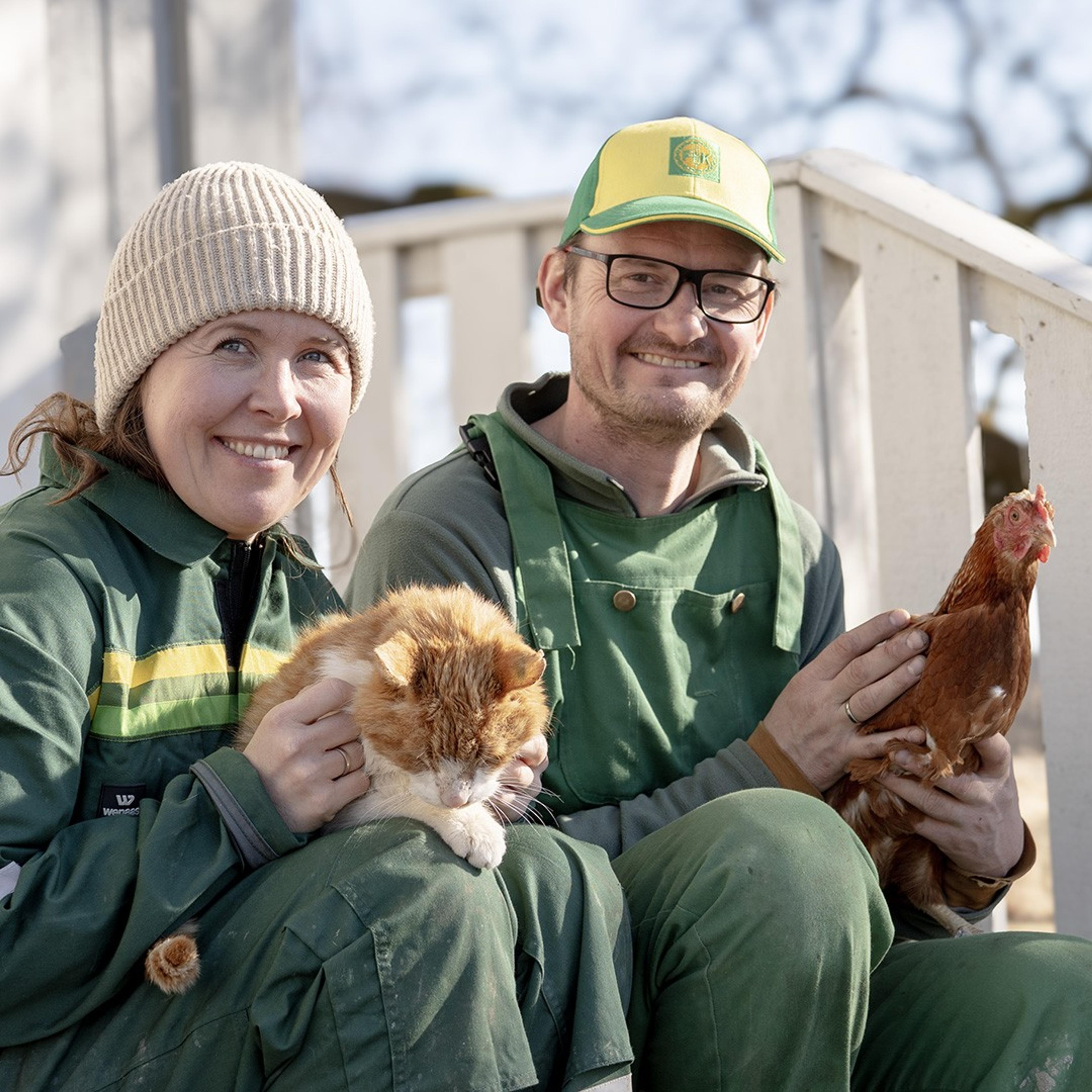 Dame med katt og mann med høne