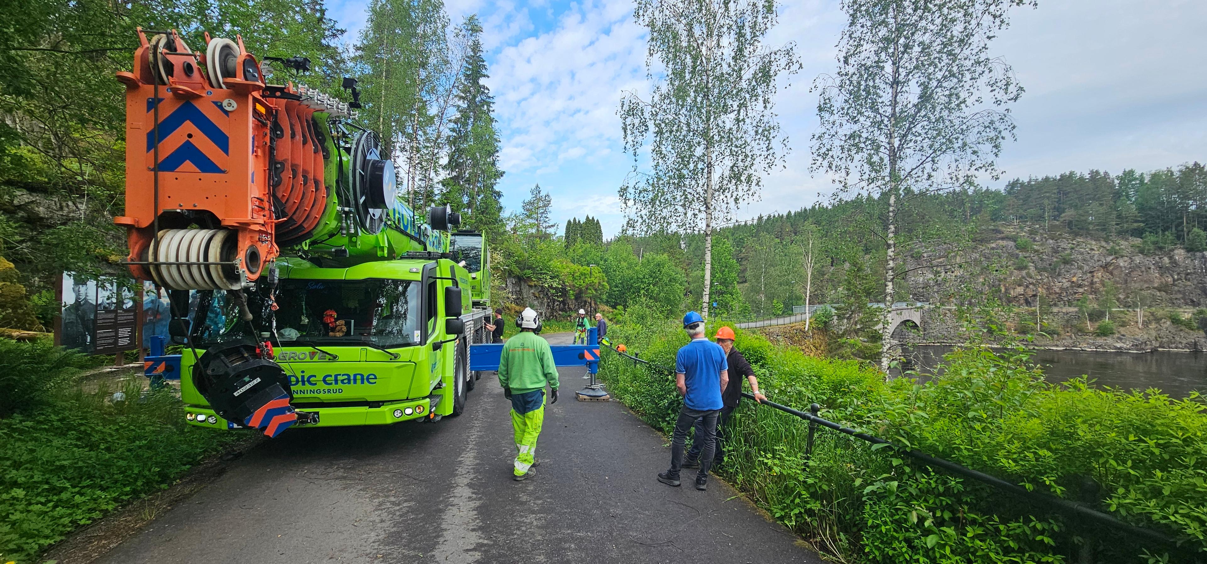 En svær mobilkran og mennesker som går ved siden av.​​​​‌﻿‍﻿​‍​‍‌‍﻿﻿‌﻿​‍‌‍‍‌‌‍‌﻿‌‍‍‌‌‍﻿‍​‍​‍​﻿‍‍​‍​‍‌﻿​﻿‌‍​‌‌‍﻿‍‌‍‍‌‌﻿‌​‌﻿‍‌​‍﻿‍‌‍‍‌‌‍﻿﻿​‍​‍​‍﻿​​‍​‍‌‍‍​‌﻿​‍‌‍‌‌‌‍‌‍​‍​‍​﻿‍‍​‍​‍‌‍‍​‌﻿‌​‌﻿‌​‌﻿​​​﻿‍‍​‍﻿﻿​‍﻿﻿‌‍﻿​‌‍﻿﻿‌‍​﻿‌‍​‌‌‍﻿​‌‍‍​‌‍﻿﻿‌﻿​﻿‌﻿‌​​﻿‍‍​﻿​﻿​﻿​﻿​﻿​﻿​﻿​﻿​‍﻿﻿‌‍‍‌‌‍﻿‍‌﻿‌​‌‍‌‌‌‍﻿‍‌﻿‌​​‍﻿﻿‌‍‌‌‌‍‌​‌‍‍‌‌﻿‌​​‍﻿﻿‌‍﻿‌‌‍﻿﻿‌‍‌​‌‍‌‌​﻿﻿‌‌﻿​​‌﻿​‍‌‍‌‌‌﻿​﻿‌‍‌‌‌‍﻿‍‌﻿‌​‌‍​‌‌﻿‌​‌‍‍‌‌‍﻿﻿‌‍﻿‍​﻿‍﻿‌‍‍‌‌‍‌​​﻿﻿‌​﻿‌‌​﻿‌‌​﻿‌‍​﻿‍​​﻿​‍​﻿​‍​﻿‍​​﻿‌﻿​‍﻿‌​﻿‌‌‌‍‌‍​﻿‍​​﻿‌​​‍﻿‌​﻿‌​‌‍​﻿‌‍‌‌​﻿‌‍​‍﻿‌‌‍​‌​﻿‌﻿​﻿‌​​﻿‌‍​‍﻿‌‌‍​‌​﻿​﻿​﻿‌﻿​﻿‍​​﻿​‍​﻿‍​​﻿​‌​﻿‌‍​﻿‍‌​﻿‍‌‌‍‌‌​﻿‌﻿​﻿‍﻿‌﻿‌​‌﻿‍‌‌﻿​​‌‍‌‌​﻿﻿‌‌﻿​​‌‍﻿﻿‌﻿​﻿‌﻿‌​​﻿‍﻿‌﻿​​‌‍​‌‌﻿‌​‌‍‍​​﻿﻿‌‌‍​‍‌‍﻿﻿‌‍‌​‌﻿‍‌​‍‌‌​﻿‌‌‌​​‍‌‌﻿﻿‌‍‍﻿‌‍‌‌‌﻿‍‌​‍‌‌​﻿​﻿‌​‌​​‍‌‌​﻿​﻿‌​‌​​‍‌‌​﻿​‍​﻿​‍​﻿‌﻿‌‍‌‍​﻿‍​​﻿​‍​﻿​‍‌‍​‍​﻿‌‍‌‍​‌‌‍​‍‌‍‌​‌‍‌‌​﻿​﻿​‍‌‌​﻿​‍​﻿​‍​‍‌‌​﻿‌‌‌​‌​​‍﻿‍‌‍​‌‌‍﻿​‌﻿‌​​﻿﻿﻿‌‍​‍‌‍​‌‌﻿​﻿‌‍‌‌‌‌‌‌‌﻿​‍‌‍﻿​​﻿﻿‌‌‍‍​‌﻿‌​‌﻿‌​‌﻿​​​‍‌‌​﻿​﻿‌​​‌​‍‌‌​﻿​‍‌​‌‍​‍‌‌​﻿​‍‌​‌‍‌‍﻿​‌‍﻿﻿‌‍​﻿‌‍​‌‌‍﻿​‌‍‍​‌‍﻿﻿‌﻿​﻿‌﻿‌​​‍‌‌​﻿​﻿‌​​‌​﻿​﻿​﻿​﻿​﻿​﻿​﻿​﻿​‍‌‍‌‍‍‌‌‍‌​​﻿﻿‌​﻿‌‌​﻿‌‌​﻿‌‍​﻿‍​​﻿​‍​﻿​‍​﻿‍​​﻿‌﻿​‍﻿‌​﻿‌‌‌‍‌‍​﻿‍​​﻿‌​​‍﻿‌​﻿‌​‌‍​﻿‌‍‌‌​﻿‌‍​‍﻿‌‌‍​‌​﻿‌﻿​﻿‌​​﻿‌‍​‍﻿‌‌‍​‌​﻿​﻿​﻿‌﻿​﻿‍​​﻿​‍​﻿‍​​﻿​‌​﻿‌‍​﻿‍‌​﻿‍‌‌‍‌‌​﻿‌﻿​‍‌‍‌﻿‌​‌﻿‍‌‌﻿​​‌‍‌‌​﻿﻿‌‌﻿​​‌‍﻿﻿‌﻿​﻿‌﻿‌​​‍‌‍‌﻿​​‌‍​‌‌﻿‌​‌‍‍​​﻿﻿‌‌‍​‍‌‍﻿﻿‌‍‌​‌﻿‍‌​‍‌‌​﻿‌‌‌​​‍‌‌﻿﻿‌‍‍﻿‌‍‌‌‌﻿‍‌​‍‌‌​﻿​﻿‌​‌​​‍‌‌​﻿​﻿‌​‌​​‍‌‌​﻿​‍​﻿​‍​﻿‌﻿‌‍‌‍​﻿‍​​﻿​‍​﻿​‍‌‍​‍​﻿‌‍‌‍​‌‌‍​‍‌‍‌​‌‍‌‌​﻿​﻿​‍‌‌​﻿​‍​﻿​‍​‍‌‌​﻿‌‌‌​‌​​‍﻿‍‌‍​‌‌‍﻿​‌﻿‌​​‍‌‍‌﻿​​‌‍‌‌‌﻿​‍‌﻿​﻿‌﻿​​‌‍‌‌‌‍​﻿‌﻿‌​‌‍‍‌‌﻿‌‍‌‍‌‌​﻿﻿‌‌﻿​​‌﻿‌‌‌‍​‍‌‍﻿​‌‍‍‌‌﻿​﻿‌‍‍​‌‍‌‌‌‍‌​​‍​‍‌﻿﻿‌
